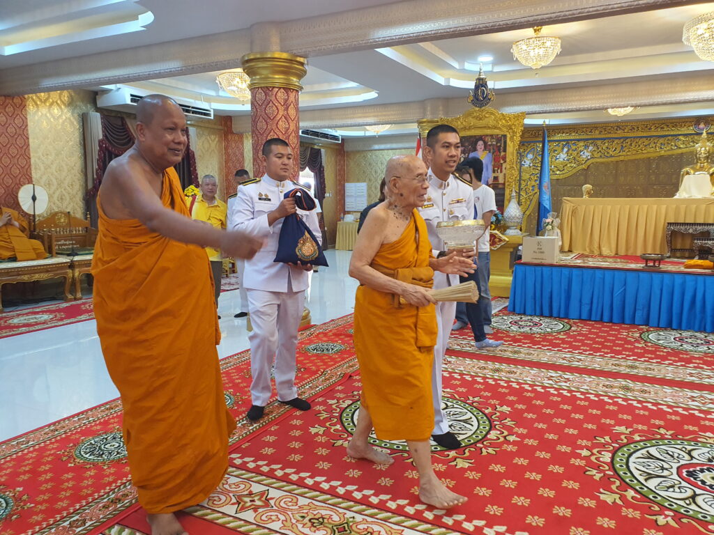 วัดบางพลีใหญ่กลาง จัดพิธีอุปสมบทหมู่ถวายเป็นพระราชกุศลสมเด็จพระนางเจ้าสิริกิติ์ พระบรมราชินีนาถ พระบรมราชชนนีพันปีหลวง เมื่อเช้าวันที่ 12 สิงหาคม 2568 ที่วัดบางพลีใหญ่กลาง อำเภอบางพลี จังหวัดสมุทรปราการ ท่านเจ้าคุณแจ้ พระวชิรคณาทร ดร.เจ้าอาวาส วัดบางพลีใหญ่กลาง อ.บางพลี จ.สมุทรปราการ ได้จัดพิธีบรรพชาอุปสมบทหมู่ โดยคณะไวยาวัจกร วัดบางพลีใหญ่กลาง จำนวน 4คน ได้แก่ นายฉะโอด รุ่งเรือง ที่ปรึกษานายก อบจ.สมุทรปราการ นายภูมินันท์ ขวัญเมือง อดีต รอง ผอ.สพป.สมุทรปราการ เขต 2 นายโสภณ มหาบุญ รองนายก อบต.บางพลีใหญ่ และนายดำรงค์รักษ์ บุญประเสริฐ น้องชายอดีตเจ้าอาวาสวัดบางพลีใหญ่กลาง พร้อมใจอุปสมบทหมู่ เพื่อถวายเป็นพระราชกุศลแด่ สมเด็จพระนางเจ้าสิริกิติ์ พระบรมราชินีนาถ พระบรมราชชนนีพันปีหลวง เนื่องในโอกาสวันเฉลิมพระชนมพรรษา 93 พรรษา 12 สิงหาคม โดยมีนายสุนทร ปานแสงทอง นายกองค์การบริหารส่วนจังหวัดสมุทรปราการ พร้อมคณะผู้บริหาร สมาชิกสภาอบจ.และประชาชนจำนวนมากร่วมงานบุญกันจำนวนมาก สำหรับการจัดพิธีการบรรพชาอุปสมบทหมู่ในครั้งนี้นั้น เป็นการอุปสมบทเพื่อถวายเป็นพระราชกุศลแด่ สมเด็จพระนางเจ้าสิริกิติ์ พระบรมราชินีนาถ พระบรมราชชนนีพันปีหลวง เนื่องในโอกาสวันเฉลิมพระชนมพรรษา 93 พรรษา 12 สิงหาคมเพื่อเป็นการเทิดพระเกียรติ แสดงออกถึงความจงรักภักดี และสำนึกในพระมหากรุณาธิคุณ โดยจะมีการบวชเป็นเวลา 7 วัน