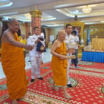 วัดบางพลีใหญ่กลาง จัดพิธีอุปสมบทหมู่ถวายเป็นพระราชกุศลสมเด็จพระนางเจ้าสิริกิติ์ พระบรมราชินีนาถ พระบรมราชชนนีพันปีหลวง เมื่อเช้าวันที่ 12 สิงหาคม 2568 ที่วัดบางพลีใหญ่กลาง อำเภอบางพลี จังหวัดสมุทรปราการ ท่านเจ้าคุณแจ้ พระวชิรคณาทร ดร.เจ้าอาวาส วัดบางพลีใหญ่กลาง อ.บางพลี จ.สมุทรปราการ ได้จัดพิธีบรรพชาอุปสมบทหมู่ โดยคณะไวยาวัจกร วัดบางพลีใหญ่กลาง จำนวน 4คน ได้แก่ นายฉะโอด รุ่งเรือง ที่ปรึกษานายก อบจ.สมุทรปราการ นายภูมินันท์ ขวัญเมือง อดีต รอง ผอ.สพป.สมุทรปราการ เขต 2 นายโสภณ มหาบุญ รองนายก อบต.บางพลีใหญ่ และนายดำรงค์รักษ์ บุญประเสริฐ น้องชายอดีตเจ้าอาวาสวัดบางพลีใหญ่กลาง พร้อมใจอุปสมบทหมู่ เพื่อถวายเป็นพระราชกุศลแด่ สมเด็จพระนางเจ้าสิริกิติ์ พระบรมราชินีนาถ พระบรมราชชนนีพันปีหลวง เนื่องในโอกาสวันเฉลิมพระชนมพรรษา 93 พรรษา 12 สิงหาคม โดยมีนายสุนทร ปานแสงทอง นายกองค์การบริหารส่วนจังหวัดสมุทรปราการ พร้อมคณะผู้บริหาร สมาชิกสภาอบจ.และประชาชนจำนวนมากร่วมงานบุญกันจำนวนมาก สำหรับการจัดพิธีการบรรพชาอุปสมบทหมู่ในครั้งนี้นั้น เป็นการอุปสมบทเพื่อถวายเป็นพระราชกุศลแด่ สมเด็จพระนางเจ้าสิริกิติ์ พระบรมราชินีนาถ พระบรมราชชนนีพันปีหลวง เนื่องในโอกาสวันเฉลิมพระชนมพรรษา 93 พรรษา 12 สิงหาคมเพื่อเป็นการเทิดพระเกียรติ แสดงออกถึงความจงรักภักดี และสำนึกในพระมหากรุณาธิคุณ โดยจะมีการบวชเป็นเวลา 7 วัน