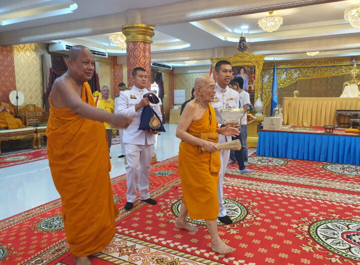 วัดบางพลีใหญ่กลาง จัดพิธีอุปสมบทหมู่ถวายเป็นพระราชกุศลสมเด็จพระนางเจ้าสิริกิติ์ พระบรมราชินีนาถ พระบรมราชชนนีพันปีหลวง เมื่อเช้าวันที่ 12 สิงหาคม 2568 ที่วัดบางพลีใหญ่กลาง อำเภอบางพลี จังหวัดสมุทรปราการ ท่านเจ้าคุณแจ้ พระวชิรคณาทร ดร.เจ้าอาวาส วัดบางพลีใหญ่กลาง อ.บางพลี จ.สมุทรปราการ ได้จัดพิธีบรรพชาอุปสมบทหมู่ โดยคณะไวยาวัจกร วัดบางพลีใหญ่กลาง จำนวน 4คน ได้แก่ นายฉะโอด รุ่งเรือง ที่ปรึกษานายก อบจ.สมุทรปราการ นายภูมินันท์ ขวัญเมือง อดีต รอง ผอ.สพป.สมุทรปราการ เขต 2 นายโสภณ มหาบุญ รองนายก อบต.บางพลีใหญ่ และนายดำรงค์รักษ์ บุญประเสริฐ น้องชายอดีตเจ้าอาวาสวัดบางพลีใหญ่กลาง พร้อมใจอุปสมบทหมู่ เพื่อถวายเป็นพระราชกุศลแด่ สมเด็จพระนางเจ้าสิริกิติ์ พระบรมราชินีนาถ พระบรมราชชนนีพันปีหลวง เนื่องในโอกาสวันเฉลิมพระชนมพรรษา 93 พรรษา 12 สิงหาคม โดยมีนายสุนทร ปานแสงทอง นายกองค์การบริหารส่วนจังหวัดสมุทรปราการ พร้อมคณะผู้บริหาร สมาชิกสภาอบจ.และประชาชนจำนวนมากร่วมงานบุญกันจำนวนมาก สำหรับการจัดพิธีการบรรพชาอุปสมบทหมู่ในครั้งนี้นั้น เป็นการอุปสมบทเพื่อถวายเป็นพระราชกุศลแด่ สมเด็จพระนางเจ้าสิริกิติ์ พระบรมราชินีนาถ พระบรมราชชนนีพันปีหลวง เนื่องในโอกาสวันเฉลิมพระชนมพรรษา 93 พรรษา 12 สิงหาคมเพื่อเป็นการเทิดพระเกียรติ แสดงออกถึงความจงรักภักดี และสำนึกในพระมหากรุณาธิคุณ โดยจะมีการบวชเป็นเวลา 7 วัน