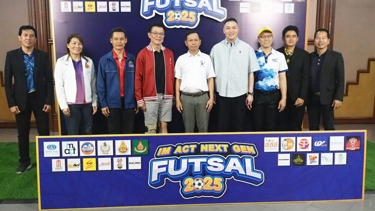 พ่อเมืองปากน้ำประธานมอบรางวัลแข่งฟุตซอลเยาวชนอายุไม่เกิน 12 ปี รายการ IM ACT NEXT GEN FUTSAL 2025 วันที่ 10 สิงหาคม 2568 เวลา 17.00 น. ศึกฟุตซอลชิงแชมป์เยาวชนอายุไม่เกิน 12 ปี รายการ IM ACT NEXT GEN FUTSAL 2025 ที่ศูนย์การค้าอิมพีเรียล เวิลด์ สำโรง ได้จัดขึ้น ณ Convention Hall ชั้น 6 ศูนย์การค้าอิมพีเรียล เวิลด์ สำโรง อำเภอเมือง จังหวัดสมุทรปราการ โดย นายศุภมิตร ชิณศรี ผู้ว่าราชการจังหวัดสมุทรปราการ เป็นประธานในพิธีกล่าวให้โอวาทแก่นักกีฬา และมอบถ้วยรางวัลเกียรติยศ ทุนการศึกษา มูลค่า 10,000 บาท จากศูนย์การค้าอิมพีเรียล เวิลด์ สำโรง ให้แก่ทีมชนะเลิศ โดยมีคุณภิญโญ กิจเลิศไพโรจน์ ผู้ช่วยกรรมการผู้จัดการใหญ่ ศูนย์การค้าอิมพีเรียล เวิลด์ สำโรง ว่าที่ร้อยตรีชัชวรรธณ์ นุชลำยอง ผู้อำนวยการสำนักงานการกีฬาแห่งประเทศไทย จังหวัดสมุทรปราการ นายธิติ ภัทรสิทธิกฤษ ผู้จัดการหน่วยจัดการด้านเด็กและเยาวชน จังหวัดสมุทรปราการ นายภัทรวุฒิ ศรีสวัสดิ์ กรรมการผู้จัดการ บริษัท คูล ซัพพอร์ทเตอร์ กรุ๊ป จำกัด นายสิทธิพงษ์ พิญญะพันธ์ ผู้บริหาร บริษัท เอส พี ดีไซน์ จำกัด นางสาวสายฝน สวัสเอื้อ รองผู้อำนวยการ สพป. สมุทรปราการ เขต 2 นางสุภิญญา วงษ์นาม ผู้อำนวยการ สพป.สมุทรปราการ เขต 1 และคุณภัทรวุฒิ ศรีสวัสดิ์ ที่ปรึกษาอนุกรรมมาธิการกีฬารัฐสภา ร่วมมอบรางวัลให้กับทีมและนักเตะที่ได้รับรางวัลตามสาขาต่างกันออกไป ดังมีรายการดังต่อไปนี้ รางวัลชนะเลิศ ได้แก่ ทีม “พ่อกล้าท้ายบ้าน” รับถ้วยรางวัลเกียรติยศ จากศูนย์การค้าอิมพีเรียล เวิลด์ สำโรง และทุนการศึกษา มูลค่า 10,000 บาท จากศูนย์การค้าอิมพีเรียล เวิลด์ สำโรง รางวัลรองชนะเลิศอันดับที่ 1 ได้แก่ทีมโรงเรียนทรงวิทยา เทพารักษ์ รับถ้วยรางวัลเกียรติยศ และทุนการศึกษา มูลค่า 6,000 บาท จากศูนย์การค้าอิมพีเรียล เวิลด์ สำโรง รางวัลรองชนะเลิศอันดับที่ 2 ได้แก่ทีมโรงเรียนเทศบาล 1 (เยี่ยมเกษสุวรรณ) รับถ้วยรางวัลเกียรติยศ และทุนการศึกษา มูลค่า 3,000 บาท จากศูนย์การค้าอิมพีเรียล เวิลด์ สำโรง รางวัลรองชนะเลิศอันดับที่ 3 ได้แก่ทีมโรงเรียนมัธยมวัดศรีจันทร์ประดิษฐ์ X ยอดมงคงสปอร์ต รับถ้วยรางวัลเกียรติยศ และทุนการศึกษา มูลค่า 1,000บาท จากศูนย์การค้าอิมพีเรียล เวิลด์ สำโรง ส่วนรางวัลทีมมารยาทยอดเยี่ยม ได้แก่ทีมโรงเรียนทรงวิทยา เทพารักษ์ รับถ้วยรางวัลเกียรติยศ และทุนการศึกษา มูลค่า 1,000 บาท จากศูนย์การค้าอิมพีเรียล เวิลด์ รางวัล นักเตะยอดเยี่ยม ได้แก่ เด็กชายอดิเทพ ศรวันเพ็ญ จากทีมพ่อกล้าท้ายบ้าน รับถ้วยรางวัลและรองเท้า จากศูนย์การค้าอิมพีเรียล เวิลด์ สำโรง รางวัลดาวซันโว ได้แก่เด็กชาย ภัควัฒน์ เจียมรัมย์ จากทีมพ่อกล้าท้ายบ้าน รับถ้วยรางวัลและรองเท้า จากศูนย์การค้าอิมพีเรียล เวิลด์ สำโรง รางวัล Popular Vote ได้แก่ ทีมคูล ซัพพอร์ทเตอร์ อะคาเดมี่ รับทุนการศึกษา จากศูนย์การค้าอิมพีเรียล เวิลด์ สำโรง มูลค่า 3,000 บาท