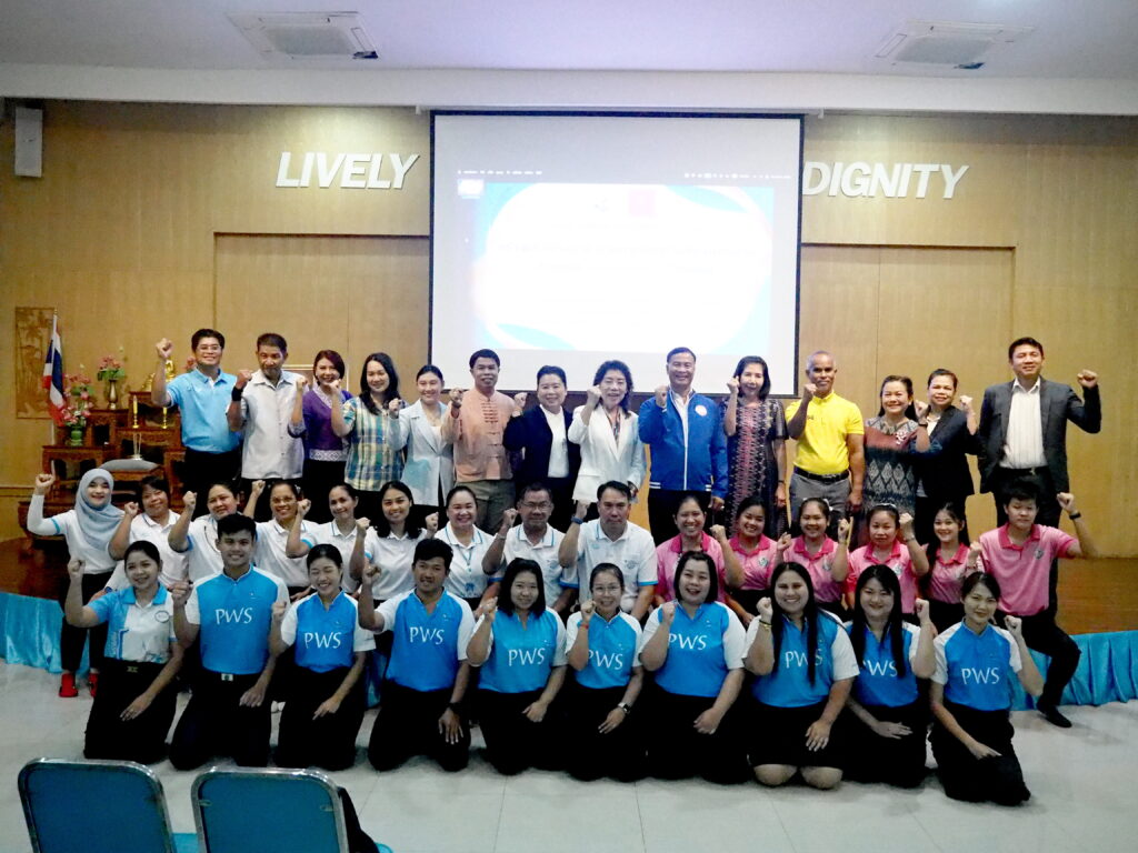 สมุทรปราการ สุทธิวิทย์ ชยุตม์วรกานต์ ท.ต.แพรกษาร่วมกับบ.ศูนย์ความคิดสร้างสรรค์จัดสัมมนาหลักสูตร“สร้างครู สร้างชาติ ด้วยการคิดสร้างสรรค์ทางบวก” เทศบาลตำบลแพรกษา อ.เมืองสมุทรปราการ จ.สมุทรปราการ โดย นางอรัญญา สุวรรณบุตร นายกเทศมนตรีตำบลแพรกษา พร้อมด้วย ดร.ยงยุทธ สุวรรณบุตร สมาชิกสภาผู้แทนราษฎร จังหวัดสมุทรปราการ สมัยที่ 25 ที่ปรึกษากิตติมศักดิ์นายกเทศมนตรีตำบลแพรกษา ร่วมกับบริษัทศูนย์ความคิดสร้างสรรค์ จัดสัมมนาเชิงปฏิบัติการ “ สร้างครู สร้างชาติ ด้วยการคิดสร้างสรรค์ทางบวก“ ณ ห้องประชุมสุวรรณบุตร โรงเรียนแพรกษาวิเทศศึกษา ต.แพรกษา อ.เมือง สมุทรปราการ การเปิดโครงการ การสัมมนาวันนี้ ถือเป็นการเริ่มโครงการครั้งแรก เกิดขึ้นด้วยความร่วมมือสำคัญระหว่างเทศบาลตำบลแพรกษา โดยนางอรัญญา สุวรรณบุตร นายกเทศมนตรีตำบลแพรกษา ดร.ยงยุทธ สุวรรณบุตร สมาชิกสภาผู้แทนราษฎร จังหวัดสมุทรปราการ สมัยที่ 25 ที่ปรึกษากิตติมศักดิ์นายกเทศมนตรีตำบลแพรกษา และบริษัทศูนย์ความคิดสร้างสรรค์ โดย อาจารย์รัศมี ธันยธร มาร่วมทำ CSR เพื่ออบรมครูของโรงเรียนแพรกษาทั้ง 3 ระดับ ให้ครบ 100% เพื่อที่บริษัทศูนย์ความคิดสร้างสรรค์จะได้มอบการรับรองโรงเรียนแพรกษาทั้ง 3 ระดับ ให้เป็น “Cresitive Thinking School” แห่งแรกของประเทศไทย โดยมี นายชูชาติ เที่ยงธรรม ผู้อำนวยการโรงเรียนมัธยมแพรกษาวิเทศศึกษา นายเกษมสินธุ์ สอนสุข ผู้อำนวยการ โรงเรียนอนุบาลแพรกษาวิเทศศึกษา และนางมลทิรา กรแก้ว ผู้อำนวยการโรงเรียนแพรกษาวิเทศศึกษา พร้อมคณะครูทั้ง3โรงเรียนเข้าร่วมสัมมนาเพิ่มความรู้ ขณะที่ นางพรเพ็ญ กลิ่นกำธรกุล รองนายกเทศมนตรีฯ นายวรรณวุฒิ มาสุข พร้อมด้วย นายสมบูรณ์ สันหยี รองปลัดเทศบาลตำบลแพรกษา นางสาวอรอุมา ชาภูคำ ผอ.กองการศึกษา พร้อมเจ้าหน้าที่เทศบาลตำบลแพรกษาได้เข้าร่วมในพิธีเปิดการสัมมนาในครั้งนี้ด้วย โครงการดังกล่าว มีวัตถุประสงค์ ในการสร้างประเทศชาติให้เข้มแข็ง ผ่านระบบการศึกษาของประเทศ ซึ่งมีครูและเยาวชนเป็นหัวใจสำคัญ โดยหลักสูตรที่นำมาใช้ในการสัมมนาครั้งนี้คือ Cresitive (Creative + Positive) Thinking ออกแบบโดย อาจารย์รัศมี ธันยธร จากบริษัทศูนย์ความคิดสร้างสรรค์ โดยใช้ความรู้จากการศึกษาด้านการพัฒนาทรัพยากรมนุษย์จากมหาวิทยาลัยแมนเชสเตอร์ ประเทศอังกฤษ ประกอบกับองค์ความรู้ที่ได้รับจากการเป็นลูกศิษย์ของ ดร. เอ็ดเวิร์ด เดอ โบโน ปรมาจารย์ด้านความคิดสร้างสรรค์ระดับโลก และประสบการณ์จากการสอนหลักสูตรต่าง ๆ ของ ดร. เดอ โบโน เป็นเวลากว่า 30 ปี เพื่อสร้างหลักสูตรนี้ให้เหมาะสมกับบริบทของประเทศไทย ออกแบบโดย **อาจารย์รศมี ธันยธร** แห่งบริษัทศูนย์ความคิดสร้างสรรค์ โดยใช้ความรู้จากการศึกษาด้านการพัฒนาทรัพยากรมนุษย์จากมหาวิทยาลัยแมนเชสเตอร์ ประเทศอังกฤษ ประกอบกับ องค์ความรู้ที่ได้จากการเป็นลูกศิษย์ของ ดร. เอ็ดเวิรด์ เดอ โบโน ปรมาจารย์ด้านความคิดสร้างงสรรค์ระดับโลก และประสบการณ์จากการสอนหลักสูตรต่างๆ ของ ดร. เดอ โบโน เป็นเวลากว่า 30 ปี สร้างหลักสูตรนี้ขึ้นให้เหมาะสมกับบริบทของประเทศไทย วิธีคิดในหลักสูตรนี้ ประกอบด้วย 2 ส่วนคือ creative และ positive ซึ่งทักษะวิธีคิดนี้จะตอบโจทย์ด้าน HRD หรือการพัฒนาทรัพยากรของมนุษย์ในปัจจุบันที่ต้องการพัฒนา “ความฉลาด” ด้านต่างๆ ของมนุษย์ เช่น IQ EQ เป็นต้น การสัมมนาครั้งนี้ใช้เวลาสัมมนาทั้งสิ้น 4 วัน ช่วงแรก 2 วัน คือ 29-30 สิงหาคม เป็นการฝึกทักษะด้านการ คิดสร้างสรรค์และคิดบวก ให้กับครูผู้เข้าสัมมนาทั้ง 30 คน หลังจากนั้นประมาณ 1-2 สัปดาห์ จะเป็นการออกแบบวิธีการนำไปใช้และฝึกการสอนเป็นเวลา 1 วัน และอีก 1 วันสุดท้ายจะเป็นการรับฟัง FEEDBACK หลังจากนำไปใช้สอนจริง