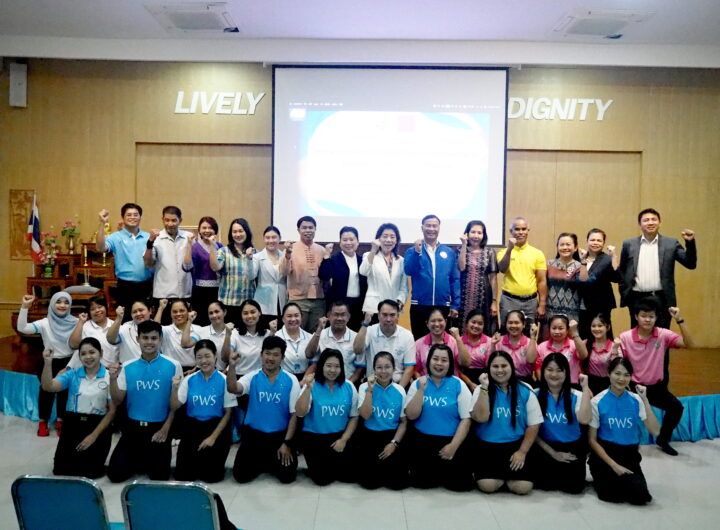 สมุทรปราการ สุทธิวิทย์ ชยุตม์วรกานต์ ท.ต.แพรกษาร่วมกับบ.ศูนย์ความคิดสร้างสรรค์จัดสัมมนาหลักสูตร“สร้างครู สร้างชาติ ด้วยการคิดสร้างสรรค์ทางบวก” เทศบาลตำบลแพรกษา อ.เมืองสมุทรปราการ จ.สมุทรปราการ โดย นางอรัญญา สุวรรณบุตร นายกเทศมนตรีตำบลแพรกษา พร้อมด้วย ดร.ยงยุทธ สุวรรณบุตร สมาชิกสภาผู้แทนราษฎร จังหวัดสมุทรปราการ สมัยที่ 25 ที่ปรึกษากิตติมศักดิ์นายกเทศมนตรีตำบลแพรกษา ร่วมกับบริษัทศูนย์ความคิดสร้างสรรค์ จัดสัมมนาเชิงปฏิบัติการ “ สร้างครู สร้างชาติ ด้วยการคิดสร้างสรรค์ทางบวก“ ณ ห้องประชุมสุวรรณบุตร โรงเรียนแพรกษาวิเทศศึกษา ต.แพรกษา อ.เมือง สมุทรปราการ การเปิดโครงการ การสัมมนาวันนี้ ถือเป็นการเริ่มโครงการครั้งแรก เกิดขึ้นด้วยความร่วมมือสำคัญระหว่างเทศบาลตำบลแพรกษา โดยนางอรัญญา สุวรรณบุตร นายกเทศมนตรีตำบลแพรกษา ดร.ยงยุทธ สุวรรณบุตร สมาชิกสภาผู้แทนราษฎร จังหวัดสมุทรปราการ สมัยที่ 25 ที่ปรึกษากิตติมศักดิ์นายกเทศมนตรีตำบลแพรกษา และบริษัทศูนย์ความคิดสร้างสรรค์ โดย อาจารย์รัศมี ธันยธร มาร่วมทำ CSR เพื่ออบรมครูของโรงเรียนแพรกษาทั้ง 3 ระดับ ให้ครบ 100% เพื่อที่บริษัทศูนย์ความคิดสร้างสรรค์จะได้มอบการรับรองโรงเรียนแพรกษาทั้ง 3 ระดับ ให้เป็น “Cresitive Thinking School” แห่งแรกของประเทศไทย โดยมี นายชูชาติ เที่ยงธรรม ผู้อำนวยการโรงเรียนมัธยมแพรกษาวิเทศศึกษา นายเกษมสินธุ์ สอนสุข ผู้อำนวยการ โรงเรียนอนุบาลแพรกษาวิเทศศึกษา และนางมลทิรา กรแก้ว ผู้อำนวยการโรงเรียนแพรกษาวิเทศศึกษา พร้อมคณะครูทั้ง3โรงเรียนเข้าร่วมสัมมนาเพิ่มความรู้ ขณะที่ นางพรเพ็ญ กลิ่นกำธรกุล รองนายกเทศมนตรีฯ นายวรรณวุฒิ มาสุข พร้อมด้วย นายสมบูรณ์ สันหยี รองปลัดเทศบาลตำบลแพรกษา นางสาวอรอุมา ชาภูคำ ผอ.กองการศึกษา พร้อมเจ้าหน้าที่เทศบาลตำบลแพรกษาได้เข้าร่วมในพิธีเปิดการสัมมนาในครั้งนี้ด้วย โครงการดังกล่าว มีวัตถุประสงค์ ในการสร้างประเทศชาติให้เข้มแข็ง ผ่านระบบการศึกษาของประเทศ ซึ่งมีครูและเยาวชนเป็นหัวใจสำคัญ โดยหลักสูตรที่นำมาใช้ในการสัมมนาครั้งนี้คือ Cresitive (Creative + Positive) Thinking ออกแบบโดย อาจารย์รัศมี ธันยธร จากบริษัทศูนย์ความคิดสร้างสรรค์ โดยใช้ความรู้จากการศึกษาด้านการพัฒนาทรัพยากรมนุษย์จากมหาวิทยาลัยแมนเชสเตอร์ ประเทศอังกฤษ ประกอบกับองค์ความรู้ที่ได้รับจากการเป็นลูกศิษย์ของ ดร. เอ็ดเวิร์ด เดอ โบโน ปรมาจารย์ด้านความคิดสร้างสรรค์ระดับโลก และประสบการณ์จากการสอนหลักสูตรต่าง ๆ ของ ดร. เดอ โบโน เป็นเวลากว่า 30 ปี เพื่อสร้างหลักสูตรนี้ให้เหมาะสมกับบริบทของประเทศไทย ออกแบบโดย **อาจารย์รศมี ธันยธร** แห่งบริษัทศูนย์ความคิดสร้างสรรค์ โดยใช้ความรู้จากการศึกษาด้านการพัฒนาทรัพยากรมนุษย์จากมหาวิทยาลัยแมนเชสเตอร์ ประเทศอังกฤษ ประกอบกับ องค์ความรู้ที่ได้จากการเป็นลูกศิษย์ของ ดร. เอ็ดเวิรด์ เดอ โบโน ปรมาจารย์ด้านความคิดสร้างงสรรค์ระดับโลก และประสบการณ์จากการสอนหลักสูตรต่างๆ ของ ดร. เดอ โบโน เป็นเวลากว่า 30 ปี สร้างหลักสูตรนี้ขึ้นให้เหมาะสมกับบริบทของประเทศไทย วิธีคิดในหลักสูตรนี้ ประกอบด้วย 2 ส่วนคือ creative และ positive ซึ่งทักษะวิธีคิดนี้จะตอบโจทย์ด้าน HRD หรือการพัฒนาทรัพยากรของมนุษย์ในปัจจุบันที่ต้องการพัฒนา “ความฉลาด” ด้านต่างๆ ของมนุษย์ เช่น IQ EQ เป็นต้น การสัมมนาครั้งนี้ใช้เวลาสัมมนาทั้งสิ้น 4 วัน ช่วงแรก 2 วัน คือ 29-30 สิงหาคม เป็นการฝึกทักษะด้านการ คิดสร้างสรรค์และคิดบวก ให้กับครูผู้เข้าสัมมนาทั้ง 30 คน หลังจากนั้นประมาณ 1-2 สัปดาห์ จะเป็นการออกแบบวิธีการนำไปใช้และฝึกการสอนเป็นเวลา 1 วัน และอีก 1 วันสุดท้ายจะเป็นการรับฟัง FEEDBACK หลังจากนำไปใช้สอนจริง