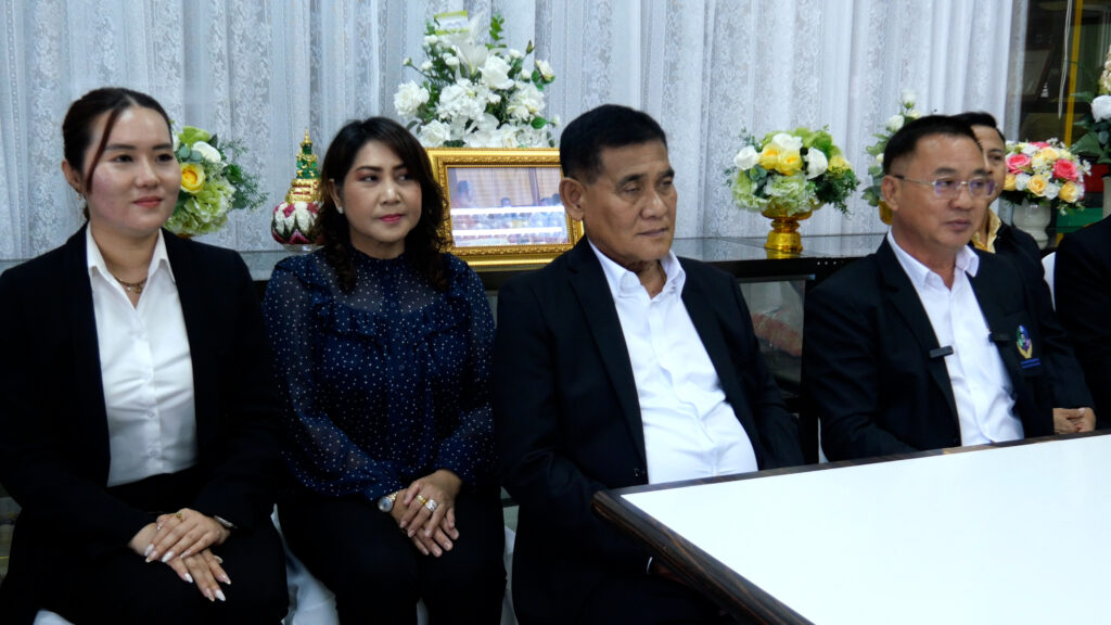 สมุทรปราการ สุทธิวิทย์ ชยุตม์วรกานต์ สุนทร ปานแสงทอง นายกอบจ.สป.มอบรถเข็น วีลแชร์ให้คนพิการ นายสุนทร ปานแสงทอง นายก อบจ.สมุทรปราการ ประธานในพิธีมอบอุปกรณ์เครื่องช่วยเหลือความพิการ รถเข็นนั่งวีลแชร์ และรถสามล้อชนิดมือโยก ตามโครงการศูนย์สาธิตและยืมอุปกรณ์เครื่องช่วยคนพิการ ฟื้นฟูสมรรถภาพที่บ้าน กองทุนฟื้นฟูสมรรถภาพจังหวัดสมุทรปราการให้กับคนพิการ โดยมีการขอรับการสนับสนุนรถเข็นนั่ง จำนวน 153 คน และ คนพิการทางการเคลื่อนไหว ขอรับการสนับสนุนรถสามล้อโยก จำนวน 15 คน ห้องประชุม ชั้น 2 สมาคมคนพิการ ซอยเพชรหึงษ์ 20 ตำบลบางกระสอบ อำเภอพระประแดง จังหวัดสมุทรปราการ นายสุนทร ปานแสงทอง นายกองค์การบริหารส่วนจังหวัดสมุทรปราการ และประธานกองทุนพื้นฟูสมรรถภาพจังหวัดสมุทรปราการ เป็นประธานในพิธี มอบการอุปกรณ์เครื่องช่วยเหลือความพิการ รถเข็นนั่งวีลแชร์ และรถสามล้อชนิดมือโยก ตามโครงการศูนย์สาธิตและยืมอุปกรณ์เครื่องช่วยคนพิการ ฟื้นฟูสมรรถภาพที่บ้าน กองทุนฟื้นฟูสมรรถภาพจังหวัดสมุทรปราการ พร้อมกล่าวให้โอวาท เพื่อเป็นขวัญและกำลังใจให้คนพิการที่เข้าร่วมงาน โดยมี ดร.สิงห์คำ มณีจันสุข นายกสมาคมคนพิการจังหวัดสมุทรปราการ กล่าวรายงานถึงวัตถุประสงค์ของการจัดงาน โดยมี คณะผู้บริหาร เลขานุการนายก อบจ.สมาชิกสภา อบจ.หัวหน้าส่วนราชการ คณะกรรมการสมาคมคนพิการ ตลอดจน แขกผู้มีเกียรติ และผู้พิการในเขตพื้นที่จังหวัดสมุทรปราการ เข้าร่วมพิธี คนพิการที่ขึ้นทะเบียนกับสำนักงานพัฒนาสังคมและความมั่นคงของมนุษย์จังหวัดสมุทรปราการ พบว่าคนพิการทางการเคลื่อนไหวมีจำนวนมากกว่าคนพิการประเภทอื่น ๆ สาเหตุหลักของความพิการส่วนใหญ่เกิดจากอุบัติเหตุบนท้องถนน การเจ็บป่วย การประกอบอาชีพหรือแม้แต่การใช้ชีวิตประจำวัน ดังนั้นการส่งเสริมและพัฒนาคุณภาพชีวิตคนการเพื่อให้ใด้รับโอกาสและการเข้าถึงสิทธิเป็นสิ่งจำเป็นอย่างยิ่งซึ่งหน่วยงานภาครัฐที่เกี่ยวต้องให้ความสำคัญมากเป็นพิเศษ เครื่องช่วยความพิการ เช่นรถเข็นนั่ง รถสามล้อโยก ถือว่าเป็นสิ่งจำเป็นอย่างยิ่งสำหรับคนพิการทางการเคลื่อนไหว สมาคมคนพิการจึงได้ตระหนักและให้ความสำคัญในการพัฒนาคุณภาพชีวิตคนพิการ ได้ร่วมมือกับหน่วยงานทั้งภาครัฐหรือภาคเอกชนที่เกี่ยวข้องมาโดยตลอดเพื่อให้คนพิการได้รับการส่งเสริมและพัฒนาคุณภาพชีวิต การเข้าถึงสิทธิจากหน่วยงานภาครัฐ ทางสมาคมคนพิการจังหวัดสมุทรปราการ จึงได้จัดโครงการศูนย์สาธิตและยืมอุปกรณ์เครื่องช่วยความพิการฟื้นฟูสมรรถภาพที่บ้าน ขึ้นเพื่อมอบกายอุปกรณ์ รถเข็นนั่ง รถสามล้อโยก ให้กับคนพิการเพื่อนำไปใช้ในชีวิตประจำวัน อีกทั้งเป็นการส่งเสริมให้คนพิการได้รับการพัฒนาศักยภาพ สร้างเสริมสุขภาวะให้มีคุณภาพชีวิตที่ดีสามารถอยู่ร่วมกันในสังคมได้อย่างมีความสุขต่อไป โดยโครงการดังกล่าว เพื่อให้คนพิการทางการเคลื่อนไหวที่มีความจำเป็นต้องใช้กายอุปกรณ์เครื่องช่วยความพิการในการใช้ชีวิตประจำวันให้ได้รับความสะดวกปลอดภัยมาก เพื่อส่งเสริมให้คนพิการได้รับการฟื้นฟูสมรรถภาพสามารถใช้ชีวิตในสังคมได้อย่างมีความสุข เพื่อให้คนพิการเข้าถึงสิทธิในการรับบริการของหน่วยงานภาครัฐกลุ่มเป้าหมาย ประกอบด้วย คนพิการทางการเคลื่อนไหว ขอรับการสนับสนุนรถเข็นนั่ง จำนวน 153 คน และ คนพิการทางการเคลื่อนไหว ขอรับการสนับสนุนรถสามล้อโยก จำนวน 15 คน สำหรับงบประมาณโครงการได้รับการสนับสนุนจากกองทุนพื้นพื้นฟูสมรรถภาพ จังหวัดสมุทรปราการ จำนวน 1,252,500 บาท (หนึ่งล้านสองแสนห้าหมื่นสองพันห้าร้อยบาทถ้วน)