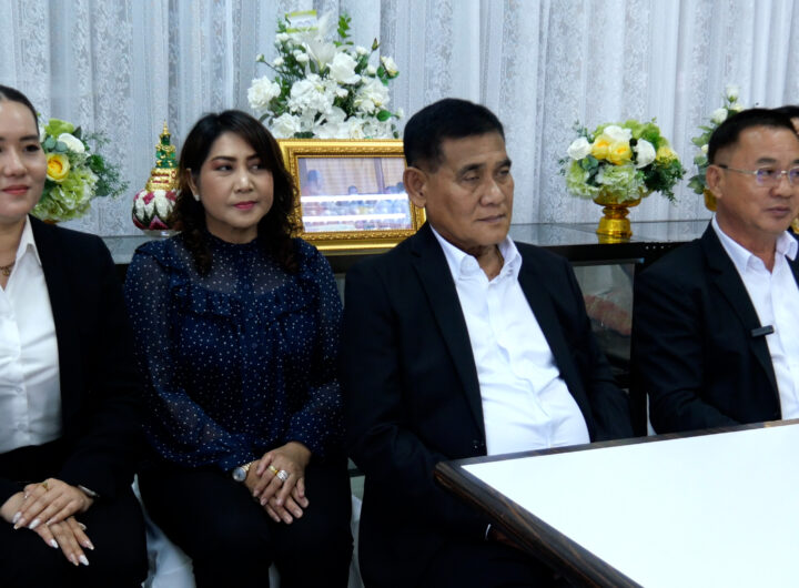 สมุทรปราการ สุทธิวิทย์ ชยุตม์วรกานต์ สุนทร ปานแสงทอง นายกอบจ.สป.มอบรถเข็น วีลแชร์ให้คนพิการ นายสุนทร ปานแสงทอง นายก อบจ.สมุทรปราการ ประธานในพิธีมอบอุปกรณ์เครื่องช่วยเหลือความพิการ รถเข็นนั่งวีลแชร์ และรถสามล้อชนิดมือโยก ตามโครงการศูนย์สาธิตและยืมอุปกรณ์เครื่องช่วยคนพิการ ฟื้นฟูสมรรถภาพที่บ้าน กองทุนฟื้นฟูสมรรถภาพจังหวัดสมุทรปราการให้กับคนพิการ โดยมีการขอรับการสนับสนุนรถเข็นนั่ง จำนวน 153 คน และ คนพิการทางการเคลื่อนไหว ขอรับการสนับสนุนรถสามล้อโยก จำนวน 15 คน ห้องประชุม ชั้น 2 สมาคมคนพิการ ซอยเพชรหึงษ์ 20 ตำบลบางกระสอบ อำเภอพระประแดง จังหวัดสมุทรปราการ นายสุนทร ปานแสงทอง นายกองค์การบริหารส่วนจังหวัดสมุทรปราการ และประธานกองทุนพื้นฟูสมรรถภาพจังหวัดสมุทรปราการ เป็นประธานในพิธี มอบการอุปกรณ์เครื่องช่วยเหลือความพิการ รถเข็นนั่งวีลแชร์ และรถสามล้อชนิดมือโยก ตามโครงการศูนย์สาธิตและยืมอุปกรณ์เครื่องช่วยคนพิการ ฟื้นฟูสมรรถภาพที่บ้าน กองทุนฟื้นฟูสมรรถภาพจังหวัดสมุทรปราการ พร้อมกล่าวให้โอวาท เพื่อเป็นขวัญและกำลังใจให้คนพิการที่เข้าร่วมงาน โดยมี ดร.สิงห์คำ มณีจันสุข นายกสมาคมคนพิการจังหวัดสมุทรปราการ กล่าวรายงานถึงวัตถุประสงค์ของการจัดงาน โดยมี คณะผู้บริหาร เลขานุการนายก อบจ.สมาชิกสภา อบจ.หัวหน้าส่วนราชการ คณะกรรมการสมาคมคนพิการ ตลอดจน แขกผู้มีเกียรติ และผู้พิการในเขตพื้นที่จังหวัดสมุทรปราการ เข้าร่วมพิธี คนพิการที่ขึ้นทะเบียนกับสำนักงานพัฒนาสังคมและความมั่นคงของมนุษย์จังหวัดสมุทรปราการ พบว่าคนพิการทางการเคลื่อนไหวมีจำนวนมากกว่าคนพิการประเภทอื่น ๆ สาเหตุหลักของความพิการส่วนใหญ่เกิดจากอุบัติเหตุบนท้องถนน การเจ็บป่วย การประกอบอาชีพหรือแม้แต่การใช้ชีวิตประจำวัน ดังนั้นการส่งเสริมและพัฒนาคุณภาพชีวิตคนการเพื่อให้ใด้รับโอกาสและการเข้าถึงสิทธิเป็นสิ่งจำเป็นอย่างยิ่งซึ่งหน่วยงานภาครัฐที่เกี่ยวต้องให้ความสำคัญมากเป็นพิเศษ เครื่องช่วยความพิการ เช่นรถเข็นนั่ง รถสามล้อโยก ถือว่าเป็นสิ่งจำเป็นอย่างยิ่งสำหรับคนพิการทางการเคลื่อนไหว สมาคมคนพิการจึงได้ตระหนักและให้ความสำคัญในการพัฒนาคุณภาพชีวิตคนพิการ ได้ร่วมมือกับหน่วยงานทั้งภาครัฐหรือภาคเอกชนที่เกี่ยวข้องมาโดยตลอดเพื่อให้คนพิการได้รับการส่งเสริมและพัฒนาคุณภาพชีวิต การเข้าถึงสิทธิจากหน่วยงานภาครัฐ ทางสมาคมคนพิการจังหวัดสมุทรปราการ จึงได้จัดโครงการศูนย์สาธิตและยืมอุปกรณ์เครื่องช่วยความพิการฟื้นฟูสมรรถภาพที่บ้าน ขึ้นเพื่อมอบกายอุปกรณ์ รถเข็นนั่ง รถสามล้อโยก ให้กับคนพิการเพื่อนำไปใช้ในชีวิตประจำวัน อีกทั้งเป็นการส่งเสริมให้คนพิการได้รับการพัฒนาศักยภาพ สร้างเสริมสุขภาวะให้มีคุณภาพชีวิตที่ดีสามารถอยู่ร่วมกันในสังคมได้อย่างมีความสุขต่อไป โดยโครงการดังกล่าว เพื่อให้คนพิการทางการเคลื่อนไหวที่มีความจำเป็นต้องใช้กายอุปกรณ์เครื่องช่วยความพิการในการใช้ชีวิตประจำวันให้ได้รับความสะดวกปลอดภัยมาก เพื่อส่งเสริมให้คนพิการได้รับการฟื้นฟูสมรรถภาพสามารถใช้ชีวิตในสังคมได้อย่างมีความสุข เพื่อให้คนพิการเข้าถึงสิทธิในการรับบริการของหน่วยงานภาครัฐกลุ่มเป้าหมาย ประกอบด้วย คนพิการทางการเคลื่อนไหว ขอรับการสนับสนุนรถเข็นนั่ง จำนวน 153 คน และ คนพิการทางการเคลื่อนไหว ขอรับการสนับสนุนรถสามล้อโยก จำนวน 15 คน สำหรับงบประมาณโครงการได้รับการสนับสนุนจากกองทุนพื้นพื้นฟูสมรรถภาพ จังหวัดสมุทรปราการ จำนวน 1,252,500 บาท (หนึ่งล้านสองแสนห้าหมื่นสองพันห้าร้อยบาทถ้วน)