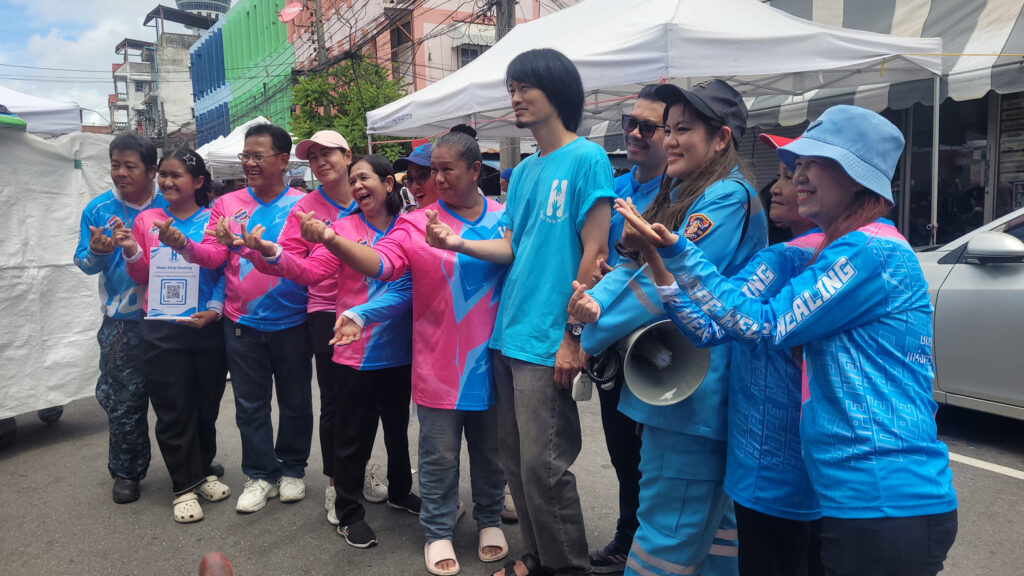 รองนายก อบจ. ร่วมงาน ทิ้งกระจาด ศาลเจ้าพ่อหลักเมืองปากน้ำ ด้าน ชมรมโฮปฯ ได้นำน้ำดื่มคลายร้อนให้ประชาชน เมื่อเวลา 15.00 น. วันที่ 20 กันยายน 2568 ที่ศาลเจ้าพ่อหลักเมืองสมุทรปราการ ตำบลปากน้ำ อำเภอเมืองสมุทรปราการ มีการจัดงาน ทิ้งกระจาดประจำปี 2568 โดยมี นายนิพนธ์ จังภัทรกุล ประธานศาลเจ้าพ่อหลักเมืองสมุทรปราการ เป็นประธาน พร้อมด้วย นายอัครวัฒน์ อัศวเหม รองนายกองค์การบริหารส่วนจังหวัดสมุทรปราการ, นางสาววริศรา มีชัย สมาชิกสภา อบจ., นางสาวปิยนุช พาณิชย์พิศาล ประธานชมรมโฮปสะพานบุญแห่งความหวังและศรัทธา และภาคีมูลนิธิในจังหวัดสมุทรปราการ เข้าร่วม ภายในงาน มีการเปิดโรงทานและแจก ข้าวสารจำนวนกว่า 3,000 ถุง ให้ประชาชนที่มาร่วมงาน ซึ่งมีผู้เข้าร่วมไม่ต่ำกว่า 3,000 คน โดยทางชมรมโฮปฯ ได้นำน้ำดื่ม 220 แพ็ค หรือ 2,640 ขวด มาร่วมแจกคลายร้อนให้ประชาชนที่มาร่วมงาน พร้อมช่วยจัดระเบียบและดูแลความเรียบร้อย นางสาวปิยนุช พาณิชย์พิศาล ประธานชมรมโฮปฯ กล่าวว่า ทางชมรมโฮปฯ ได้มาร่วมงานทิ้งกระจาดของศาลเจ้าพ่อหลักเมืองปากน้ำ เราได้นำน้ำดื่มมาจำนวน 220 แพ็ค ทางเราก็ดีใจที่มาร่วมบุญกับศาลเจ้าพ่อหลักเมือง นายอัครวัฒน์ อัศวเหม รองนายก อบจ. กล่าวว่า วันนี้เป็นวันสำคัญอีก 1 วัน เนื่องจากว่าทางมูลนิธิโรงเจ มูลนิธิหลาย ๆ มูลนิธิในจังหวัดสมุทรปราการ โดยเฉพาะมูลนิธิศาลเจ้าพ่อหลักเมือง ได้ทำพิธีทิ้งกระจาด คือแจกทานให้แก่ผู้ที่ประสบภาวะปัญหาทางเศรษฐกิจ ผม อัครวัฒน์ อัศวเหม ได้มาพร้อมกับ สจ.วริศรา มีชัย ได้รับมอบหมายจากท่าน สุนทร ปานแสงทอง นายกองค์การบริหารส่วนจังหวัด พร้อมกับสมาชิกองค์การบริหารส่วนจังหวัด ทุก ๆ คน มาร่วมในงานครั้งนี้ ซึ่งงานทิ้งกระจาดได้จัดทำทุก ๆ ปี ซึ่งวันนี้ก็มีประชาชนในจังหวัดสมุทรปราการ มาร่วมงาน จากการที่ผมดูด้วยสายตาไม่ต่ำกว่า 3 พันคน ก่อนอื่นต้องกราบขอบพระคุณผู้มีจิตศรัทธาทุก ๆ คน ที่เล็งเห็นถึงผู้ตกทุกได้ยากและก็มีความเป็นห่วงคนที่มีสภาพเศรษฐกิจที่ไม่ค่อยดี มาร่วมกันแจกข้าวสารอาหารแห้ง ซึ่งก่อนแจกนั้น ทางมูลนิธินำพระมาทำพิธีสวดมนต์และให้พรกับคนที่มาร่วมงานในครั้งนี้ด้วย ผมหวังเป็นอย่างยิ่งว่า คนสมุทรปราการที่มีฐานะดีกว่า ก็คงจะต้องให้ความสำคัญต่อคนที่มีภาวะทางเศรษฐกิจ ในปัจจุบันนี้ด้วย แล้วก็เข้าใจว่าข้าวสารเราเตรียมไว้จำนวนเยอะมาก ถ้าเกิดไม่พอ ทางมูลนิธิศาลเจ้าพ่อหลักเมืองก็เตรียมเงินสดไว้ประมาณ 1 แสนบาท ซึ่งจะให้คนละ 100 บาท ในกรณีที่เขาไม่ได้รับข้าวสาร ก็ต้องขอขอบพระคุณทุก ๆ คน ที่มีจิตศรัทธา และทำให้งานนี้สำเร็จลุล่วงได้ด้วยดี ขอบพระคุณอย่างสูงครับ