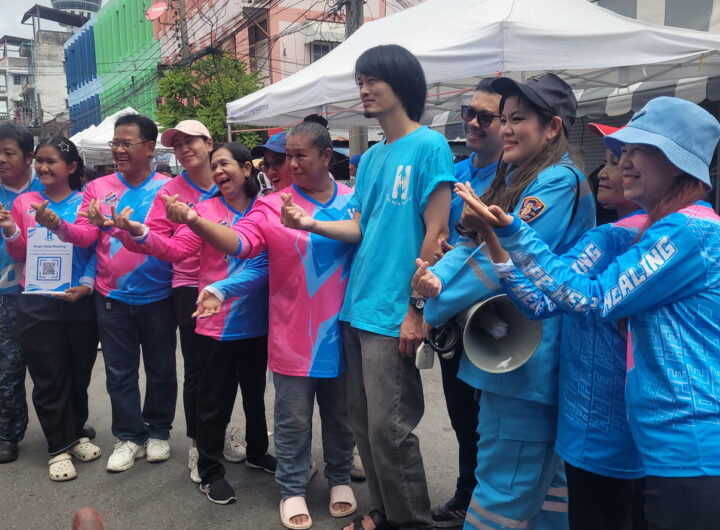 รองนายก อบจ. ร่วมงาน ทิ้งกระจาด ศาลเจ้าพ่อหลักเมืองปากน้ำ ด้าน ชมรมโฮปฯ ได้นำน้ำดื่มคลายร้อนให้ประชาชน เมื่อเวลา 15.00 น. วันที่ 20 กันยายน 2568 ที่ศาลเจ้าพ่อหลักเมืองสมุทรปราการ ตำบลปากน้ำ อำเภอเมืองสมุทรปราการ มีการจัดงาน ทิ้งกระจาดประจำปี 2568 โดยมี นายนิพนธ์ จังภัทรกุล ประธานศาลเจ้าพ่อหลักเมืองสมุทรปราการ เป็นประธาน พร้อมด้วย นายอัครวัฒน์ อัศวเหม รองนายกองค์การบริหารส่วนจังหวัดสมุทรปราการ, นางสาววริศรา มีชัย สมาชิกสภา อบจ., นางสาวปิยนุช พาณิชย์พิศาล ประธานชมรมโฮปสะพานบุญแห่งความหวังและศรัทธา และภาคีมูลนิธิในจังหวัดสมุทรปราการ เข้าร่วม ภายในงาน มีการเปิดโรงทานและแจก ข้าวสารจำนวนกว่า 3,000 ถุง ให้ประชาชนที่มาร่วมงาน ซึ่งมีผู้เข้าร่วมไม่ต่ำกว่า 3,000 คน โดยทางชมรมโฮปฯ ได้นำน้ำดื่ม 220 แพ็ค หรือ 2,640 ขวด มาร่วมแจกคลายร้อนให้ประชาชนที่มาร่วมงาน พร้อมช่วยจัดระเบียบและดูแลความเรียบร้อย นางสาวปิยนุช พาณิชย์พิศาล ประธานชมรมโฮปฯ กล่าวว่า ทางชมรมโฮปฯ ได้มาร่วมงานทิ้งกระจาดของศาลเจ้าพ่อหลักเมืองปากน้ำ เราได้นำน้ำดื่มมาจำนวน 220 แพ็ค ทางเราก็ดีใจที่มาร่วมบุญกับศาลเจ้าพ่อหลักเมือง นายอัครวัฒน์ อัศวเหม รองนายก อบจ. กล่าวว่า วันนี้เป็นวันสำคัญอีก 1 วัน เนื่องจากว่าทางมูลนิธิโรงเจ มูลนิธิหลาย ๆ มูลนิธิในจังหวัดสมุทรปราการ โดยเฉพาะมูลนิธิศาลเจ้าพ่อหลักเมือง ได้ทำพิธีทิ้งกระจาด คือแจกทานให้แก่ผู้ที่ประสบภาวะปัญหาทางเศรษฐกิจ ผม อัครวัฒน์ อัศวเหม ได้มาพร้อมกับ สจ.วริศรา มีชัย ได้รับมอบหมายจากท่าน สุนทร ปานแสงทอง นายกองค์การบริหารส่วนจังหวัด พร้อมกับสมาชิกองค์การบริหารส่วนจังหวัด ทุก ๆ คน มาร่วมในงานครั้งนี้ ซึ่งงานทิ้งกระจาดได้จัดทำทุก ๆ ปี ซึ่งวันนี้ก็มีประชาชนในจังหวัดสมุทรปราการ มาร่วมงาน จากการที่ผมดูด้วยสายตาไม่ต่ำกว่า 3 พันคน ก่อนอื่นต้องกราบขอบพระคุณผู้มีจิตศรัทธาทุก ๆ คน ที่เล็งเห็นถึงผู้ตกทุกได้ยากและก็มีความเป็นห่วงคนที่มีสภาพเศรษฐกิจที่ไม่ค่อยดี มาร่วมกันแจกข้าวสารอาหารแห้ง ซึ่งก่อนแจกนั้น ทางมูลนิธินำพระมาทำพิธีสวดมนต์และให้พรกับคนที่มาร่วมงานในครั้งนี้ด้วย ผมหวังเป็นอย่างยิ่งว่า คนสมุทรปราการที่มีฐานะดีกว่า ก็คงจะต้องให้ความสำคัญต่อคนที่มีภาวะทางเศรษฐกิจ ในปัจจุบันนี้ด้วย แล้วก็เข้าใจว่าข้าวสารเราเตรียมไว้จำนวนเยอะมาก ถ้าเกิดไม่พอ ทางมูลนิธิศาลเจ้าพ่อหลักเมืองก็เตรียมเงินสดไว้ประมาณ 1 แสนบาท ซึ่งจะให้คนละ 100 บาท ในกรณีที่เขาไม่ได้รับข้าวสาร ก็ต้องขอขอบพระคุณทุก ๆ คน ที่มีจิตศรัทธา และทำให้งานนี้สำเร็จลุล่วงได้ด้วยดี ขอบพระคุณอย่างสูงครับ