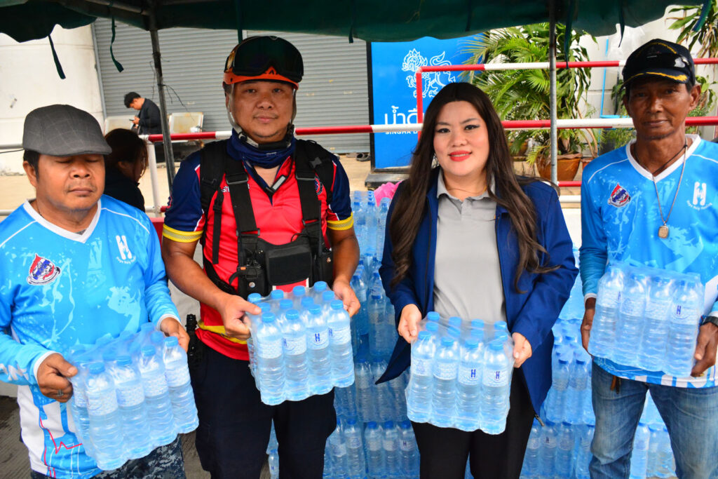 แนนซี่ ประธานชมรมโฮปฯ นำทีมขนน้ำดื่ม มอบให้เจ้าหน้าที่หน้างานเหตุการณ์ถนนทรุด นางสาวปิยนุช(หรือแนนซี่) พาณิชย์พิศาล ประธานชมรมโฮปสะพานบุญแห่งความหวังและศรัทธา พร้อมเจ้าหน้าที่ชมรมฯ ได้นำน้ำดื่ม จำนวน 130 แพ็ค ที่ได้รับการสนับสนุนจาก ส.ว.นันทนา นันทวโรภาส ไปมอบให้กับเจ้าหน้าที่ที่ปฏิบัติอยู่หน้างาน ในเหตุการณ์ถนนทรุด บริเวณหน้าโรงพยาบาลวชิรพยาบาลและสถานีตำรวจนครบาลสามเสน แขวงถนนนครไชยศรี เขตดุสิต กรุงเทพมหานคร นางสาวปิยนุช(หรือแนนซี่) พาณิชย์พิศาล ประธานชมรมโฮปฯ กล่าวว่า วันนี้ในนามของ ส.ว.นันทนา นันทวโรภาส ร่วมกับชมรมโฮปฯ ได้นำน้ำดื่มจำนวน 130 แพ็ค มามอบให้กับเจ้าหน้าที่ ที่อยู่หน้างาน ในเหตุการณ์ถนนทรุด บริเวณถนนสามเสน