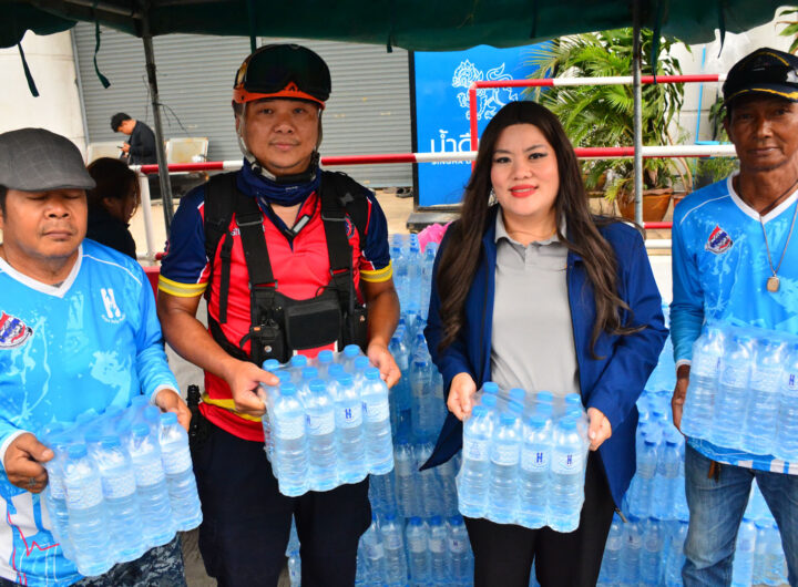 แนนซี่ ประธานชมรมโฮปฯ นำทีมขนน้ำดื่ม มอบให้เจ้าหน้าที่หน้างานเหตุการณ์ถนนทรุด นางสาวปิยนุช(หรือแนนซี่) พาณิชย์พิศาล ประธานชมรมโฮปสะพานบุญแห่งความหวังและศรัทธา พร้อมเจ้าหน้าที่ชมรมฯ ได้นำน้ำดื่ม จำนวน 130 แพ็ค ที่ได้รับการสนับสนุนจาก ส.ว.นันทนา นันทวโรภาส ไปมอบให้กับเจ้าหน้าที่ที่ปฏิบัติอยู่หน้างาน ในเหตุการณ์ถนนทรุด บริเวณหน้าโรงพยาบาลวชิรพยาบาลและสถานีตำรวจนครบาลสามเสน แขวงถนนนครไชยศรี เขตดุสิต กรุงเทพมหานคร นางสาวปิยนุช(หรือแนนซี่) พาณิชย์พิศาล ประธานชมรมโฮปฯ กล่าวว่า วันนี้ในนามของ ส.ว.นันทนา นันทวโรภาส ร่วมกับชมรมโฮปฯ ได้นำน้ำดื่มจำนวน 130 แพ็ค มามอบให้กับเจ้าหน้าที่ ที่อยู่หน้างาน ในเหตุการณ์ถนนทรุด บริเวณถนนสามเสน