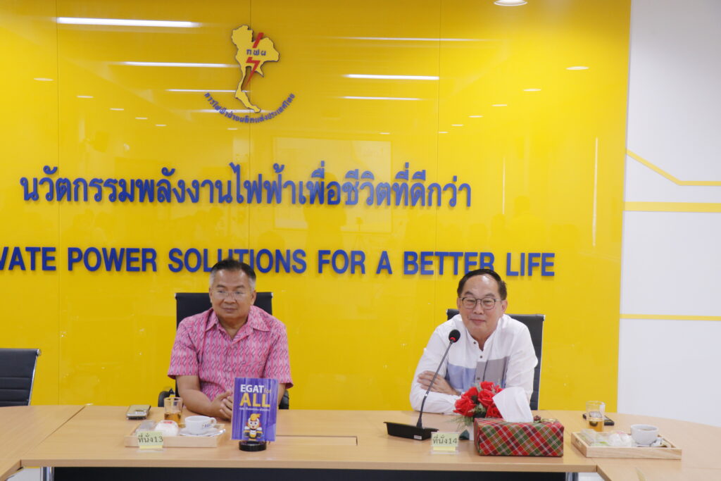 วันที่ 16 กันยายน 2568 นายนพพล พันธุ์เงิน ผู้ช่วยผู้ว่าการผลิตไฟฟ้า 1 พร้อมด้วย นายรังสิต แก้วหวังสกูล ผู้อำนวยการโรงไฟฟ้าพระนครใต้ พร้อมผู้บริหาร ให้การต้อนรับคุณสมศักดิ์ แก้วเสนา ปลัดจังหวัดสมุทรปราการ นายอิฐเชษฐ์ นาคะเต นายอำเภอพระสมุทรเจดีย์ และผู้แทนจากหน่วยงานราชการจังหวัดสมุทรปราการ หน่วยงานปกครองส่วนท้องถิ่นและท้องที่ ตำบลบางโปรง สถานศึกษาในพื้นที่รอบโรงไฟฟ้าพระนครใต้ รวมถึงโรงพยาบาลส่งเสริมสุขภาพตำบล 3 ตำบลรอบโรงไฟฟ้า เข้ารับฟังการชี้แจงกระบวนการผลิตไฟฟ้าของโรงไฟฟ้าพระนครใต้ พร้อมให้ความรู้การเกิดไอน้ำจากกระบวนการผลิตไฟฟ้า โดยมีความมุ่งหวังเพื่อสร้างความเข้าใจต่อไอน้ำที่เกิดขึ้นในช่วงที่อากาศมีความชื้น เพื่อให้หน่วยงานในพื้นที่เข้าใจและลดการกังวลต่อผลกระทบที่เกิดขึ้น โดยโรงไฟฟ้าพระนครใต้ได้เปิดโอกาสให้ผู้เข้าเยี่ยมชมในครั้งนี้ ได้สอบถาม เสนอแนะ และติชมการดำเนินงานของโรงไฟฟ้าพระนครใต้ เพื่อสร้างความเข้าใจให้กับประชาชนในจังหวัดสมุทรปราการ และยังได้นำคณะเยี่ยมชมหอหล่อเย็น (cooling tower) ของโรงไฟฟ้าพระนครใต้อันเป็นจุดที่จะเห็นไอน้ำที่เกิดจากกระบวนการผลิตไฟฟ้าของโรงไฟฟ้าพระนครใต้