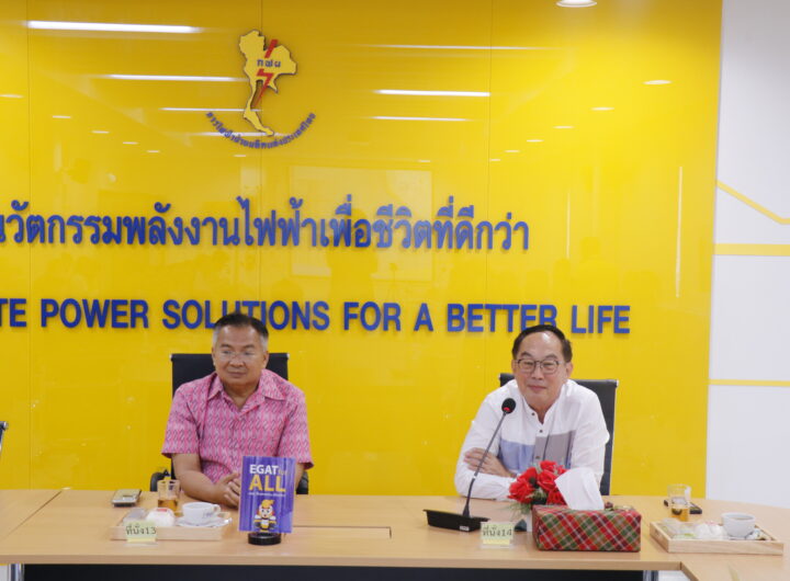 วันที่ 16 กันยายน 2568 นายนพพล พันธุ์เงิน ผู้ช่วยผู้ว่าการผลิตไฟฟ้า 1 พร้อมด้วย นายรังสิต แก้วหวังสกูล ผู้อำนวยการโรงไฟฟ้าพระนครใต้ พร้อมผู้บริหาร ให้การต้อนรับคุณสมศักดิ์ แก้วเสนา ปลัดจังหวัดสมุทรปราการ นายอิฐเชษฐ์ นาคะเต นายอำเภอพระสมุทรเจดีย์ และผู้แทนจากหน่วยงานราชการจังหวัดสมุทรปราการ หน่วยงานปกครองส่วนท้องถิ่นและท้องที่ ตำบลบางโปรง สถานศึกษาในพื้นที่รอบโรงไฟฟ้าพระนครใต้ รวมถึงโรงพยาบาลส่งเสริมสุขภาพตำบล 3 ตำบลรอบโรงไฟฟ้า เข้ารับฟังการชี้แจงกระบวนการผลิตไฟฟ้าของโรงไฟฟ้าพระนครใต้ พร้อมให้ความรู้การเกิดไอน้ำจากกระบวนการผลิตไฟฟ้า โดยมีความมุ่งหวังเพื่อสร้างความเข้าใจต่อไอน้ำที่เกิดขึ้นในช่วงที่อากาศมีความชื้น เพื่อให้หน่วยงานในพื้นที่เข้าใจและลดการกังวลต่อผลกระทบที่เกิดขึ้น โดยโรงไฟฟ้าพระนครใต้ได้เปิดโอกาสให้ผู้เข้าเยี่ยมชมในครั้งนี้ ได้สอบถาม เสนอแนะ และติชมการดำเนินงานของโรงไฟฟ้าพระนครใต้ เพื่อสร้างความเข้าใจให้กับประชาชนในจังหวัดสมุทรปราการ และยังได้นำคณะเยี่ยมชมหอหล่อเย็น (cooling tower) ของโรงไฟฟ้าพระนครใต้อันเป็นจุดที่จะเห็นไอน้ำที่เกิดจากกระบวนการผลิตไฟฟ้าของโรงไฟฟ้าพระนครใต้