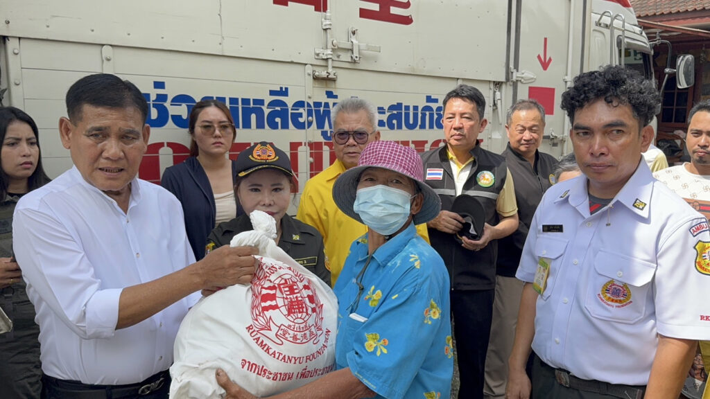มูลนิธิร่วมกตัญญูมอบถุงยังชีพเยียวยาผู้ประสบภัยน้ำท่วมบางพลี เมื่อช่วงสาย วันที่ 15 กันยายน 2568 มูลนิธิร่วมกตัญญู โดย ดร.รัตนา สมสกุลรุ่งเรือง ประธานมูลนิธิฯ นายสมศักดิ์ ปาลวัฒน์ ผจก.มูลนิธิฯ พร้อมด้วยเจ้าหน้าที่และอาสาสมัครกว่า 50 นาย ร่วมมือกับทาง อบต.บางพลีใหญ่ นำถุงยังชีพและน้ำดื่มจำนวน 800 ชุด โดยมีนายสุนทร ปานแสงทอง นายกอบจ.สมุทรปราการ ร่วมแจกจ่ายถุงยังชีพให้กับประชาชนในชุมชนชลเทพ ตำบลบางพลีใหญ่ อำเภอบางพลี จังหวัดสมุทรปราการ หลังจากถูกน้ำท่วมสูงที่ผ่าน ดร.รัตนา สมสกุลรุ่งเรือง ประธานมูลนิธิร่วมกตัญญู บอกว่า หลังจากที่ทราบข่าวว่าในพื้นที่ของจังหวัดสมุทรปราการ เกิดน้ำท่วมสูงหลายพื้นที่ในช่วงสัปดาห์ที่ผ่านมา จากผลกระทบปริมาณน้ำฝนที่ตกลงมาอย่างหนักติดต่อกันหลายชั่วโมง ทำให้น้ำเอ่อล้นตามคลองต่างๆเข้าท่วมชุมชน โดยชุมชนในพื้นที่ของอำเภอบางพลี อย่างชุมชนบ้านชลเทพ ซึ่งมีระดับน้ำสูงและทำให้ประชาชนผู้พักอาศัยในชุมชนประมาณ 800 ครอบครัวได้รับผลกระทบ มูลนิธิร่วมกตัญญู ซึ่งถือว่าเป็นบ้านเกิดและมีสำนักงานใหญ่ที่อำเภอบางพลี จึงมีการประสานความร่วมมือกับทาง อบต.บางพลีใหญ่ สำรวจชุมชนดังกล่าวเพื่อนำถุงยังชีพและน้ำดื่มมามอบให้กับครอบครัวที่ประสบภัย เพื่อเป็นการแบ่งเบาภาระและเยียวยาช่วยเหลือเบื้องต้นนอกเหนือจากทางภาครัฐและท้องถิ่น อีกทั้งตนเองและทางผู้บริหารของทางมูลนิธิร่วมกตัญญูอยากลงพื้นที่เพื่อให้ขวัญกำลังใจกับชาวบ้านอีกด้วย นอกจากนั้นในช่วงบ่ายวันเดียวกันมูลนิธิร่วมกตัญญูยังมอบถุงยังชีพให้กับชาวบ้านในชุมชนบางพลีนิเวศน์และชุมชนประเสริฐสิน อีก 300 ครอบครัว รวมทั้งสิ้น 1,200 ครอบครัว