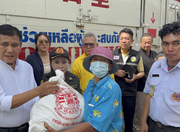 มูลนิธิร่วมกตัญญูมอบถุงยังชีพเยียวยาผู้ประสบภัยน้ำท่วมบางพลี เมื่อช่วงสาย วันที่ 15 กันยายน 2568 มูลนิธิร่วมกตัญญู โดย ดร.รัตนา สมสกุลรุ่งเรือง ประธานมูลนิธิฯ นายสมศักดิ์ ปาลวัฒน์ ผจก.มูลนิธิฯ พร้อมด้วยเจ้าหน้าที่และอาสาสมัครกว่า 50 นาย ร่วมมือกับทาง อบต.บางพลีใหญ่ นำถุงยังชีพและน้ำดื่มจำนวน 800 ชุด โดยมีนายสุนทร ปานแสงทอง นายกอบจ.สมุทรปราการ ร่วมแจกจ่ายถุงยังชีพให้กับประชาชนในชุมชนชลเทพ ตำบลบางพลีใหญ่ อำเภอบางพลี จังหวัดสมุทรปราการ หลังจากถูกน้ำท่วมสูงที่ผ่าน ดร.รัตนา สมสกุลรุ่งเรือง ประธานมูลนิธิร่วมกตัญญู บอกว่า หลังจากที่ทราบข่าวว่าในพื้นที่ของจังหวัดสมุทรปราการ เกิดน้ำท่วมสูงหลายพื้นที่ในช่วงสัปดาห์ที่ผ่านมา จากผลกระทบปริมาณน้ำฝนที่ตกลงมาอย่างหนักติดต่อกันหลายชั่วโมง ทำให้น้ำเอ่อล้นตามคลองต่างๆเข้าท่วมชุมชน โดยชุมชนในพื้นที่ของอำเภอบางพลี อย่างชุมชนบ้านชลเทพ ซึ่งมีระดับน้ำสูงและทำให้ประชาชนผู้พักอาศัยในชุมชนประมาณ 800 ครอบครัวได้รับผลกระทบ มูลนิธิร่วมกตัญญู ซึ่งถือว่าเป็นบ้านเกิดและมีสำนักงานใหญ่ที่อำเภอบางพลี จึงมีการประสานความร่วมมือกับทาง อบต.บางพลีใหญ่ สำรวจชุมชนดังกล่าวเพื่อนำถุงยังชีพและน้ำดื่มมามอบให้กับครอบครัวที่ประสบภัย เพื่อเป็นการแบ่งเบาภาระและเยียวยาช่วยเหลือเบื้องต้นนอกเหนือจากทางภาครัฐและท้องถิ่น อีกทั้งตนเองและทางผู้บริหารของทางมูลนิธิร่วมกตัญญูอยากลงพื้นที่เพื่อให้ขวัญกำลังใจกับชาวบ้านอีกด้วย นอกจากนั้นในช่วงบ่ายวันเดียวกันมูลนิธิร่วมกตัญญูยังมอบถุงยังชีพให้กับชาวบ้านในชุมชนบางพลีนิเวศน์และชุมชนประเสริฐสิน อีก 300 ครอบครัว รวมทั้งสิ้น 1,200 ครอบครัว