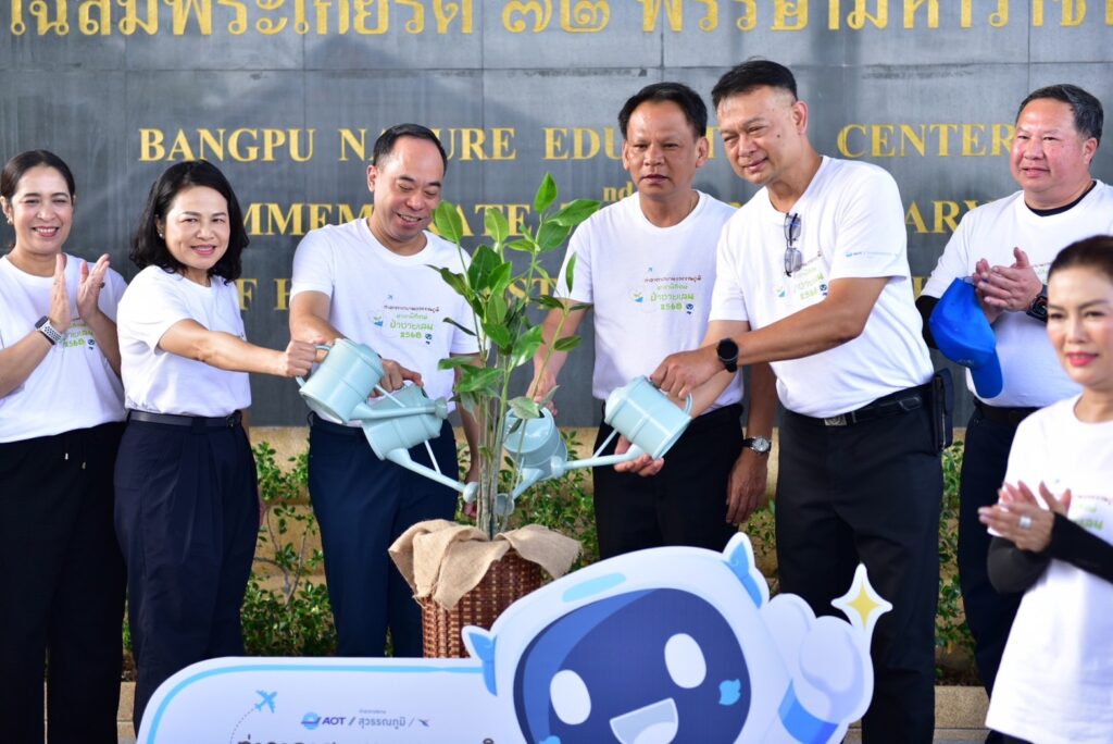 ผู้บริหารทสภ.พร้อมพนักงานและเยาวชนร่วมปลูกต้นโกงกาง9,999 ต้น ท่าอากาศยานสุวรรณภูมิ รวมพลังผู้บริหาร พนักงาน และเยาวชนกว่า 200 คน ปลูกต้นโกงกาง 9,999 ต้น ในโครงการ “Suvarnabhumi Go Green 2025” ฟื้นฟูสิ่งแวดล้อมอย่างยั่งยืน วันนี้ (5 กันยายน 2568) เวลา 09.00 น. นายกิตติพงศ์ กิตติขจร ผู้อำนวยการท่าอากาศยานสุวรรณภูมิ เป็นประธานเปิดโครงการ “ท่าอากาศยานสุวรรณภูมิอาสาพิทักษ์ป่าชายเลน” ประจำปี 2568 (Suvarnabhumi Go Green 2025) ณ ศูนย์ศึกษาธรรมชาติกองทัพบก (บางปู) จังหวัดสมุทรปราการ โดยมี นางกรรณิการ์ เปรมประเสริฐ รองผู้อำนวยการท่าอากาศยานสุวรรณภูมิ (สายปฏิบัติการ 2) พร้อมนายอดิศักดิ์ ทูลสูงเนิน รองผู้อำนวยการท่าอากาศยานสุวรรณภูมิ (สายปฏิบัติการ 1) นำคณะ ผู้บริหารและพนักงานท่าอากาศยานสุวรรณภูมิ (ทสภ.) ร่วมกับนักศึกษาจากวิทยาลัยช่างศิลป สถาบัน บัณฑิตพัฒนศิลป์ และนักเรียนจากโรงเรียนเทพศิรินทร์ร่มเกล้า รวมกว่า 200 คน ร่วมปลูกต้นโกงกาง จำนวน 9,999 ต้น เพื่อฟื้นฟูระบบนิเวศชายฝั่ง และคืนความอุดมสมบูรณ์ให้แก่ชุมชน โดยมี นายวัฒนา เจริญจิตร นายอำเภอเมืองสมุทรปราการ ผู้แทนจังหวัดสมุทรปราการ เข้าร่วมโครงการด้วย นายกิตติพงศ์ กล่าวว่า โครงการครั้งนี้มีวัตถุประสงค์เพื่อปลูกจิตสำนึกด้านสิ่งแวดล้อมให้แก่พนักงาน ทสภ. และเยาวชนโดยรอบ ให้ตระหนักถึงการมีส่วนร่วมในการอนุรักษ์ทรัพยากรธรรมชาติในพื้นที่จังหวัดสมุทรปราการซึ่งเป็นที่ตั้งของ ทสภ. โดยการปลูกป่าชายเลนไม่เพียงช่วยลดการกัดเซาะชายฝั่ง แต่ยังมีส่วนสำคัญในการดูดซับก๊าซคาร์บอนไดออกไซด์และก๊าซเรือนกระจก ช่วยบรรเทาภาวะโลกร้อน อีกทั้งยังเป็นแหล่งเพาะพันธุ์สัตว์น้ำ ฟื้นฟูความสมดุลของระบบนิเวศทางธรรมชาติ ตลอดจนสร้างความสัมพันธ์อันดีกับชุมชนโดยรอบสำหรับต้นไม้ที่ปลูกในครั้งนี้ ทสภ. จะส่งมอบให้ศูนย์ศึกษาธรรมชาติกองทัพบกและจังหวัดสมุทรปราการร่วมดูแล รักษา เพื่อให้เติบโตเป็นผืนป่าชายเลนที่อุดมสมบูรณ์และยั่งยืนต่อไป ทั้งนี้ โครงการ “Suvarnabhumi Go Green 2025” ไม่เพียงเป็นกิจกรรมที่ ทสภ. จัดขึ้นเพื่อขับเคลื่อนยุทธศาสตร์ด้านสิ่งแวดล้อมตามแนวทาง “Green Airport” มุ่งสู่การเป็นท่าอากาศยานที่ปล่อยก๊าซเรือนกระจกสุทธิเป็นศูนย์ (Net Zero) เท่านั้น แต่ยังสะท้อนถึงความมุ่งมั่นในการสร้างความสัมพันธ์ที่ดีกับชุมชนโดยรอบ และสนับสนุนนโยบายการพัฒนาที่ยั่งยืนของบริษัท ท่าอากาศยานไทย จำกัด (มหาชน) (AOT) ภายใต้กรอบการเชื่อมโยงผู้มีส่วนได้ส่วนเสีย (Stakeholder Engagement) การมีส่วนร่วมกับชุมชน (Community Involvement) และการอนุรักษ์ระบบนิเวศ (Ecosystem Preservation) โครงการนี้ตอกย้ำบทบาทของ ทสภ. ในฐานะ “สนามบินที่เป็นพลเมืองที่ดีของสังคม และเพื่อนบ้านที่ดีของชุมชน (Corporate Citizenship Airport)” ที่มุ่งมั่นเติบโตไปพร้อมกับชุมชนและสังคมโดยรอบอย่างสมดุลและยั่งยืน