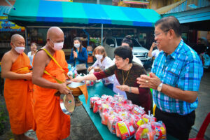 ครอบครัวพาณิชย์พิศาล พร้อมพุทธศาสนิกชนร่วมตักบาตรเทโว เนื่องในวันออกพรรษา เมื่อช่วงเช้า วันที่ 8 ตุลาคม 2568 ที่วัดมหาวงษ์ ตำบลปากน้ำ อำเภอเมืองสมุทรปราการ บรรยากาศเปี่ยมด้วยศรัทธาและความอบอุ่น เมื่อครอบครัวพาณิชย์พิศาลพร้อมพุทธศาสนิกชนจำนวนมาก ร่วมทำบุญตักบาตรเทโว เนื่องในวันออกพรรษา เพื่อความเป็นสิริมงคลแก่ชีวิตและครอบครัว โดยมี อาสาสมัครชมรมโฮปสะพานบุญแห่งความหวังและศรัทธา คอยให้บริการและดูแลความเรียบร้อย ประเพณีตักบาตรเทโว หรือ “เทโวโรหณะ” จัดขึ้นในวันแรม 1 ค่ำ เดือน 11 เพื่อรำลึกถึงวันที่พระพุทธเจ้าเสด็จลงจากสวรรค์ชั้นดาวดึงส์หลังเทศนาโปรดพระพุทธมารดา เป็นพิธีที่พุทธศาสนิกชนร่วมกันสืบสานอย่างต่อเนื่อง แสดงถึงความศรัทธา ความสามัคคี และการร่วมอนุรักษ์วัฒนธรรมไทยอันงดงาม