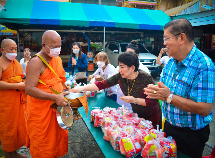 ครอบครัวพาณิชย์พิศาล พร้อมพุทธศาสนิกชนร่วมตักบาตรเทโว เนื่องในวันออกพรรษา เมื่อช่วงเช้า วันที่ 8 ตุลาคม 2568 ที่วัดมหาวงษ์ ตำบลปากน้ำ อำเภอเมืองสมุทรปราการ บรรยากาศเปี่ยมด้วยศรัทธาและความอบอุ่น เมื่อครอบครัวพาณิชย์พิศาลพร้อมพุทธศาสนิกชนจำนวนมาก ร่วมทำบุญตักบาตรเทโว เนื่องในวันออกพรรษา เพื่อความเป็นสิริมงคลแก่ชีวิตและครอบครัว โดยมี อาสาสมัครชมรมโฮปสะพานบุญแห่งความหวังและศรัทธา คอยให้บริการและดูแลความเรียบร้อย ประเพณีตักบาตรเทโว หรือ “เทโวโรหณะ” จัดขึ้นในวันแรม 1 ค่ำ เดือน 11 เพื่อรำลึกถึงวันที่พระพุทธเจ้าเสด็จลงจากสวรรค์ชั้นดาวดึงส์หลังเทศนาโปรดพระพุทธมารดา เป็นพิธีที่พุทธศาสนิกชนร่วมกันสืบสานอย่างต่อเนื่อง แสดงถึงความศรัทธา ความสามัคคี และการร่วมอนุรักษ์วัฒนธรรมไทยอันงดงาม