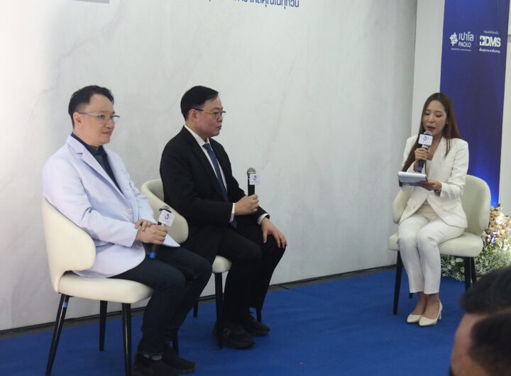 โรงพยาบาลเปาโล สมุทรปราการ 32 Years of Trust ปี แห่งความเชื่อมั่นและความไว้วางใจ สู่มาตรฐานการดูแลที่ดีกว่าเดิม วันที่ 15 ตุลาคม 2568 เวลา 10.00 น. ที่ลานกิจกรรม ชั้น 2 อาคาร 1 โรงพยาบาลเปาโล สมุทรปราการ จัดพิธีเปิดงานฉลองครบรอบ 32 ปี ภายใต้แนวคิด “32 Years of Trust” ปีแห่งความเชื่อมั่นและความไว้วางใจ สู่มาตรฐานการดูแลที่ดีกว่าเดิม ซึ่งสะท้อนถึงการเดินทางตลอดกว่า 3 ทศวรรษในการมุ่งมั่นพัฒนาคุณภาพการรักษาและการบริการด้านสุขภาพ เพื่อตอบสนองความต้องการของประชาชนในจังหวัดสมุทรปราการและพื้นที่ใกล้เคียง ภายในงานได้รับเกียรติจาก นายแพทย์อาจ พรวรนันท์ ผู้อำนวยการโรงพยาบาลเปาโล สมุทรปราการ เป็นประธานกล่าวเปิดงาน โดยมีนายอนุพนธ์ เดชวรสุทธิ นายกเทศมนตรีเมืองปากน้ำ สมุทรปราการ กล่าวแสดงความยินดี พร้อมด้วยคณะผู้บริหาร หัวหน้าส่วนราชการ บุคลาการทางการแพทย์ ฝ่ายการตลาดโรงพยาบาลเปาโล สมุทรปราการ และแขกผู้มีเกียรติ เข้าร่วมพิธี โดยนายแพทย์อาจ พรวรนันท์ ผู้อำนวยการโรงพยาบาลเปาโล สมุทรปราการ ได้กล่าวถึงความสำคัญของการพัฒนาศักยภาพด้านบริการทางการแพทย์อย่างต่อเนื่อง โรงพยาบาลเปาโล สมุทรปราการไม่เพียงแต่เป็นสถานพยาบาลที่ให้การรักษาโรค แต่ยังเป็นสถานที่ที่มุ่งเน้นการดูแลผู้ป่วยอย่างรอบด้าน ด้วยมาตรฐานการแพทย์ที่เชื่อถือได้ ควบคู่กับการบริการที่ใส่ใจในทุกรายละเอียด เพื่อสร้างความเชื่อมั่นและไว้วางใจแก่ผู้ใช้บริการโดยโรงพยาบาลได้มุ่งพัฒนา “ศูนย์กระดูกและข้อ” (Orthopedic Center) ให้เป็นหนึ่งในศูนย์ความเชี่ยวชาญที่ครบวงจร ด้วยการนำนวัตกรรมและเทคโนโลยีที่ทันสมัย อาทิ เทคโนโลยีการผ่าตัดส่องกล้องข้อเข่าและข้อสะโพก ซึ่งช่วยลดการบาดเจ็บ ฟื้นตัวได้เร็ว และเพิ่มคุณภาพชีวิตแก่ผู้ป่วยได้อย่างมีประสิทธิภาพ ในขณะเดียวกัน โรงพยาบาล ยังเดินหน้าพัฒนาความเชี่ยวชาญเชื่อมโยงบริการสุขภาพสู่ชุมชนเพื่อรองรับสิทธิประโยชน์ของผู้ประกันตนประกันสังคม รวมถึงคลินิกเครือข่ายและ Project All Network ที่ช่วยอำนวยความสะดวกให้ผู้ประกันตนเข้าถึงการรักษาได้ง่ายยิ่งขึ้น ภายใต้แนวคิด“ใกล้ที่ทำงาน ใกล้บ้าน ใกล้คุณ” การพัฒนาบริการทางการแพทย์อย่างต่อเนื่อง เพื่อตอบโจทย์ทั้งคุณค่าและประสบการณ์ที่ดีในการรักษา ถือเป็นเป้าหมายสำคัญของเครือโรงพยาบาลพญาไท เปาโล มุ่งมั่นสร้างการเข้าถึงการรักษาในทุกมิติ เชื่อมโยงศักยภาพของ Healthcare Network ที่ทำงานประสานกันอย่างมีประสิทธิภาพ ด้วยระบบบริหารจัดการทรัพยากรร่วมกัน ผู้รับบริการจึงสามารถเข้าถึงบริการทางการแพทย์ได้อย่างสะดวก รวดเร็ว และครอบคลุมสิทธิ์ “เลือก 1 ใช้สิทธิ์ได้ 8 โรงพยาบาล” รวมถึงคลินิกเครือข่ายพญาไท เปาโล กว่า 13 แห่ง เพื่อเชื่อมโยงสุขภาพที่ดีสู่ชุมชนอย่างแท้จริงนอกจากนี้ ภายในงานยังได้รับเกียรติจาก นายแพทย์อาจ พรวรนันท์ ผู้อำนวยการโรงพยาบาล และ นายแพทย์กษิดิศ ศรีจงใจ ศัลยแพทย์กระดูกและข้อ เข้าร่วมเสวนาในหัวข้อ “ก้าวสู่ปีที่ 32 จากความเชื่อมั่น สู่การพัฒนาบริการทางการแพทย์” ถ่ายทอดมุมมองด้านการปรับเปลี่ยนและพัฒนาศักยภาพการบริการ พร้อมทั้งนำเสนอทิศทางของการแพทย์ในอนาคตที่มุ่งเน้นความแม่นยำ ความสะดวก และคุณภาพการรักษาที่เหนือกว่า ภายในงานมีเวทีเสวนา ร่วมพูดคุย กับนายแพทย์อาจ พรวรนันท์ ผู้อำนวยการโรงพยาบาลและนายแพทย์กษิดิศ ศรีจงใจ สาขาศัลยกรรมกระดูก ในหัวข้อ “ก้าวสู่ปีที่ 32 จากความเชื่อมั่น สู่การพัฒนา บริการทางการแพทย์” และกิจกรรมภายในงาน Work Shop ฟื้นฟูกล้ามเนื้ออย่างสมดุล คลายปวด Office Syndrome ด้วย PMS เยี่ยมชม “Paolo Care World” พื้นที่บริการสุขภาพและนวัตกรรมการรักษา นิทรรศการ “32 Years of Trust”ถ่ายทอดเรื่องราวการเดินทางกว่า 3 ทศวรรษ แห่งความเชื่อมั่นและความไว้วางใจในมาตรฐานการดูแลสุขภาพ