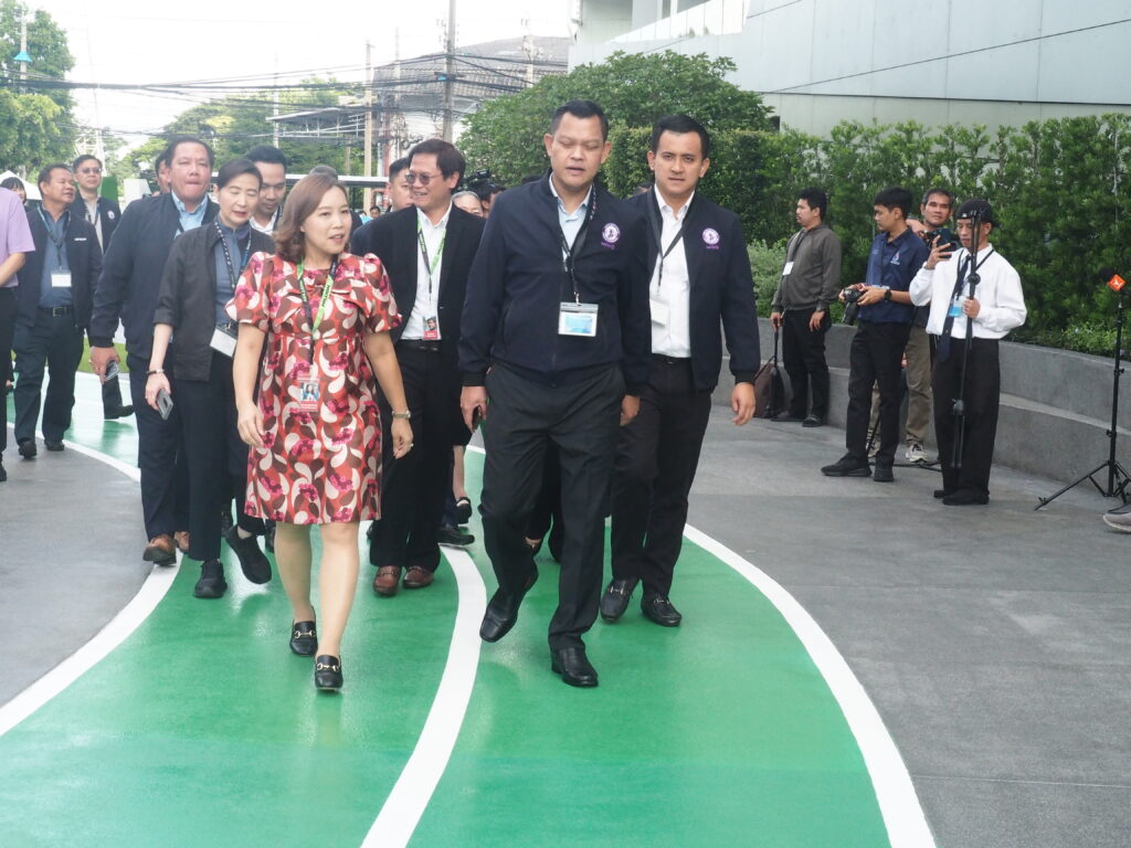 “ธนกร” ลงพื้นที่ติดตามความคืบหน้าการพัฒนาอุตสาหกรรมอิเล็กทรอนิกส์อัจฉริยะ หนุนไทยก้าวสู่ฐานการผลิตเทคโนโลยีขั้นสูงของโลก เมื่อวันที่ 16 ตุลาคม 2568 นายธนกร วังบุญคงชนะ รัฐมนตรีว่าการกระทรวงอุตสาหกรรม ลงพื้นที่ตรวจราชการเพื่อติดตามความคืบหน้าการพัฒนาอุตสาหกรรมอิเล็กทรอนิกส์อัจฉริยะ ณ บริษัท ซีเกท เทคโนโลยี(ประเทศไทย) จำกัด จังหวัดสมุทรปราการ โดย นายธนกร กล่าวว่า “การติดตามความคืบหน้าการพัฒนาอุตสาหกรรมอิเล็กทรอนิกส์อัจฉริยะ เป็นหนึ่งในพันธกิจของกระทรวงอุตสาหกรรม เพื่อส่งเสริมและพัฒนาผู้ประกอบการ และภาคอุตสาหกรรม ให้สามารถแข่งขันได้ในตลาดโลกด้วยเทคโนโลยีและนวัตกรรม” นายธนกร กล่าวต่อว่า “อุตสาหกรรมอิเล็กทรอนิกส์อัจฉริยะเป็นหนึ่งในอุตสาหกรรมเศรษฐกิจใหม่ของประเทศไทยที่ได้รับการกำหนดให้เป็นอุตสาหกรรมเป้าหมายใหม่ (New S-Curve) ภายใต้นโยบาย Thailand 4.0 โดยเป็นอุตสาหกรรมที่มีการบูรณาการเทคโนโลยีขั้นสูงและนวัตกรรม เพื่อยกระดับผลิตภัณฑ์อิเล็กทรอนิกส์ให้มีความชาญฉลาด สามารถต่อยอดไปสู่อุตสาหกรรมอื่น เช่น ยานยนต์ไฟฟ้า หุ่นยนต์ การแพทย์อัจฉริยะ และเกษตรกรรมแม่นยำ โดยที่ผ่านมา บริษัท ซีเกท เทคโนโลยี (ประเทศไทย) จำกัด มีบทบาทสำคัญ ต่ออุตสาหกรรมอิเล็กทรอนิกส์ของประเทศไทยในหลายด้าน ทั้งการยกระดับเทคโนโลยี Smart Electronics การพัฒนาทักษะแรงงานให้พร้อมรับยุคดิจิทัล ตลอดจนการส่งเสริมพลังงานสะอาดและเศรษฐกิจคาร์บอนต่ำที่สำคัญบริษัทฯยังเป็นแหล่งสร้างงานและรายได้ให้แก่ประชาชนในจังหวัดสมุทรปราการกว่า 4,000 คนซึ่งมีส่วนสำคัญในการขับเคลื่อนเศรษฐกิจท้องถิ่นและยกระดับคุณภาพชีวิตของแรงงานไทยอย่างยั่งยืน” นายธนกรกล่าวเพิ่มเติมว่ากระทรวงอุตสาหกรรมได้ขับเคลื่อนอุตสาหกรรมอิเล็กทรอนิกส์อัจฉริยะผ่าน แผนปฏิบัติการด้านการพัฒนาอุตสาหกรรมอิเล็กทรอนิกส์อัจฉริยะ ระยะที่ 1 (พ.ศ. 2566–2570)โดยส่งเสริมการพัฒนาตลอดทั้งห่วงโซ่อุปทาน (Supply Chain) ตั้งแต่ต้นน้ำถึงปลายน้ำ ทั้งการสนับสนุนการ ลงทุนในอุตสาหกรรมอิเล็กทรอนิกส์ขั้นต้น การยกระดับห้องปฏิบัติการทดสอบมาตรฐาน การพัฒนาโครงสร้าง พื้นฐานด้านเทคโนโลยี ไปจนถึงการสร้างตลาดภายในประเทศสำหรับอุปกรณ์อิเล็กทรอนิกส์อัจฉริยะ”“ผมเชื่อมั่นว่าอุตสาหกรรมอิเล็กทรอนิกส์อัจฉริยะของไทยมีศักยภาพสูง และคนไทยมีความสามารถไม่แพ้ชาติใดในโลก หากทุกภาคส่วนร่วมมือกันทั้งภาครัฐ ภาคเอกชน และสถาบันการศึกษา ไทยจะสามารถก้าวขึ้นเป็น ฐานการผลิตเทคโนโลยีขั้นสูงของโลกได้อย่างมั่นคง” นายธนกร กล่าวทิ้งท้าย