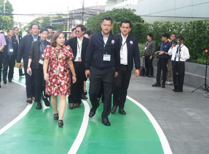 “ธนกร” ลงพื้นที่ติดตามความคืบหน้าการพัฒนาอุตสาหกรรมอิเล็กทรอนิกส์อัจฉริยะ หนุนไทยก้าวสู่ฐานการผลิตเทคโนโลยีขั้นสูงของโลก เมื่อวันที่ 16 ตุลาคม 2568 นายธนกร วังบุญคงชนะ รัฐมนตรีว่าการกระทรวงอุตสาหกรรม ลงพื้นที่ตรวจราชการเพื่อติดตามความคืบหน้าการพัฒนาอุตสาหกรรมอิเล็กทรอนิกส์อัจฉริยะ ณ บริษัท ซีเกท เทคโนโลยี(ประเทศไทย) จำกัด จังหวัดสมุทรปราการ โดย นายธนกร กล่าวว่า “การติดตามความคืบหน้าการพัฒนาอุตสาหกรรมอิเล็กทรอนิกส์อัจฉริยะ เป็นหนึ่งในพันธกิจของกระทรวงอุตสาหกรรม เพื่อส่งเสริมและพัฒนาผู้ประกอบการ และภาคอุตสาหกรรม ให้สามารถแข่งขันได้ในตลาดโลกด้วยเทคโนโลยีและนวัตกรรม” นายธนกร กล่าวต่อว่า “อุตสาหกรรมอิเล็กทรอนิกส์อัจฉริยะเป็นหนึ่งในอุตสาหกรรมเศรษฐกิจใหม่ของประเทศไทยที่ได้รับการกำหนดให้เป็นอุตสาหกรรมเป้าหมายใหม่ (New S-Curve) ภายใต้นโยบาย Thailand 4.0 โดยเป็นอุตสาหกรรมที่มีการบูรณาการเทคโนโลยีขั้นสูงและนวัตกรรม เพื่อยกระดับผลิตภัณฑ์อิเล็กทรอนิกส์ให้มีความชาญฉลาด สามารถต่อยอดไปสู่อุตสาหกรรมอื่น เช่น ยานยนต์ไฟฟ้า หุ่นยนต์ การแพทย์อัจฉริยะ และเกษตรกรรมแม่นยำ โดยที่ผ่านมา บริษัท ซีเกท เทคโนโลยี (ประเทศไทย) จำกัด มีบทบาทสำคัญ ต่ออุตสาหกรรมอิเล็กทรอนิกส์ของประเทศไทยในหลายด้าน ทั้งการยกระดับเทคโนโลยี Smart Electronics การพัฒนาทักษะแรงงานให้พร้อมรับยุคดิจิทัล ตลอดจนการส่งเสริมพลังงานสะอาดและเศรษฐกิจคาร์บอนต่ำที่สำคัญบริษัทฯยังเป็นแหล่งสร้างงานและรายได้ให้แก่ประชาชนในจังหวัดสมุทรปราการกว่า 4,000 คนซึ่งมีส่วนสำคัญในการขับเคลื่อนเศรษฐกิจท้องถิ่นและยกระดับคุณภาพชีวิตของแรงงานไทยอย่างยั่งยืน” นายธนกรกล่าวเพิ่มเติมว่ากระทรวงอุตสาหกรรมได้ขับเคลื่อนอุตสาหกรรมอิเล็กทรอนิกส์อัจฉริยะผ่าน แผนปฏิบัติการด้านการพัฒนาอุตสาหกรรมอิเล็กทรอนิกส์อัจฉริยะ ระยะที่ 1 (พ.ศ. 2566–2570)โดยส่งเสริมการพัฒนาตลอดทั้งห่วงโซ่อุปทาน (Supply Chain) ตั้งแต่ต้นน้ำถึงปลายน้ำ ทั้งการสนับสนุนการ ลงทุนในอุตสาหกรรมอิเล็กทรอนิกส์ขั้นต้น การยกระดับห้องปฏิบัติการทดสอบมาตรฐาน การพัฒนาโครงสร้าง พื้นฐานด้านเทคโนโลยี ไปจนถึงการสร้างตลาดภายในประเทศสำหรับอุปกรณ์อิเล็กทรอนิกส์อัจฉริยะ”“ผมเชื่อมั่นว่าอุตสาหกรรมอิเล็กทรอนิกส์อัจฉริยะของไทยมีศักยภาพสูง และคนไทยมีความสามารถไม่แพ้ชาติใดในโลก หากทุกภาคส่วนร่วมมือกันทั้งภาครัฐ ภาคเอกชน และสถาบันการศึกษา ไทยจะสามารถก้าวขึ้นเป็น ฐานการผลิตเทคโนโลยีขั้นสูงของโลกได้อย่างมั่นคง” นายธนกร กล่าวทิ้งท้าย