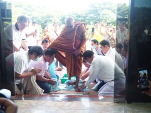 ที่ บริษัท โคมอส คอร์ปอเรชั่น จำกัด ต.ท้ายบ้าน อ.เมือง จ.สมุทรปราการ ครอบครัว จิรยาภากร โดยนายสุดใจ จิรยาภากร (เฮียเอี๋ยว) ประธานบริหาร บริษัท โคมอส คอร์ปอเรชั่น จำกัด และประธาน กก.ตร. สถานีตำรวจภูธรเมืองสมุทรปราการ พร้อมด้วย นายสิรภพ จิรยาภากร รองประธาน บริษัท โคมอส คอร์ปอเรชั่น จำกัด ได้จัดพิธีทำบุญประจำปี2568 โดยได้นิมนต์ หลวงพ่อสายทอง เตชะธัมโม เจ้าอาวาสวัดป่าห้วยกุ่ม จ.ชัยภูมิ เกจิแดนอีสานพระสงฆ์ผู้เปี่ยมล้นด้วยเมตตาพร้อม คณะสงฆ์ ออกบิณฑบาต ที่บริษัทโคมอสฯ โดยมีคณะศิษยานุศิษย์ตลอดจนพี่น้องประชาชนเดินทางมาร่วมใส่บาตรข้าวสารอาหารแห้งและ พิธีทำบุญเลี้ยงพระ โดยได้รับความเมตตาจากหลวงพ่อสายทอง เตชะธัมโม เจ้าอาวาสวัดป่าห้วยกุ่ม พร้อมคณะสงฆ์วัดป่าห้วยกุ่ม ประกอบพิธีเจริญชัยมงคลคาถาและเจริญพระพุทธมนต์เพื่อความเป็นสิริมงคลแก่คณะเจ้าภาพและประชาชนที่เดินทางมาร่วมในพิธีครั้งนี้ โดยผู้บริหารบริษัท โคมอส คอร์ปอเรชั่น จำกัด ได้จัดพิธีทำบุญเป็นประจำทุกปี โดยมีผู้นำท้องถิ่น ข้าราชการตำรวจ ผู้ประกอบการ นักธุรกิจ จำนวนมากที่เลื่อมใสศรัทธาหลวงพ่อสายทองเดินทางมาร่วมทำบุญกันเป็นจำนวนมาก อีกทั้ง คณะศิษยานุศิษย์ยังได้นำอาหารออกร้านตั้งโรงทาน เเจกจ่ายให้กับผู้ที่เดินทางมาร่วมทำบุญในครั้งนี้อีกด้วย