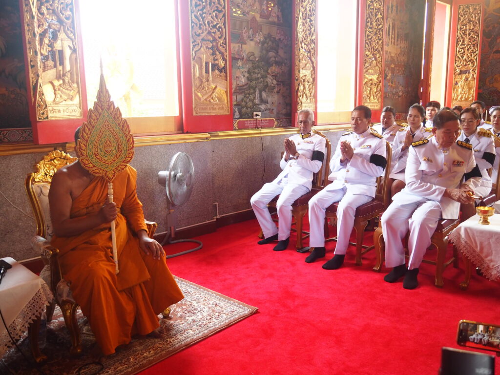 วัดบางพลีใหญ่กลางจัดพิธีบำเพ็ญกุศลถวายพระราชกุศลครบ 7 วัน (สัตตมวาร) เนื่องในวันสวรรคต "สมเด็จพระบรมราชชนนีพันปีหลวง" เมื่อวันที่ 30 ต.ค. 2568 เวลา 09.00น.ที่พระอุโบสถวัดบางพลีใหญ่กลาง อ.บางพลี จ.สมุทรปราการ พระวชิรคณาทร (เจ้าคุณแจ้)เจ้าอาวาสวัดบางพลีใหญ่กลาง เป็นประธานในพิธีบำเพ็ญกุศลเพื่อถวายพระราชกุศลครบ 7 วัน (สัตตมวาร) เนื่องในวันสวรรคต สมเด็จพระนางเจ้าสิริกิติ์ พระบรมราชินีนาถ พระบรมราชชนนีพันปีหลวง โดยมี ดร.วีร์สุดา รุ่งเรือง นายกอบต.บางพลีใหญ่ พร้อมคณะผู้บริหาร คณะไวยาวัจกรวัดบางพลีใหญ่กลาง หัวหน้าส่วนราชการ เจ้าหน้าที่ทางการแพทย์ พยาบาล กำนัน ผู้ใหญ่บ้าน คณะครู เจ้าหน้าที่ตำรวจ สภ.บางพลีและประชาชน ร่วมพิธี และร่วมถวายสักการะพระฉายาลักษณ์ สมเด็จพระนางเจ้าสิริกิติ์ พระบรมราชินีนาถ พระบรมราชชนนีพันปีหลวง เจ้าหน้าที่อาราธนาศีล พระภิกษุสงฆ์สวดเจริญพระพุทธมนต์ เพื่อถวายเป็นพระราชกุศล จากนั้น ได้ร่วมถวายจตุปัจจัยไทยธรรมแด่พระภิกษุสงฆ์ ทอดผ้าไตรถวาย และกรวดน้ำอุทิศถวายเพื่อเป็นพระราชกุศล