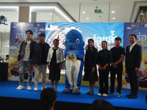 พัฒนาชุมชนสป.จัดงานอร่อยล้ำGIสมุทรปราการ พัฒนาชุมชนจังหวัดสมุทรปราการ ได้จัดโครงการขับเคลื่อนแผนพัฒนาจังหวัดในทุกมิติ ยกระดับการผลิตสินค้าเกษตรปลอดภัยได้มาตรฐานด้วยแนวทาง BCG Model แบบบูรณาการสู่เศรษฐกิจฐานราก กิจกรรม ยกระดับการผลิตสินค้าเกษตรปลอดภัยได้มาตรฐาน ด้านพืช ประมง ปศุสัตว์ ด้วยแนวทาง BCG Model แบบครบวงจร จึงได้จัดแสดงและจำหน่ายสินค้าบ่งชี้ทางภูมิศาสตร์ (GI) จังหวัดสมุทรปราการภายใต้ชื่อ "อร่อยล้ำ GI สมุทรปราการ”ระหว่างวันที่ 29 ตุลาคม-2พฤศจิกายน 2568 ที่ศูนย์การค้า มาร์เก็ต วิลเลจ สุวรรณภูมิ ที่ลานกิจกรรม ศูนย์การค้า มาร์เก็ต วิลเลจ สุวรรณภูมิ สำนักงานพัฒนาชุมชน จังหวัดสมุทรปราการ โดยนางสาวสุขนันทิพย์ ศรีสมวงษ์ พัฒนาการจังหวัดสมุทรปราการ เป็นประธานเปิดงาน อร่อยล้ำ GI สมุทรปราการ มีนางสาวอวยพร สงแก้ว ผู้อำนวยการกลุ่มงานส่งเสนิมการพัฒนาชุมชน กล่าวรายงาน โดยก่อนเริ่มเข้าสู่พิธีการ ทุกคนที่เข้าร่วมงานต่างยืนสงบนิ่ง เพื่อแสดงความเคารพและน้อมรำลึกถึงสมเด็จพระนางเจ้าสิริกิติ์ พระบรมราชินีนาถ พระบรมราชชนนีพันปีหลวง จากนั้นได้มีการแสดงจินตลีลาประกอบบทเพลงอาลัยพระพันปี โดยคณะหุ่นคนมหาวิทยาลัยหัวเฉียวเฉลิมพระเกียรติ โดยนางสาวสุขนันทิพย์ ศรีสมวงษ์ พัฒนาการจังหวัดสมุทรปราการ ประธานในพิธี ได้มอบรางวัลกิจกรรมในการประกวดสินค้าเกษตร(GI)ของจังหวัดสมุทรปราการ ภายในงานยังมีการแสดงคอนเสิร์ตจากศิลปินชื่อดัง เอิ้นขวัญ วรัญญา กิจกรรมสาธิตการปรุงอาหารเมนูใหม่โดยใช้สินค้าGIของจังหวัดสมุทรปราการโดยเชฟตุ๊กตา “บ้านยี่สาร”ภายในงานยังมีบูธสินค้า สิ่งบ่งชี้ทางภูมิศาสตร์(GI)จังหวัดสมุทรปราการ กว่า 42 ร้านค้า จังหวัดสมุทรปราการตั้งอยู่ภาคกลางของประเทศไทย อยู่ริมฝั่งแม่น้ำเจ้าพระยาตอนปลายสุดของแม่น้ำเจ้าพระยา และเหนืออ่าวไทย ลักษณะภูมิประเทศ ส่วนใหญ่พื้นที่เป็นที่ราบลุ่ม มีแม่น้ำเจ้าพระยาไหลผ่านกลางจังหวัด และมีลำคลองมากมาย เกษตรกรมีศักยภาพทั้งด้านการเพาะเลี้ยงและแปรรูปที่เป็นอัตลักษณ์ และสภาพพื้นที่เหมาะแก่การทำการประมง และการเพาะเลี้ยงสัตว์น้ำทั้งน้ำจืด และชายฝั่ง เช่น ปลา สลิด กุ้งก้ามกราม กุ้งแชบ๊วย กุ้งขาว หอยแครง หอยแมลงภู่ ปลากะพงขาว และ ปูทะเล เป็นต้น นอกจากนั้นยังมีพืชผลทางเกษตร อาทิ ข้าว มะม่วง มะพร้าว พืชผักสมุนไพร โดยเฉพาะปลาสลิดและมะม่วงน้ำดอกไม้ ซึ่งเป็นสินค้าที่ได้รับการขึ้นทะเบียนสิ่งบ่งชี้ทางภูมิศาสตร์ GI และมีความสำคัญทางเศรษฐกิจของจังหวัด ซึ่งเป็นที่ต้องการของตลาดและผู้บริโภค กรมทรัพย์สินทางปัญญา กระทรวงพาณิชย์ ได้ให้ความสำคัญในการยกระดับความสามารถในการแข่งขันของภาคเกษตร โดยการส่งเสริมและคุ้มครองสิ่งบ่งชี้ทางภูมิศาสตร์ ในการสร้างมูลค่าเพิ่มให้สินค้าเกษตรอัตลักษณ์พื้นถิ่น และภูมิปัญญาท้องถิ่นของไทยทั้งตลาด ในประเทศและต่างประเทศ รวมทั้งการคุ้มครองสิ่งบ่งชี้ทางภูมิศาสตร์ (GI) ช่วยส่งเสริมการสร้างมูลค่าเพิ่มใน ห่วงโซ่สินค้าเกษตร และผลิตภัณฑ์ทางการเกษตรอย่างยังยืน โดยอาศัยจุดเด่นทั้งเอกลักษณ์และความโดดเด่นของสินค้าเกษตรเฉพาะพื้นที่ ผสมสานภูมิมิปัญญาท้องถิ่นที่สะท้อนให้เห็นถึงคุณภาพ ชื่อเสียงและคุณลักษณะเฉพาะของสินค้าที่เชื่อมโยงกับแหล่งภูมิศาสตร์จังหวัดสมุทรปราการ จึงจัดทำโครงการจัดงานแสดงและจำหน่ายสินค้าสิ่งบ่งชี้ทางภูมิศาสตร์ (GI) จังหวัดสมุทรปราการ เพื่อเพิ่มโอกาสทางการตลาด เพิ่มช่องทางการจำหน่ายสินค้าGIก่อให้เกิดรายได้ กับเกษตรกรและท้องถิ่นอย่างแท้จริงต่อไป