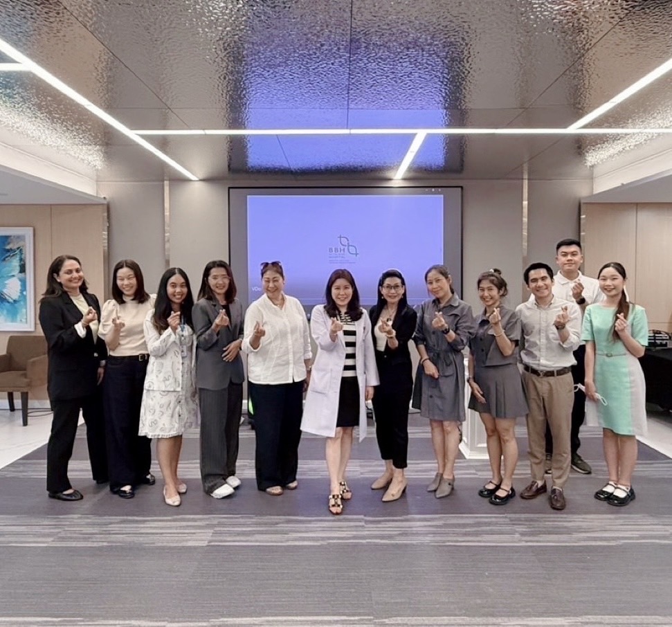 BBH Hospital จัดงาน “Care & Connect 2” — Unlocking New Perspectives! .เมื่อวันที่ 28 ตุลาคมที่ผ่านมา โรงพยาบาล BBH จัดกิจกรรม “Care & Connect” ครั้งที่ 2 ภายใต้แนวคิด Building the Future of Healthcare Together with Our Valued Partners เพื่อเปิดมุมมองใหม่แห่งการดูแลสุขภาพเชิงรุก และสร้างเครือข่ายพันธมิตรทางสุขภาพ.ไฮไลต์ภายในงาน Health Talk โดยทีมแพทย์ผู้เชี่ยวชาญ • แพทย์หญิงกุสุมา คุณาวงษ์กฤต แพทย์เฉพาะทางด้านเวชศาสตร์ฟื้นฟู หัวข้อ From Practice to Personal: Experiencing DFPP for Better Health • นายแพทย์วรวิทย์ กิติศักดิ์รณกรณ์ แพทย์ผู้เชี่ยวชาญด้านสมุทัยเวชศาสตร์และเวชศาสตร์ป้องกัน หัวข้อ Proactive Health for Sustainable Success • นายแพทย์นิวิธ กาลรา แพทย์ผู้เชี่ยวชาญโรคหัวใจและหลอดเลือด หัวข้อ Balance Your Heart, Balance Your Health – A Holistic Approach to Cardiac Care ปิดท้ายด้วยกิจกรรม Lucky Draw มอบรางวัลพิเศษ V-ST Facial Tightening Package มูลค่า 4,000 บาท จำนวน 3 รางวัล .