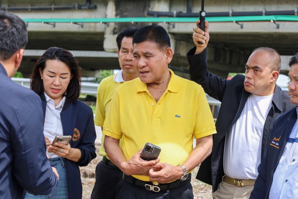 วันที่ 1 ตุลาคม 2568 นายสุนทร ปานแสงทอง นายกองค์การบริหารส่วนจังหวัดสมุทรปราการ พร้อมด้วยนายสิทธิไชย เชื้อไทย เลขานุการนายกอบจ.สมุทรปราการ ประชุมปรึกษาหารือเรื่องการแก้ปัญหาอย่างเร่งด่วน ในหลายจุด เพื่อความเป็นอยู่ ของพี่น้องประชาชน จากสมาชิกสภาองค์การบริหารส่วนจังหวัดสมุทรปราการโดยมีประเด็นสำคัญดังนี้ 1. การปรับปรุงระบบระบายน้ำและกำจัดวัชพืช บริเวณพื้นที่การทางพิเศษด้านหลังห้างสรรพสินค้าอีเกียอำเภอบางพลี เพื่อเพิ่มประสิทธิภาพการระบายน้ำ ลดความเสี่ยงน้ำท่วมซ้ำซากในชุมชน 2. การซ่อมแซมถนน สป.3075 ซอยยิ่งเจริญ อ.บางพลี ทน้ำท่วมขังและผิวถนนชำรุดอย่างหนัก จนส่งผลกระทบต่อความปลอดภัยของผู้ใช้เส้นทาง ซึ่งถนนเส้นนี้อยู่ในความรับผิดชอบของ อบจ.สมุทรปราการ 3. การบูรณาการดูแลความสะอาดพื้นที่สาธารณะ ร่วมกับแขวงทางหลวงและประชาชนในพื้นที่ ช่วง กม.7–กม.9 ถนนบางนาตราด เพื่อสร้างสภาพแวดล้อมที่สะอาดและน่าอยู่