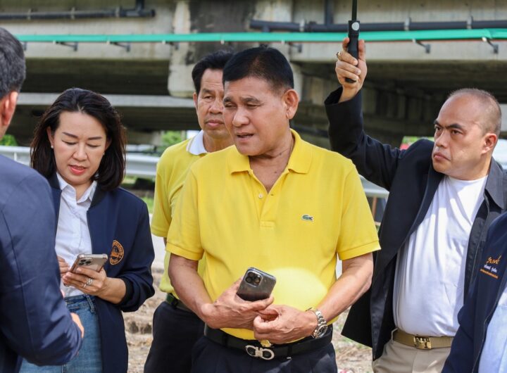 วันที่ 1 ตุลาคม 2568 นายสุนทร ปานแสงทอง นายกองค์การบริหารส่วนจังหวัดสมุทรปราการ พร้อมด้วยนายสิทธิไชย เชื้อไทย เลขานุการนายกอบจ.สมุทรปราการ ประชุมปรึกษาหารือเรื่องการแก้ปัญหาอย่างเร่งด่วน ในหลายจุด เพื่อความเป็นอยู่ ของพี่น้องประชาชน จากสมาชิกสภาองค์การบริหารส่วนจังหวัดสมุทรปราการโดยมีประเด็นสำคัญดังนี้ 1. การปรับปรุงระบบระบายน้ำและกำจัดวัชพืช บริเวณพื้นที่การทางพิเศษด้านหลังห้างสรรพสินค้าอีเกียอำเภอบางพลี เพื่อเพิ่มประสิทธิภาพการระบายน้ำ ลดความเสี่ยงน้ำท่วมซ้ำซากในชุมชน 2. การซ่อมแซมถนน สป.3075 ซอยยิ่งเจริญ อ.บางพลี ทน้ำท่วมขังและผิวถนนชำรุดอย่างหนัก จนส่งผลกระทบต่อความปลอดภัยของผู้ใช้เส้นทาง ซึ่งถนนเส้นนี้อยู่ในความรับผิดชอบของ อบจ.สมุทรปราการ 3. การบูรณาการดูแลความสะอาดพื้นที่สาธารณะ ร่วมกับแขวงทางหลวงและประชาชนในพื้นที่ ช่วง กม.7–กม.9 ถนนบางนาตราด เพื่อสร้างสภาพแวดล้อมที่สะอาดและน่าอยู่