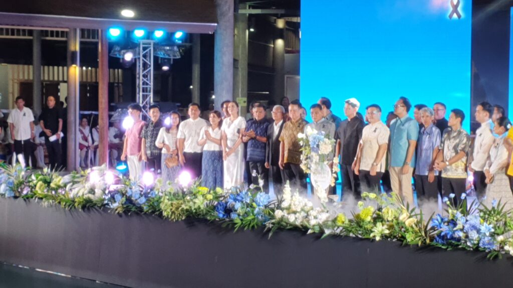 จังหวัดสมุทรปราการ ร่วมกับองค์การบริหารส่วนจังหวัดสมุทรปราการและเทศบาลนครสมุทรปราการ จัดงานลอยกระทงประจำปี 2568 ส่งเสริมการท่องเที่ยวและอนุรักษ์ประเพณีที่ดีงามของไทย .￼ จังหวัดสมุทรปราการ ร่วมกับ องค์การบริหารส่วนจังหวัดสมุทรปราการและเทศบาลนครสมุทรปราการ จัดงานส่งเสริมการท่องเที่ยวเชิงวัฒนธรรมและประเพณีลอยกระทงจังหวัดสมุทรปราการ ประจำปี 2568 ภายใต้ชื่องาน “ศรัทธาธารา บูชาคงคา มิ่งมงคลเมืองปากน้ำ” บริเวณตลาดเชิงท่องเที่ยว ถนนท้ายบ้าน อำเภอเมืองฯ จังหวัดสมุทรปราการ โดยมี นายสยาม ศิริมงคล ผู้ว่าราชการจังหวัดสมุทรปราการ เป็นประธานเปิดงาน ภายในงานมีการประกวดนางนพมาศ การประกวดกระทงประเภทต่างๆ ก่อนเริ่มงานผู้ว่าราชการจังหวัดสมุทรปราการ ได้นำประชาชทุกหมู่เหล่าร่วมยืนสงบนิ่งเป็นเวลา 93 วินาที เพื่อแสดงความอาลัย และน้อมรำลึกในพระมหากรุณาธิคุณ สมเด็จพระนางเจ้าสิริกิติ์พระบรมราชินีนาถ พระบรมราชชนนีพันปี พระผู้เสด็จสู่สวรรคาลัย . ในส่วนของการดูแลความปลอดภัยให้กับประชาชนที่เดินทางมาร่วมงานลอยกระทงนั้น ได้มีการจัดเจ้าหน้าที่ตำรวจไว้ตามจุดต่างๆ เพื่อป้องกันปัญหาอาชญากรรม รวมทั้งกวดขันการเล่นประทัด พลุ ดอกไม้เพลิงและการจุดโคมลอย นอกจากนี้ยังได้จัดเจ้าหน้าที่คอยดูแลความปลอดภัยแก่ผู้ที่มาลอยกระทงบริเวณการจัดงานด้วย โดยกระทงส่วนใหญ่ที่ประชาชนนำมาลอยจะทำจากวัสดุธรรมชาติที่สามารถย่อยสลายได้ง่าย อาทิ กระทงที่ทำจากต้นกล้วยและใบตอง กระทงที่ทำจากเปลือกข้าวโพด กระทงที่ทำจากขนมปัง เพื่อร่วมอนุรักษ์สิ่งแวดล้อม/