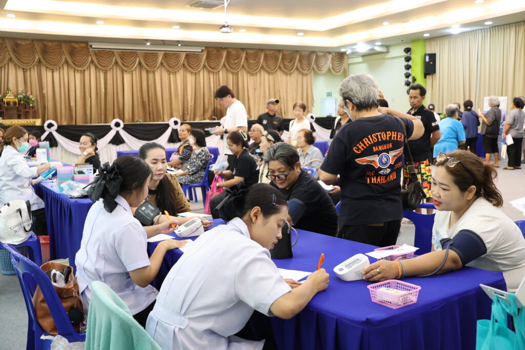 EEP Group ห่วงใยคนในชุมชน จัดกิจกรรมตรวจสุขภาพเคลื่อนที่ให้กับประชาชนรอบพื้นที่ เมื่อวันอาทิตย์ที่ 2 พฤศจิกายน 2568 ณ ห้องประชุม ชั้น 2 อาคารกองการศึกษา เทศบาลเมืองแพรกษาใหม่ อำเภอเมืองสมุทรปราการ จังหวัดสมุทรปราการ กลุ่มบริษัท อีสเทิร์น เอเนอร์จี้ พลัส จำกัด ผู้นำด้านการจัดการขยะสู่พลังงาน พร้อมด้วยบริษัทในเครือ ราชบุรี–อีอีพี รีนิวเอเบิ้ล เอนเนอจี้ จำกัด (R-EEP) ได้จัดกิจกรรมตรวจสุขภาพประจำปี 2568 ให้กับประชาชนที่พักอาศัยในพื้นที่รอบโรงไฟฟ้า ภายในงานมีบริการตรวจสุขภาพฟรีโดยไม่มีค่าใช้จ่าย อาทิ การตรวจเอ็กซเรย์ทรวงอก (Digital X-Ray) ตรวจสมรรถภาพปอด ตรวจการทำงานของไต (Creatinine) และตรวจความสมบูรณ์ของเลือด (CBC) ซึ่งได้รับความสนใจจากประชาชนในพื้นที่ตำบลแพรกษาใหม่ ตำบลแพรกษา และตำบลบางพลีใหญ่ เข้าร่วมรับการตรวจเป็นจำนวนมาก กิจกรรมดังกล่าวจัดขึ้นเพื่อให้ประชาชนได้ทราบถึงสถานะสุขภาพของตนเอง อันจะช่วยให้สามารถป้องกันและรักษาโรคได้อย่างทันท่วงที อีกทั้งยังเป็นการอำนวยความสะดวกให้แก่ผู้ที่ไม่มีเวลาเดินทางไปตรวจสุขภาพที่โรงพยาบาล ทั้งนี้ โครงการดังกล่าวนับเป็นส่วนหนึ่งของกิจกรรมต่อเนื่องที่ EEP Group ดำเนินการเพื่อส่งเสริมการดูแลสุขภาพและยกระดับคุณภาพชีวิตของคนในชุมชนอย่างยั่งยืน