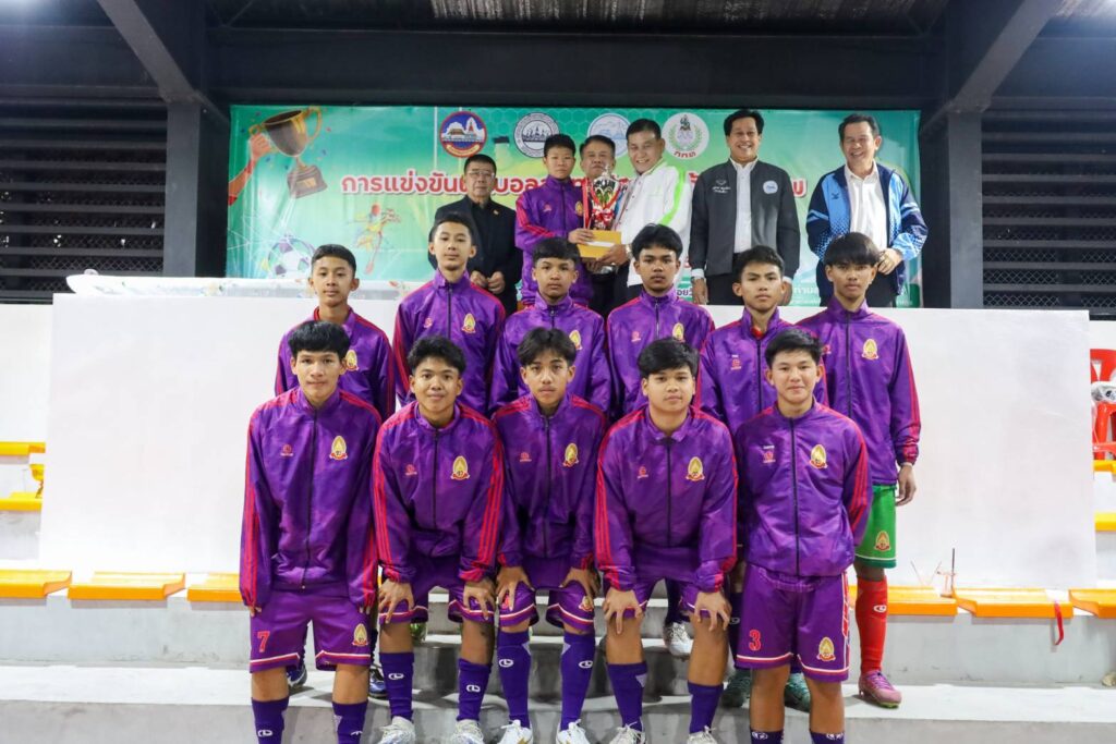 องค์การบริหารส่วนจังหวัดสมุทรปราการ ร่วมขับเคลื่อนกีฬาเยาวชน จัดการแข่งขันฟุตบอล 5 คน “สมุทรปราการก้าวหน้าคัพ” ครั้งที่ 2 ประจำปี 2568 องค์การบริหารส่วนจังหวัดสมุทรปราการ ร่วมกับสมาคมกีฬาแห่งจังหวัดสมุทรปราการ และสำนักงานการกีฬาแห่งประเทศไทย จัดการแข่งขันฟุตบอล 5 คน “สมุทรปราการก้าวหน้าคัพ” ครั้งที่ 2 ประจำปี 2568 ณ สนามฟุตบอลหญ้าเทียม องค์การบริหารส่วนจังหวัดสมุทรปราการ ตำบลท้ายบ้าน อำเภอเมืองสมุทรปราการ จังหวัดสมุทรปราการ ระหว่างวันที่ 10–21 ธันวาคม 2568 เพื่อส่งเสริมการใช้เวลาว่างอย่างสร้างสรรค์และพัฒนาศักยภาพด้านกีฬาของเยาวชนและประชาชนในพื้นที่ ในการนี้ นายสุนทร ปานแสงทอง นายกองค์การบริหารส่วนจังหวัดสมุทรปราการ ให้เกียรติเป็นประธานในพิธีเปิดและพิธีปิดการแข่งขัน พร้อมด้วยนายวรพร อัศวเหม รองนายกฯ และคณะผู้บริหารองค์การบริหารส่วนจังหวัดสมุทรปราการ เข้าร่วมในพิธีอย่างพร้อมเพรียง โดยมีนายไพบูรณ์ พินเที่ยง นายกสมาคมกีฬาแห่งจังหวัดสมุทรปราการ สมาชิกสภาองค์การบริหารส่วนจังหวัดสมุทรปราการ เป็นผู้กล่าวรายงานวัตถุประสงค์ของการจัดการแข่งขัน การแข่งขันครั้งนี้มีทีมเข้าร่วมทั้งสิ้น 21 ทีม แบ่งออกเป็น 3 รุ่นอายุ ได้แก่ รุ่นอายุไม่เกิน 10 ปี จำนวน 6 ทีม รุ่นอายุไม่เกิน 12 ปี จำนวน 7 ทีม และรุ่นอายุไม่เกิน 15 ปี จำนวน 8 ทีม เปิดโอกาสให้เยาวชนได้แสดงศักยภาพด้านกีฬา เสริมสร้างทักษะการทำงานเป็นทีม มีน้ำใจนักกีฬา และเรียนรู้การอยู่ร่วมกันในสังคม วัตถุประสงค์ของการจัดการแข่งขัน มุ่งเน้นให้เยาวชนและประชาชนผู้รักการกีฬาได้มีเวทีในการแสดงความสามารถ ส่งเสริมสุขภาพร่างกายและจิตใจ ตลอดจนสร้างความสามัคคีในชุมชน โดยรายได้หลังหักค่าใช้จ่ายจะนำไปเป็นทุนสนับสนุนการพัฒนากิจกรรมทางการกีฬาของสมาคมกีฬาแห่งจังหวัดสมุทรปราการ เพื่อยกระดับศักยภาพนักกีฬาและกิจกรรมกีฬาของจังหวัดให้เติบโตอย่างต่อเนื่อง ในโอกาสนี้ นายสุนทร ปานแสงทอง นายกองค์การบริหารส่วนจังหวัดสมุทรปราการ ได้กล่าวชื่นชมการดำเนินงานของคณะผู้จัดงานทุกฝ่าย พร้อมย้ำถึงความสำคัญของการส่งเสริมกีฬา ซึ่งถือเป็นภารกิจสำคัญของจังหวัดในการพัฒนาคุณภาพชีวิต สร้างโอกาสให้เยาวชน และเสริมสร้างภาพลักษณ์ที่ดีให้กับจังหวัดสมุทรปราการ พร้อมอวยพรให้ทุกทีมแข่งขันด้วยความมุ่งมั่น มีน้ำใจนักกีฬา และให้การแข่งขันในครั้งนี้ประสบความสำเร็จเป็นอย่างดี