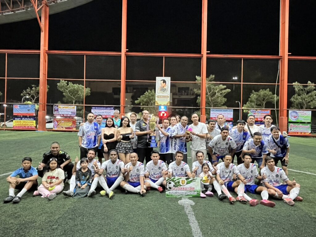 ทม.แพรกษาใหม่จัดแข่งฟุตบอล 5 ธันวา ต้านยาเสพติด วันที่ 5 ธันวาคม 2568 ณ สนามกีฬาฟุตบอลเทศบาลเมืองแพรกษาใหม่ ต.แพรกษาใหม่ อ.เมือง สมุทรปราการ เทศบาลเมืองแพรกษาใหม่ จัดการแข่งขันฟุตบอลเงินแสน 5 ธันวา ต้านยาเสพติด แพรกษาใหม่คัพ ครั้งที่ 5 ชิงถ้วยรางวัล นายอำนวย บุญริ้ว นายกเทศมนตรีเมืองแพรกษาใหม่ ผู้สนับสนุน นายอำนวย บุญริ้ว นายกเทศมนตรีเมืองแพรกษาใหม่ ประธานชมรมแพรกษาใหม่คัพ ผู้สนับสนุนการแข่งขันฟุตบอล 5 ธันวา ต้านยาเสพติด แพรกษาใหม่คัพ ครั้งที่ 5 โดยมี นายธนสัน วสันต์ กำนันตำบลแพรกษาใหม่ ผู้ดำเนินการจัดงานการแข่งขันกีฬา พร้อมด้วย เจ้าหน้าที่ฝ่ายปกครอง ตลอดจนนักกีฬาที่เข้าร่วมการแข่งขันทั้ง 12 ทีม ร่วมในพิธีเปิด การจัดการแข่งขันแข่งฟุตบอลในครั้งนี้ ทางชมรมฟุตบอลแพรกษาใหม่ เทศบาลเมืองแพรกษาใหม่ เจ้าหน้าที่ฝ่ายปกครองแพรกษาใหม่ ได้ร่วมกันจัดขึ้นตามโครงการ ฟุตบอล 5 ธันวา ต้านยาเสพติด แพรกษาใหม่คัพ ครั้งที่ 5 มี จำนวน 12 ทีม อาทิ ทีมผู้ใหญ่โซ่ ทีมน้องเพลง ทีม KRD ALL GTC ทีมผ่องโสภานุกูล ทีมลูกแม่เต๋า บาเรร่า เป็นต้น โดยชิงเงินรางวัล 100,000 บาท พร้อมถ้วยรางวัล นายอำนวย บุญริ้ว นายกเทศมนตรีเมืองแพรกษาใหม่ และเงินรางวัลทีมรองชนะเลิศ อันดับ 1 และรองชนะเลิศ อันดับ 2 เงินรางวัล 10,000 บาท (ทีมละ 5,000) ก่อนการแข่งขันฟุตบอลนายธนสัน วสันต์ กำนันตำบลแพรกษาใหม่ นำเจ้าหน้าที่ฝ่ายปกครอง ผู้ใหญ่บ้าน ผู้ช่วยผู้ใหญ่บ้าน ประชาชนจิตอาสา ร่วมทำกิจกรรมจิตอาสาเทิดพระเกียรติในหลวงรัชกาลที่ 9 เนื่องในวันที่ 5 ธันวาคม วันพ่อแห่งชาติ น้อมสำนึกในพระมหากรุณาธิคุณหาที่สุดมิได้ สำหรับทีมที่เข้ารอบชิงชนะเลิศการแข่งขัน กีฬาฟุตบอล 5 ธันวา ต้านยาเสพติด แพรกษาใหม่คัพ ครั้งที่ 5 เงินแสน ได้แก่ทีม สารวัตรโด่ ดอนเมือง ชิงกับ ทีมผู้ใหญ่โซ่ KRD ผลการแข่งขันคือ ทีมผู้ใหญ่โซ่ KRD ได้จุดโทษก่อนทดเวลาบาดเจ็บ ก่อนจะยิงจุดโทษทำให้ทีมผู้ใหญ่โซ่ KRD ชนะไป 3-2