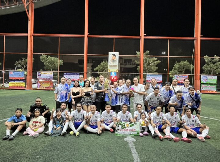 ทม.แพรกษาใหม่จัดแข่งฟุตบอล 5 ธันวา ต้านยาเสพติด วันที่ 5 ธันวาคม 2568 ณ สนามกีฬาฟุตบอลเทศบาลเมืองแพรกษาใหม่ ต.แพรกษาใหม่ อ.เมือง สมุทรปราการ เทศบาลเมืองแพรกษาใหม่ จัดการแข่งขันฟุตบอลเงินแสน 5 ธันวา ต้านยาเสพติด แพรกษาใหม่คัพ ครั้งที่ 5 ชิงถ้วยรางวัล นายอำนวย บุญริ้ว นายกเทศมนตรีเมืองแพรกษาใหม่ ผู้สนับสนุน นายอำนวย บุญริ้ว นายกเทศมนตรีเมืองแพรกษาใหม่ ประธานชมรมแพรกษาใหม่คัพ ผู้สนับสนุนการแข่งขันฟุตบอล 5 ธันวา ต้านยาเสพติด แพรกษาใหม่คัพ ครั้งที่ 5 โดยมี นายธนสัน วสันต์ กำนันตำบลแพรกษาใหม่ ผู้ดำเนินการจัดงานการแข่งขันกีฬา พร้อมด้วย เจ้าหน้าที่ฝ่ายปกครอง ตลอดจนนักกีฬาที่เข้าร่วมการแข่งขันทั้ง 12 ทีม ร่วมในพิธีเปิด การจัดการแข่งขันแข่งฟุตบอลในครั้งนี้ ทางชมรมฟุตบอลแพรกษาใหม่ เทศบาลเมืองแพรกษาใหม่ เจ้าหน้าที่ฝ่ายปกครองแพรกษาใหม่ ได้ร่วมกันจัดขึ้นตามโครงการ ฟุตบอล 5 ธันวา ต้านยาเสพติด แพรกษาใหม่คัพ ครั้งที่ 5 มี จำนวน 12 ทีม อาทิ ทีมผู้ใหญ่โซ่ ทีมน้องเพลง ทีม KRD ALL GTC ทีมผ่องโสภานุกูล ทีมลูกแม่เต๋า บาเรร่า เป็นต้น โดยชิงเงินรางวัล 100,000 บาท พร้อมถ้วยรางวัล นายอำนวย บุญริ้ว นายกเทศมนตรีเมืองแพรกษาใหม่ และเงินรางวัลทีมรองชนะเลิศ อันดับ 1 และรองชนะเลิศ อันดับ 2 เงินรางวัล 10,000 บาท (ทีมละ 5,000) ก่อนการแข่งขันฟุตบอลนายธนสัน วสันต์ กำนันตำบลแพรกษาใหม่ นำเจ้าหน้าที่ฝ่ายปกครอง ผู้ใหญ่บ้าน ผู้ช่วยผู้ใหญ่บ้าน ประชาชนจิตอาสา ร่วมทำกิจกรรมจิตอาสาเทิดพระเกียรติในหลวงรัชกาลที่ 9 เนื่องในวันที่ 5 ธันวาคม วันพ่อแห่งชาติ น้อมสำนึกในพระมหากรุณาธิคุณหาที่สุดมิได้ สำหรับทีมที่เข้ารอบชิงชนะเลิศการแข่งขัน กีฬาฟุตบอล 5 ธันวา ต้านยาเสพติด แพรกษาใหม่คัพ ครั้งที่ 5 เงินแสน ได้แก่ทีม สารวัตรโด่ ดอนเมือง ชิงกับ ทีมผู้ใหญ่โซ่ KRD ผลการแข่งขันคือ ทีมผู้ใหญ่โซ่ KRD ได้จุดโทษก่อนทดเวลาบาดเจ็บ ก่อนจะยิงจุดโทษทำให้ทีมผู้ใหญ่โซ่ KRD ชนะไป 3-2