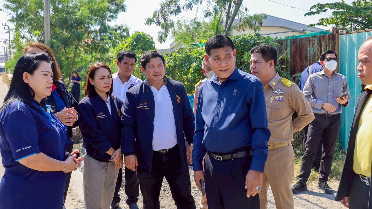 องค์การบริหารส่วนจังหวัดสมุทรปราการ ลงพื้นที่ตรวจสภาพถนน สป.3075 หลังชาวบ้านร้องเรียน ถนนทรุด หลุมบ่อ-น้ำขัง ส่งผลกระทบต่อชีวิตและเศรษฐกิจในพื้นที่อุตสาหกรรม นายสุนทร ปานแสงทอง นายกองค์การบริหารส่วนจังหวัดสมุทรปราการ พร้อมด้วยคณะผู้บริหาร สมาชิกสภาอบจ. และเจ้าหน้าที่ผู้เกี่ยวข้อง ลงพื้นที่ตรวจสอบสภาพถนนสาย สป.3075 บริเวณหมู่ 19 ตำบลบางพลีใหญ่ อำเภอบางพลี หลังได้รับการร้องเรียนจากประชาชนว่า ถนนในพื้นที่ดังกล่าวเกิดความชำรุดเสียหายอย่างหนัก ทั้งการยุบตัวเป็นแอ่งกระทะ มีหลุมบ่อลึกหลายจุด และเกิดน้ำท่วมขังเป็นเวลานาน แม้ไม่ใช่ช่วงฤดูฝนก็ตาม สร้างความเดือดร้อนแก่ผู้สัญจร รวมถึงโรงงานและผู้อยู่อาศัยจำนวนมากในย่านอุตสาหกรรมสำคัญของจังหวัด ซึ่งส่งผลกระทบโดยตรงต่อเศรษฐกิจในพื้นที่ จากการตรวจสอบพบว่า สาเหตุหลักของการทรุดตัวเกิดจากการที่ถนนเส้นนี้มีรถบรรทุกขนาดใหญ่สัญจรผ่านเป็นจำนวนมากทุกวัน ทำให้ชั้นดินอัดแน่นยุบตัวจนเกิดเป็นหลุมเป็นบ่อ อีกทั้งยังมีน้ำเสียจากอาคารและครัวเรือนข้างเคียงไหลลงมาสู่ผิวถนนอย่างต่อเนื่อง ทำให้น้ำขังไม่สามารถระบายได้ ส่งผลให้ประชาชนมองไม่เห็นความลึกของหลุมจนเกิดอุบัติเหตุบ่อยครั้ง เพื่อบรรเทาความเดือดร้อนในเบื้องต้น อบจ.สมุทรปราการได้จัดนำหินคลุกมาเทกลบหลุมต่างๆ เพื่อให้รถสามารถสัญจรได้ชั่วคราว พร้อมกันนี้ นายสุนทร ปานแสงทอง ได้สั่งการให้เจ้าหน้าที่ทำการขุดลอกท่อระบายน้ำโดยเร่งด่วน รวมถึงเริ่มปรับเกลี่ยพื้นผิวถนนให้เรียบในระดับหนึ่งเพื่อบรรเทาปัญหา พร้อมวางแผนปรับปรุงระบบท่อระบายน้ำใหม่ทั้งเส้น เพื่อแก้ปัญหาน้ำท่วมขังให้หมดไปอย่างเป็นระบบ หลังจากการแก้ไขเบื้องต้นแล้ว อบจ.จะเชิญผู้ประกอบการ อาคารบ้านเรือน และโรงงานโดยรอบเข้าร่วมประชุมเพื่อจัดการเรื่องระบบน้ำเสีย โดยทุกแห่งจะต้องปรับปรุงระบบบำบัดน้ำเสียและวางแนวท่อน้ำทิ้งให้ถูกต้อง ก่อนเชื่อมต่อเข้าระบบระบายน้ำสาธารณะ เพื่อลดปัญหาน้ำเสียไหลลงถนนซ้ำอีกในอนาคต นายสุนทร ปานแสงทอง นายกอบจ.สมุทรปราการ ยังได้กำชับให้ข้าราชการ พนักงาน อบจ. และเจ้าหน้าที่ทุกหน่วยที่เกี่ยวข้องเร่งดำเนินงานอย่างรวดเร็วและรัดกุม พร้อมติดตามสถานการณ์อย่างใกล้ชิด เพื่อให้ประชาชนในพื้นที่ได้รับความปลอดภัยและความสะดวกในการใช้เส้นทางโดยเร็วที่สุด