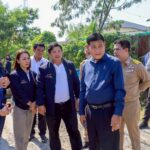 องค์การบริหารส่วนจังหวัดสมุทรปราการ ลงพื้นที่ตรวจสภาพถนน สป.3075 หลังชาวบ้านร้องเรียน ถนนทรุด หลุมบ่อ-น้ำขัง ส่งผลกระทบต่อชีวิตและเศรษฐกิจในพื้นที่อุตสาหกรรม นายสุนทร ปานแสงทอง นายกองค์การบริหารส่วนจังหวัดสมุทรปราการ พร้อมด้วยคณะผู้บริหาร สมาชิกสภาอบจ. และเจ้าหน้าที่ผู้เกี่ยวข้อง ลงพื้นที่ตรวจสอบสภาพถนนสาย สป.3075 บริเวณหมู่ 19 ตำบลบางพลีใหญ่ อำเภอบางพลี หลังได้รับการร้องเรียนจากประชาชนว่า ถนนในพื้นที่ดังกล่าวเกิดความชำรุดเสียหายอย่างหนัก ทั้งการยุบตัวเป็นแอ่งกระทะ มีหลุมบ่อลึกหลายจุด และเกิดน้ำท่วมขังเป็นเวลานาน แม้ไม่ใช่ช่วงฤดูฝนก็ตาม สร้างความเดือดร้อนแก่ผู้สัญจร รวมถึงโรงงานและผู้อยู่อาศัยจำนวนมากในย่านอุตสาหกรรมสำคัญของจังหวัด ซึ่งส่งผลกระทบโดยตรงต่อเศรษฐกิจในพื้นที่ จากการตรวจสอบพบว่า สาเหตุหลักของการทรุดตัวเกิดจากการที่ถนนเส้นนี้มีรถบรรทุกขนาดใหญ่สัญจรผ่านเป็นจำนวนมากทุกวัน ทำให้ชั้นดินอัดแน่นยุบตัวจนเกิดเป็นหลุมเป็นบ่อ อีกทั้งยังมีน้ำเสียจากอาคารและครัวเรือนข้างเคียงไหลลงมาสู่ผิวถนนอย่างต่อเนื่อง ทำให้น้ำขังไม่สามารถระบายได้ ส่งผลให้ประชาชนมองไม่เห็นความลึกของหลุมจนเกิดอุบัติเหตุบ่อยครั้ง เพื่อบรรเทาความเดือดร้อนในเบื้องต้น อบจ.สมุทรปราการได้จัดนำหินคลุกมาเทกลบหลุมต่างๆ เพื่อให้รถสามารถสัญจรได้ชั่วคราว พร้อมกันนี้ นายสุนทร ปานแสงทอง ได้สั่งการให้เจ้าหน้าที่ทำการขุดลอกท่อระบายน้ำโดยเร่งด่วน รวมถึงเริ่มปรับเกลี่ยพื้นผิวถนนให้เรียบในระดับหนึ่งเพื่อบรรเทาปัญหา พร้อมวางแผนปรับปรุงระบบท่อระบายน้ำใหม่ทั้งเส้น เพื่อแก้ปัญหาน้ำท่วมขังให้หมดไปอย่างเป็นระบบ หลังจากการแก้ไขเบื้องต้นแล้ว อบจ.จะเชิญผู้ประกอบการ อาคารบ้านเรือน และโรงงานโดยรอบเข้าร่วมประชุมเพื่อจัดการเรื่องระบบน้ำเสีย โดยทุกแห่งจะต้องปรับปรุงระบบบำบัดน้ำเสียและวางแนวท่อน้ำทิ้งให้ถูกต้อง ก่อนเชื่อมต่อเข้าระบบระบายน้ำสาธารณะ เพื่อลดปัญหาน้ำเสียไหลลงถนนซ้ำอีกในอนาคต นายสุนทร ปานแสงทอง นายกอบจ.สมุทรปราการ ยังได้กำชับให้ข้าราชการ พนักงาน อบจ. และเจ้าหน้าที่ทุกหน่วยที่เกี่ยวข้องเร่งดำเนินงานอย่างรวดเร็วและรัดกุม พร้อมติดตามสถานการณ์อย่างใกล้ชิด เพื่อให้ประชาชนในพื้นที่ได้รับความปลอดภัยและความสะดวกในการใช้เส้นทางโดยเร็วที่สุด