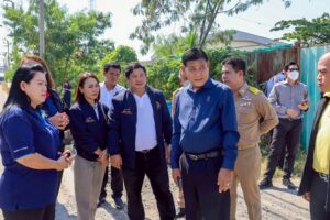 องค์การบริหารส่วนจังหวัดสมุทรปราการ ลงพื้นที่ตรวจสภาพถนน สป.3075 หลังชาวบ้านร้องเรียน ถนนทรุด หลุมบ่อ-น้ำขัง ส่งผลกระทบต่อชีวิตและเศรษฐกิจในพื้นที่อุตสาหกรรม นายสุนทร ปานแสงทอง นายกองค์การบริหารส่วนจังหวัดสมุทรปราการ พร้อมด้วยคณะผู้บริหาร สมาชิกสภาอบจ. และเจ้าหน้าที่ผู้เกี่ยวข้อง ลงพื้นที่ตรวจสอบสภาพถนนสาย สป.3075 บริเวณหมู่ 19 ตำบลบางพลีใหญ่ อำเภอบางพลี หลังได้รับการร้องเรียนจากประชาชนว่า ถนนในพื้นที่ดังกล่าวเกิดความชำรุดเสียหายอย่างหนัก ทั้งการยุบตัวเป็นแอ่งกระทะ มีหลุมบ่อลึกหลายจุด และเกิดน้ำท่วมขังเป็นเวลานาน แม้ไม่ใช่ช่วงฤดูฝนก็ตาม สร้างความเดือดร้อนแก่ผู้สัญจร รวมถึงโรงงานและผู้อยู่อาศัยจำนวนมากในย่านอุตสาหกรรมสำคัญของจังหวัด ซึ่งส่งผลกระทบโดยตรงต่อเศรษฐกิจในพื้นที่ จากการตรวจสอบพบว่า สาเหตุหลักของการทรุดตัวเกิดจากการที่ถนนเส้นนี้มีรถบรรทุกขนาดใหญ่สัญจรผ่านเป็นจำนวนมากทุกวัน ทำให้ชั้นดินอัดแน่นยุบตัวจนเกิดเป็นหลุมเป็นบ่อ อีกทั้งยังมีน้ำเสียจากอาคารและครัวเรือนข้างเคียงไหลลงมาสู่ผิวถนนอย่างต่อเนื่อง ทำให้น้ำขังไม่สามารถระบายได้ ส่งผลให้ประชาชนมองไม่เห็นความลึกของหลุมจนเกิดอุบัติเหตุบ่อยครั้ง เพื่อบรรเทาความเดือดร้อนในเบื้องต้น อบจ.สมุทรปราการได้จัดนำหินคลุกมาเทกลบหลุมต่างๆ เพื่อให้รถสามารถสัญจรได้ชั่วคราว พร้อมกันนี้ นายสุนทร ปานแสงทอง ได้สั่งการให้เจ้าหน้าที่ทำการขุดลอกท่อระบายน้ำโดยเร่งด่วน รวมถึงเริ่มปรับเกลี่ยพื้นผิวถนนให้เรียบในระดับหนึ่งเพื่อบรรเทาปัญหา พร้อมวางแผนปรับปรุงระบบท่อระบายน้ำใหม่ทั้งเส้น เพื่อแก้ปัญหาน้ำท่วมขังให้หมดไปอย่างเป็นระบบ หลังจากการแก้ไขเบื้องต้นแล้ว อบจ.จะเชิญผู้ประกอบการ อาคารบ้านเรือน และโรงงานโดยรอบเข้าร่วมประชุมเพื่อจัดการเรื่องระบบน้ำเสีย โดยทุกแห่งจะต้องปรับปรุงระบบบำบัดน้ำเสียและวางแนวท่อน้ำทิ้งให้ถูกต้อง ก่อนเชื่อมต่อเข้าระบบระบายน้ำสาธารณะ เพื่อลดปัญหาน้ำเสียไหลลงถนนซ้ำอีกในอนาคต นายสุนทร ปานแสงทอง นายกอบจ.สมุทรปราการ ยังได้กำชับให้ข้าราชการ พนักงาน อบจ. และเจ้าหน้าที่ทุกหน่วยที่เกี่ยวข้องเร่งดำเนินงานอย่างรวดเร็วและรัดกุม พร้อมติดตามสถานการณ์อย่างใกล้ชิด เพื่อให้ประชาชนในพื้นที่ได้รับความปลอดภัยและความสะดวกในการใช้เส้นทางโดยเร็วที่สุด