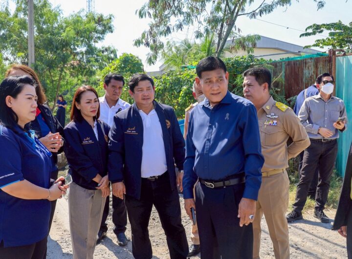 องค์การบริหารส่วนจังหวัดสมุทรปราการ ลงพื้นที่ตรวจสภาพถนน สป.3075 หลังชาวบ้านร้องเรียน ถนนทรุด หลุมบ่อ-น้ำขัง ส่งผลกระทบต่อชีวิตและเศรษฐกิจในพื้นที่อุตสาหกรรม นายสุนทร ปานแสงทอง นายกองค์การบริหารส่วนจังหวัดสมุทรปราการ พร้อมด้วยคณะผู้บริหาร สมาชิกสภาอบจ. และเจ้าหน้าที่ผู้เกี่ยวข้อง ลงพื้นที่ตรวจสอบสภาพถนนสาย สป.3075 บริเวณหมู่ 19 ตำบลบางพลีใหญ่ อำเภอบางพลี หลังได้รับการร้องเรียนจากประชาชนว่า ถนนในพื้นที่ดังกล่าวเกิดความชำรุดเสียหายอย่างหนัก ทั้งการยุบตัวเป็นแอ่งกระทะ มีหลุมบ่อลึกหลายจุด และเกิดน้ำท่วมขังเป็นเวลานาน แม้ไม่ใช่ช่วงฤดูฝนก็ตาม สร้างความเดือดร้อนแก่ผู้สัญจร รวมถึงโรงงานและผู้อยู่อาศัยจำนวนมากในย่านอุตสาหกรรมสำคัญของจังหวัด ซึ่งส่งผลกระทบโดยตรงต่อเศรษฐกิจในพื้นที่ จากการตรวจสอบพบว่า สาเหตุหลักของการทรุดตัวเกิดจากการที่ถนนเส้นนี้มีรถบรรทุกขนาดใหญ่สัญจรผ่านเป็นจำนวนมากทุกวัน ทำให้ชั้นดินอัดแน่นยุบตัวจนเกิดเป็นหลุมเป็นบ่อ อีกทั้งยังมีน้ำเสียจากอาคารและครัวเรือนข้างเคียงไหลลงมาสู่ผิวถนนอย่างต่อเนื่อง ทำให้น้ำขังไม่สามารถระบายได้ ส่งผลให้ประชาชนมองไม่เห็นความลึกของหลุมจนเกิดอุบัติเหตุบ่อยครั้ง เพื่อบรรเทาความเดือดร้อนในเบื้องต้น อบจ.สมุทรปราการได้จัดนำหินคลุกมาเทกลบหลุมต่างๆ เพื่อให้รถสามารถสัญจรได้ชั่วคราว พร้อมกันนี้ นายสุนทร ปานแสงทอง ได้สั่งการให้เจ้าหน้าที่ทำการขุดลอกท่อระบายน้ำโดยเร่งด่วน รวมถึงเริ่มปรับเกลี่ยพื้นผิวถนนให้เรียบในระดับหนึ่งเพื่อบรรเทาปัญหา พร้อมวางแผนปรับปรุงระบบท่อระบายน้ำใหม่ทั้งเส้น เพื่อแก้ปัญหาน้ำท่วมขังให้หมดไปอย่างเป็นระบบ หลังจากการแก้ไขเบื้องต้นแล้ว อบจ.จะเชิญผู้ประกอบการ อาคารบ้านเรือน และโรงงานโดยรอบเข้าร่วมประชุมเพื่อจัดการเรื่องระบบน้ำเสีย โดยทุกแห่งจะต้องปรับปรุงระบบบำบัดน้ำเสียและวางแนวท่อน้ำทิ้งให้ถูกต้อง ก่อนเชื่อมต่อเข้าระบบระบายน้ำสาธารณะ เพื่อลดปัญหาน้ำเสียไหลลงถนนซ้ำอีกในอนาคต นายสุนทร ปานแสงทอง นายกอบจ.สมุทรปราการ ยังได้กำชับให้ข้าราชการ พนักงาน อบจ. และเจ้าหน้าที่ทุกหน่วยที่เกี่ยวข้องเร่งดำเนินงานอย่างรวดเร็วและรัดกุม พร้อมติดตามสถานการณ์อย่างใกล้ชิด เพื่อให้ประชาชนในพื้นที่ได้รับความปลอดภัยและความสะดวกในการใช้เส้นทางโดยเร็วที่สุด