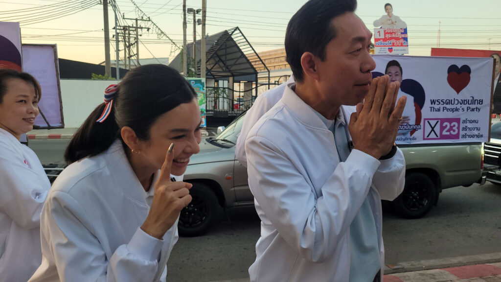 “อาร์ท” หัวหน้าพรรคปวงชนไทย ลุยสมุทรปราการ หนุน “วา” ชิง สส.เขต 1 ชูแก้ปัญหาปากท้อง–ลดเหลื่อมล้ำ อาร์ท เอกสิทธิ์ คุณานันทกุล หัวหน้าพรรคปวงชนไทย ลงพื้นที่ตลาดปากน้ำ–ท้ายบ้าน ช่วย “วา” วชิราภรณ์ ผู้สมัคร สส.เขต 1 สมุทรปราการ เบอร์ 1 หาเสียง พบปะประชาชน รับฟังปัญหาเศรษฐกิจปากท้อง พร้อมประกาศเดินหน้าแก้ปัญหาแรงงานนอกระบบ ผู้สูงอายุ และปราบสแกมเมอร์อย่างจริงจัง เมื่อเวลา 17.00 น. วันที่ 4 มกราคม 2569 นายเอกสิทธิ์ คุณานันทกุล หรือ “อาร์ท” หัวหน้าพรรคปวงชนไทย นำทีมผู้สมัครสมาชิกสภาผู้แทนราษฎร (สส.) จังหวัดสมุทรปราการ ลงพื้นที่ช่วย นางสาววชิราภรณ์ สุระหิรัญพล หรือ “วา” ผู้สมัคร สส. เขต 1 สมุทรปราการ เบอร์ 1 หาเสียงและพบปะพี่น้องประชาชนในพื้นที่ โดยเริ่มขบวนรถประชาสัมพันธ์จากวงเวียนท้ายบ้าน ผ่านตลาดปากน้ำ ก่อนวนกลับมาจอดที่ตลาดเชิงท่องเที่ยวท้ายบ้าน เพื่อพูดคุย แนะนำตัวผู้สมัคร และรับฟังปัญหาจากประชาชน จากนั้นเดินทางต่อไปหาเสียงที่ตลาดแบล็คมาร์เก็ต นายเอกสิทธิ์ คุณานันทกุล หรือ “อาร์ท” หัวหน้าพรรคปวงชนไทย กล่าวว่า วันนี้ได้พาผู้สมัคร สส.จังหวัดสมุทรปราการ เขต1 เบอร์ 1 มาลงพื้นที่ วนรอบเมือง และตลาดปากน้ำ ได้รับการตอบรับอย่างดีมาก ซึ่งตนก็เป็นคนสมุทรปราการ ต้องการมานำเสนอตัวเอง ในการนำสส.ที่ดี เข้ามาทำงานบ้านเมือง เพื่อจะได้เห็นการเปลี่ยนแปลง ซึ่งก่อนหน้านี้อาจจะเจอ สส. ที่ยังไม่ถูกใจมากนัก แต่ครั้งนี้พวกตนพร้อมที่จะเข้ามาเปลี่ยนแปลงให้ดีขึ้น เพราะยุคนี้มีปัญหาเศรษฐกิจมากมาย คิดว่าถ้ารออีก3-4 ข้างหน้าคงไม่ทัน พรรคปวงชนไทยจึงเสนอตัวเข้ามาแก้ไข เพราะตนมี ประสบการณ์มากมายในการแก้ไขปัญหาเศรษฐกิจ สังคม หรือจะเป็นการเมือง เพื่อมาดูแลพี่น้องต่อไป วันนี้ปัญหาปากท้องคือเรื่องเร่งด่วน ที่จะต้องเร่งแก้ไข เพื่อยกระดับคุณภาพชีวิต จึงมีนโยบาย สร้างคน สร้างงาน สร้างอาชีพ และในวันนี้ที่ลงพื้นที่มีพี่น้องมาเล่าปัญหาให้ฟังมากมาย บางคนเป็นแรงงานนอกระบบ ทั้งพ่อค้าแม่ค้า ที่ผ่านมาบุคคลเหล่านี้คือคนที่เสียภาษีตลอด แต่ขาดการดูแลเพราะเป็นแรงงานนอกระบบ แรงงานอิสระ ต้องทำให้เขาเข้าถึงเงินกู้ และมีสิทธิการรักษาพยาบาลอย่างเต็มร้อย ซึ่งตนจะแก้ไขปัญหาเศรษฐกิจและปากท้องแต่วันแรกที่ได้เข้ามาทำงาน ต้องยอมรับว่า ที่ผ่านมาปัญหาความเหลื่อมล้ำในสังคมมีมาก หลายคนขาดโอกาส วันนี้คนที่ขาดโอกาสต้องได้รับโอกาส ที่ผ่านมารัฐบาลอาจจะดูแลไม่ทั่วถึง ผู้สูงอายุต้องดูแลเขาให้ดีดีที่สุด เงินที่ให้เดือนละ 600-700 อาจจะไม่พอเพียง นี่คือจุดที่ต้องพิจารณา ซึ่งเป็นจุดเล็ๆน้อย ที่อาจหลงลืมไป พรรคปวงชนไทยพร้อมที่จะเข้ามาแก้ไขปัญหา ทุกรูปแบบ บ้านปัญหาความมั่นคง ต้องขอชมเชยทหาร ปฏิบัติหน้าที่ได้ดีเยี่ยม ต่อมาต้องใช้การเจรจาด้านการทูตเบื้องต้น ถ้าเจรจาไม่จบด้านความมั่นคงก็ต้องตอบโต้ไปตามความเหมาะสม ซึ่งที่ผ่านมาถือว่าทำได้ดีเยี่ยม และได้มีการกดดันทางด้านเศรษฐกิจ ต้องยอมรับว่าดีมาก ทางพรรคส่งเสริมอยู่แล้ว อยากให้จบปัญหาได้โดยเร็วที่สุด โดยที่สูญเสียน้อยที่สุด เพื่อพี่น้องประชาชน อยากให้รัฐบาลรีบจบปัญหาที่มันลุกลาม ไม่ว่าจะเป็นปัญหาด้าน สแกมเมอร์ ต้องรีบปราบปรามจริงจัง ตนมองว่าประเทศไทยต้องเอาจริงกับเรื่องนี้ ซึ่งพรรคตนมีนโยบายต้องปราบปรามสแกมเมอร์อย่างจริงจัง ที่เป็นต้นตอของปัญหาทุกอย่าง ถ้าได้เป็นรัฐบาลจะดูแลซับพอร์ททหารแนวหน้า แต่จริงๆที่ผ่านมาดูแลทหารอย่างดี โดยเฉพาะทหารที่ประสบอุบัติเหตุ หลังการสู้รบ ต้องดูแลเขาเป็นอย่างดี ซึ่งตนก็มีแผนที่จะเข้าไปเยี่ยมทหารที่ได้รับบาดเจ็บจากการสู้รบ ซึ่งตนจะดูแลทั้งทหารและครอบครัวเขาต่อๆไป นางสาววชิราภรณ์ สุระหิรัญพล หรือ วา ผู้สมัครสมาชิกสภาผู้แทนราษฎร (สส.) เขต 1 สมุทรปราการ บอกว่า แรงผลักดันจริงๆ เพราะตนได้มามานั่งคุยกับพี่อาร์ต ได้ฟังทัศนคติ ถึงเศรษฐกิจบ้านเมือง ตนจึงได้ถามกลับ ว่า “ชีวิตพี่สบายอยู่แล้วจะมาการเมืองทำไม“ ตนได้คำตอบว่า “ พี่เห็นบ้านเมืองไปต่อไม่ได้ “ เพราะฉะนั้นต้องมาช่วยคนไทยด้วยกันให้อยู่ได้แบบยั่งยืนและมั่นคง เปิดโอกาสให้ทุกคนเท่าเทียมกัน สร้างภูมิคุ้มกันที่ดีให้กับคนไทยทุกคน คนไทยมีภูมิคุ้มกัน คนไทยมีโอกาส คนไทยเป็นคนเก่ง มีจริยธรรมคุณธรรม ประเทศชาติเดินไปได้แน่นอน ไอดอลของตนคือพี่อาร์ต ขอฝากตัวด้วยนะคะ “วา” วชิราภรณ์ สุระหิรัญพล ผู้สมัคร สส.เขต1 สมุทรปราการ เบอร์ 1 ขอโอกาสเป็นกระบอกเสียงให้พี่น้องประชาชนชาวสมุทรปราการ ขอโอกาสเปลี่ยน ให้สมุทรปราการดีขึ้นกว่านี้ เพราะว่าพี่น้องชาวสมุทรปราการเป็นคนเก่ง แต่รายได้ไม่เพียงพอต่อรายจ่าย ขอโอกาสให้พรรคปวงชนไทยมาเป็นกระบอกเสียง ช่วยแก้ปัญหาให้พี่น้องทุกคน