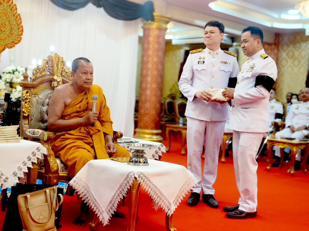 วัดบางพลีใหญ่กลางจัดพิธีบำเพ็ญกุศลถวายพระราชกุศลครบ 100 วัน "สตมวาร" เนื่องในวันสวรรคต สมเด็จพระบรมราชชนนีพันปีหลวง เมื่อเวลา 09.00 น. วันที่ 31มกราคม 2569 ที่ ศาลาการเปรียญ วัดบางพลีใหญ่กลาง อำเภอบางพลี จังหวัดสมุทรปราการ พระวชิรคณาทร (เจ้าคุณแจ้) เจ้าอาวาสวัดบางพลีใหญ่กลาง เป็นประธานฝ่ายสงฆ์พร้อมคณะพระภิกษุสงฆ์ วัดบางพลีใหญ่กลาง ประกอบพิธีบำเพ็ญกุศลครบ 100 วัน "สตมวาร" เนื่องในวันสวรรคต สมเด็จพระบรมราชชนนีพันปีหลวง เพื่อถวายเป็นพระราชกุศลแด่ สมเด็จพระนางเจ้าสิริกิติ์ พระบรมราชินีนาถ พระบรมราชชนนีพันปีหลวง โดยมีนายขจิตเวช แก้วน้อย นายอำเภอบางพลี เป็นประธานฝ่ายฆราวาส จุดเทียนธูปบูชาพระรัตนตรัย นายแพทย์ประภาส ผูกดวง นายแพทย์สาธารณสุขจังหวัดสมุทรปราการ จุดเครื่องทองน้อย หน้าโต๊ะหมู่บูชาพระบรมฉายาลักษณ์ของสมเด็จพระนางเจ้าสิริกิติ์ พระบรมราชินีนาถ พระบรมราชชนนีพันปีหลวง โดยมีพระสงฆ์ 12 รูป สวดเจริญพระพุทธมนต์ จากนั้นประกอบพิธีทอดผ้าไตรบังสุกุล พระสงฆ์สดับปกรณ์ กรวดน้ำ เพื่อถวายเป็นพระราชกุศล ภายในพิธีมีหัวหน้าส่วนราชการ หน่วยงานองค์กรปกครองส่วนท้องถิ่น ข้าราชการตำรวจ สภ.บางพลี สภ.บางปู สภ.บางแก้ว สภ.บางเสาธง สภ.สำโรงเหนือ องค์กรเอกชน โรงพยาบาลบางพลีสมุทรปราการ ศูนย์แพทย์ชุมชนวัดบางพลีใหญ่กลาง กู้ชีพฉุกเฉิน ร.พ.บางพลี สำนักงานเขตพื้นที่การศึกษาประถมศึกษา สมุทรปราการ เขต 2 กศน.อำเภอบางพลี รพ.สต.โรงเรียนวัดบางพลีใหญ่กลาง โรงเรียนราษฏร์บำรุง โรงเรียนปริญาญานุสรณ์ บางพลี คณะไวยาวัจกร วัดบางพลีใหญ่กลาง และพสกนิกรชาวอำเภอบางพลีหมู่เหล่า เข้าร่วมพิธี