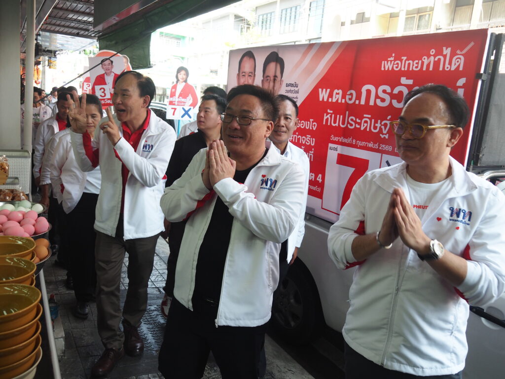 จุลพันธ์ อมรวิวัฒน์ หัวหน้าพรรคเพื่อไทย พาทีมผู้สมัคร สส.เขตสมุทรปราการลงพื้นที่ขอคะแนนชาวปากน้ำ เมื่อเวลา 13.00 น. วันที่ 13 มกราคม 2569 นายจุลพันธ์ อมรวิวัฒน์ หัวหน้าพรรคเพื่อไทย พร้อมด้วยผู้สมัครทั้งแบบแบ่งเขต และแบบบัญชีรายชื่อ เขต 1 สมุทรปราการ นายอัครวัฒน์ อัศวเหม เขต 2 สมุทรปราการ ดร.ยงยุทธ สุวรรณบุตร เขต 3 สมุทรปราการ ภิญโญ กิจเลิศไพโรจน์ เขต 4 สมุทรปราการ พ.ต.อ.กรวัฒน์ หันประดิษฐ์ เขต 5 สมุทรปราการ นายปิยะพงษ์ เหมะ เขต 6 สมุทรปราการ นางนฤมล ธารดำรงค์ เขต 7 สมุทรปราการ ดร.ประชา ประสพดี เขต 8 สมุทรปราการ สลิลทิพย์ สุขวัฒน์ และแบบบัญชีรายชื่อ ประกอบไปด้วย นายสงคราม กิจเลิศไพโรจน์ นายต่อศักดิ์ อัศวเหม นายธนประเสริฐ จันทรักษรังษี นายจาตุรนต์ นกขมิ้น ร่วมลงพื้นที่ อำเภอเมือง เขต 1 สมุทรปราการ และผู้ช่วยหาเสียง เข้าสักการะศาลเจ้าพ่อหลักเมือง ก่อนลงพื้นที่ภายในตลาดปากน้ำ ช่วยนายอัครวัฒน์ อัศวเหม หาเสียง แจกแผ่นพับชูนโยบายหลัก ปัญหาคนปากน้ำ สู่นโยบายระดับชาติ ภายใต้สโลแกน “เพื่อไทยทำได้ ทำให้ไทยยิ่งใหญ่ เลือกพรรคเพื่อไทย ทั้งคนทั้งพรรค ขณะที่ นายจุลพันธ์ อมรวิวัฒน์ หัวหน้าพรรคเพื่อไทย ออกมาให้สัมภาษณ์ ระบุว่า สำหรับพื้นที่ของจังหวัดสมุทรปราการ เขตการเลือกตั้งทั้ง 8 เขต เป็นอีกจังหวัดที่ทางพรรคเพื่อไทยให้ความสำคัญ โดยมีเป้าหมายจะได้ส.ส ทั้ง8 เขต ยกจังหวัด ซึ่งถือว่าเป็นพื้นที่ที่เคยเป็นพื้นที่ของพรรคเพื่อไทยที่เคยกวาด สส.ในพื้นที่มาแล้วในอดีต ซึ่งที่ผ่านมาตัวผู้สมัครเองลงพื้นที่กับประชาชนมาโดยตลอด จนเกิดเสียงตอบรับที่ดีในพื้นที่ซึ่งพรรคเพื่อไทยจะมีแพลนการขึ้นเวทีปราศรัยใหญ่ที่บางปูแลนด์ในวันที่ 16 ม.ค. นี้ ส่วนประเด็นที่ทางกัมพูชา ได้ประกาศว่าให้เลือกพรรคเพื่อไทยและพรรคประชาชน ไม่ให้เลือกพรรคภูมิใจไทย จะทำให้เกิดสงครามครั้งที่ 3 ทางหัวหน้าพรรคบอกว่ามันไม่เป็นการดีกับพรรค และ เป็นการแทรกแซงการเมืองในประเทศไทย