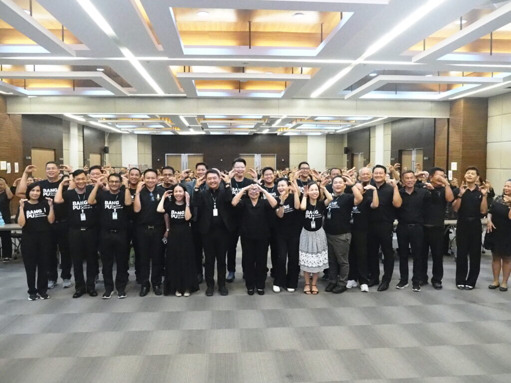 ชมรมผู้สูงอายุเทศบาลตำบลบางปู จัดโครงการส่งเสริมพัฒนาคุณภาพชีวิตผู้สูงวัย ที่ห้องประชุม 1 ชั้น 5 สำนักงานเทศบาลตำบลบางปู อำเภอเมือง จังหวัดสมุทรปราการ นายธีรพล ขุนเจริญ นายกเทศนตรีตำบลบางปู เป็นประธาน เปิดโครงการส่งเสริมพัฒนาคุณภาพชีวิตผู้สูงวัยด้วยรำวงย้อนยุค และโครงการออกกำลังกายรักษ์ลีลาสเพื่อสุขภาพผู้สูงวัย ประจำปีงบประมาณ พ.ศ.2569 โดยมีนางสาวปารณีย์ นาคคำ ปลัดเทศบาลตำบลบางปู กล่าวรายงานถึงวัตถุประสงค์ของการจัดโครงการ พร้อมด้วย นางสุวิมล รอดบำเรอ ประธานชมรมผู้สูงอายุเทศบาลตำบลบางปู คณะผู้บริหาร หัวหน้าส่วนราชการ สมาชิกสภาเทศบาล และคณะกรรมการ สมาชิกชมรมผู้สูงอายุเทศบาลตำบลบางปู เข้าร่วมโครงการ ทั้ง โครงการ 1.เพื่อเป็นการส่งเสริม พัฒนาคุณภาพชีวิตของสมาชิกผู้สูงอายุในด้านสุขภาพ สังคม และ สติปัญญา 2.เพื่อเป็นการพบปะ แลกเปลี่ยนเรียนรู้ ฝึกความรู้ ความสามารถของกิจกรรมกลุ่ม สนใจและสร้างความรัก ความสามัคคีในหมู่คณะ 3. เพื่อเป็นการอนุรักษ์ ฟื้นฟูศิลปะ วัฒนธรรม และภูมิปัญญา ประกอบด้วย 2 โครงการ โดยกองทุนหลักประกันสุขภาพเทศบาลตำบลบางปู ให้การสนับสนุนงบประมาณ ได้แก่ 1. โครงการออกกำลังกายรักษ์ลีลาศ เพื่อสุขภาพผู้สูงวัย กลุ่มเป้าหมาย 30 คน ดำเนินการทุกวันพฤหัสบดี ตั้งแต่มกราคม-กันยายน 2569 จำนวน 108 ชั่วโมง ณ ห้องประชุม 2 ชั้น 5 สำนักงานเทศบาลตำบลบางปู และ2.โครงการออกกำลังกายด้วยการรำวงย้อนยุค เพื่อสุขภาพผู้สูงวัย กลุ่มเป้าหมาย 30 คน ดำเนินการทุกวันพฤหัสบดี ตั้งแต่ มกราคม-กันยายน 2569 จำนวน 108 ชั่วโมง