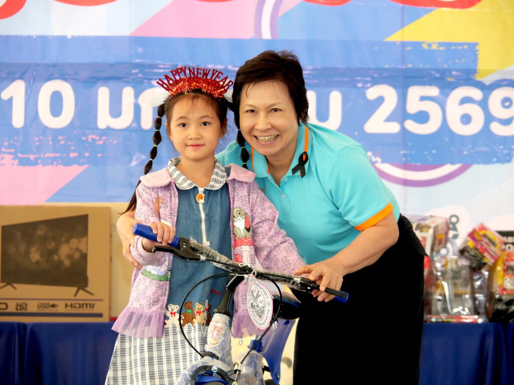 ท.ต.แพรกษาจัดงานวันเด็กลุ้นจับรางวัลทีวีตู้เย็นเด็กๆชอบใจ