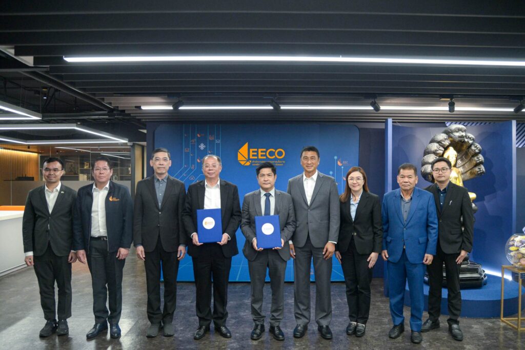 สุทธิวิทย์ ชยุตม์วรกานต์ EECO จับมือ YSSP ดึงพลังภาคเอกชน ผลักดันการจัดหาไฟฟ้าพลังงานสะอาด รองรับอุตสาหกรรมดิจิทัลในพื้นที่ EECd สำนักงานคณะกรรมการนโยบายเขตพัฒนาพิเศษภาคตะวันออก หรือ EECO โดย ดร.จุฬา สุขมานพ เลขาธิการ EECO และ บริษัท วาย.เอส.เอส.พี. แอกกริเกต จำกัด (YSSP) โดย นายยุทธชัย ภูคันธะโสม กรรมการผู้จัดการ ได้ร่วมกันลงนามในบันทึกข้อตกลงความร่วมมือ (MOA) ว่าด้วย การจัดหาไฟฟ้าพลังงานสะอาดสำหรับพื้นที่ในเขตส่งเสริมอุตสาหกรรมและนวัตกรรมดิจิทัล (EECd) พร้อมด้วยผู้บริหารระดับสูงจากทั้งสองฝ่ายร่วมเป็นสักขีพยาน เพื่อสนับสนุนการดำเนินนโยบายของ EECO ด้านการพัฒนาเขตพัฒนาพิเศษภาคตะวันออก ให้เป็นฐานเศรษฐกิจใหม่ที่ขับเคลื่อนด้วยเทคโนโลยีขั้นสูงและการพัฒนาอย่างยั่งยืน ทั้งนี้ บันทึกข้อตกลงฯ ดังกล่าว จะเป็นกลไกเชิงนโยบายในการเสริมสร้างความมั่นคงด้านพลังงาน ควบคู่กับการส่งเสริมการใช้พลังงานสะอาดในภาคอุตสาหกรรม โดยมุ่งยกระดับโครงสร้างพื้นฐานด้านสาธารณูปโภคให้มีความพร้อม รองรับการลงทุนในอุตสาหกรรมดิจิทัล เทคโนโลยีขั้นสูง และนวัตกรรม ซึ่งเป็นอุตสาหกรรมเป้าหมายของประเทศ และเป็นปัจจัยสำคัญในการเพิ่มขีดความสามารถในการแข่งขันของประเทศไทยในระยะยาว โดยความร่วมมือระหว่าง EECO และ YSSP ในครั้งนี้ สะท้อนถึงทิศทางการดำเนินงานของภาครัฐในการบูรณาการความร่วมมือกับภาคเอกชน เพื่อขับเคลื่อนการพัฒนา EEC บนพื้นฐานของการเติบโตทางเศรษฐกิจควบคู่กับการอนุรักษ์สิ่งแวดล้อม โดยเฉพาะการสนับสนุนพื้นที่ EECd ซึ่งได้รับการกำหนดให้เป็นพื้นที่ยุทธศาสตร์สำหรับการพัฒนาอุตสาหกรรมดิจิทัลและนวัตกรรม ที่ต้องอาศัยพลังงานที่มีเสถียรภาพ มีคุณภาพ และเป็นมิตรต่อสิ่งแวดล้อม ภายใต้บันทึกข้อตกลงฯ ดังกล่าว จะสร้างโอกาสให้ผู้ประกอบการในพื้นที่ EECd สามารถเข้าถึงไฟฟ้าพลังงานสะอาดในต้นทุนที่เหมาะสม ส่งผลให้เกิดการเพิ่มประสิทธิภาพการผลิต ลดต้นทุนในระยะยาว สนับสนุนการดำเนินธุรกิจตามหลักการพัฒนาที่ยั่งยืน (ESG) และการลดการปล่อยก๊าซเรือนกระจก ซึ่งสอดคล้องกับเป้าหมายการพัฒนาที่ยั่งยืนของประเทศ รวมถึงพันธกรณีด้านการเปลี่ยนแปลงสภาพภูมิอากาศในระดับสากล EECO เชื่อมั่นว่า ความร่วมมือครั้งนี้ จะเป็นจุดเริ่มต้นสำคัญในการพัฒนาโครงสร้างพื้นฐานด้านพลังงานสะอาดในพื้นที่ EECd และเป็นต้นแบบของการขับเคลื่อนเขตอุตสาหกรรมและนวัตกรรมดิจิทัลตามแนวทางเศรษฐกิจสีเขียว อันจะนำไปสู่การขยายผลเชิงนโยบาย และก่อให้เกิดประโยชน์ต่อระบบเศรษฐกิจ สังคม และสิ่งแวดล้อมของประเทศในภาพรวมต่อไป