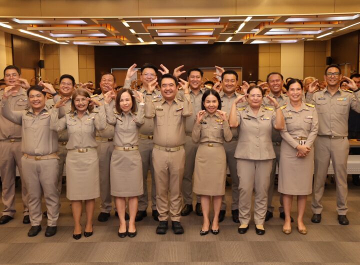 คณะกรรมการชุมชนในเขตพื้นที่เทศบาลตำบลบางปู รับมอบเงินอุดหนุนโครงการอุดหนุนกิจกรรมคณะกรรมการชุมชน เทศบาลตำบลบางปู ประจำปีงบประมาณ พ.ศ.2569 ที่ห้องประชุม 1 ชั้น 5 เทศบาลตำบลบางปู อำเภอเมือง จังหวัดสมุทรปราการ นายธีรพล ซุนเจริญ นายกเทศมนตรีตำบลบางปู เป็นประธานในพิธีมอบเงินอุดหนุนโครงการอุดหนุนกิจกรรมคณะกรรมการชุมชน ประจำปีงบประมาณ พ.ศ.2569 โดยมีนางสาวปารณีย์ นาคคำ ปลัดเทศบาลตำบลบางปู กล่าวรายงาน พร้อมด้วย รองนายกเทศมนตรี ที่ปรึกษา เลขานุการ สมาชิกสภาเทศบาล ที่ปรึกษาภาคประชาชน หัวหน้าส่วนราชการ พนักงานเทศบาลตำบลบางปู ตลอดจนประธานชุมชน คณะกรรมการชุมชน เข้าร่วมพิธี โดยนายกเทศมนตรีตำบลบางปูได้มอบเงินอุดหนุนคณะกรรมการชุมชน ประจำปีงบประมาณ พ.ศ.2569 โครงการดังกล่าวมีวัตถุประสงค์เพื่อส่งเสริมการมีส่วนร่วมในการพัฒนาและแก้ไขปัญหาในชุมชน ส่งเสริมการพัฒนาอาชีพและสร้างรายได้ เพื่อยกระดับคุณภาพชีวิต สร้างความรู้รักสามัคคีของคนในชุมชน รวมทั้งการอนุรักษ์สิ่งแวดล้อมภูมิปัญญาท้องถิ่น สร้างชุมชนเข้มแข็งตามแนวทางการพัฒนาท้องถิ่นอย่างยั่งยืน การมอบเงินอุดหนุนในครั้งนี้ มีคณะกรรมการชุมชนที่ได้รับงบประมาณ จำนวน 43 ชุมชน ชุมชนละ 100,000 บาท รวมเป็นเงินทั้งสิ้น 4,300,000 บาท “ชุมชนถือเป็นรากฐานที่สำคัญที่สุดของการพัฒนาท้องถิ่นคณะกรรมการชุมชนทุกท่าน คือกลไกสำคัญที่มีความใกล้ชิดกับพี่น้องประชาชน ทราบปัญหาและความต้องการที่แท้จริง การที่หน่วยงานเทศบาลตำบลบางปู ได้จัดสรรเงินอุดหนุนในครั้งนี้ เพื่อสนับสนุนการทำงานของทุกท่าน ให้มีงบประมาณในการชับเคลื่อนกิจกรรมที่เป็นประโยชน์ต่อส่วนรวม ทั้งในด้าน การพัฒนาโครงสร้าง พื้นฐาน การส่งเสริมอาชีพ โครงการที่ทุกท่านร่วมกันคิดและดำเนินการจะช่วยยกระดับคุณภาพชีวิตและสร้างความเข้มแข็งให้ชุมชนได้อย่างยั่งยืน โดยให้คณะกรรมการทุกท่าน น้ำเงินอุดหนุนนี้ไปใช้ด้วยความโปร่งใสค่าและเกิดประโยชน์สูงสุดต่อส่วนรวมและประชาชนในพื้นที่ ตามวัตถุประสงค์ “ นายกเทศมนตรี กล่าว