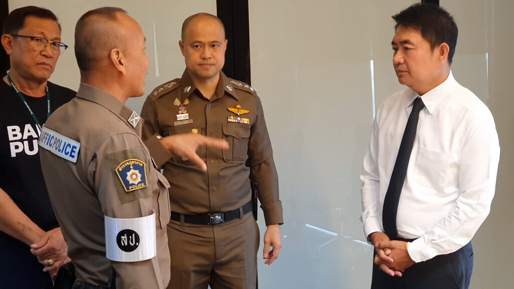 สมุทรปราการ สุทธิวิทย์ ชยุตม์วรกานต์ ทต.บางปูมอบเงินอุดหนุนให้กับสภ.บางปูและสภ.เมืองสมุทรปราการเพื่อทำโครงการแก้ไขปัญหายาเสพติด ที่ห้องประชุมย่อยชั้น3 สำนักงานเทศบาลตำบลบางปู นายธีรพล ชุนเจริญ นายกเทศมนตรีตำบลบางปู ได้มอบเงินอุดหนุนส่วนราชการ ประจำปีงบประมาณ พ.ศ.2569 ให้กับสถานีตำรวจภูธร 2 แห่ง แห่งละ 1,000,000-บาท (หนึ่งล้านบาท) ได้แก่ สถานีตำรวจภูธรบางปู ตำบลบางปูใหม่ อำเภอเมืองสมุทรปราการ จังหวัดสมุทรปราการ และสถานีตำรวจภูธรเมืองสมุทรปราการ ตำบลปากน้ำ อำเภอเมืองสมุทรปราการ จังหวัดสมุทรปราการ เพื่อจ่ายเป็นเงินอุดหนุนโครงการรณรงค์ ป้องกันและแก้ไขปัญหายาเสพติดในชุมชน พร้อมทั้งได้ทำบันทึกข้อตกลงร่วมกันระหว่างเทศบาลตำบลบางปูกับสถานีตำรวจภูธร ทั้ง 2 แห่ง โดยมี พ.ต.อ.จักรกฤช ศรีโรจนากูร ผกก.สภ.เมืองสมุทรปราการ และพ.ต.อ.วัชระ เทพเสน ผกก.สภ.บางปู ร่วมรับเงินสนับสนุนโครงการ มีนายณัฐพงษ์ เสรีพาณิชย์การ ผู้อำนวยการกองสาธารณสุขและสิ่งแวดล้อม นายณรงค์ บุญช่วย ที่ปรึกษานายกเทศมนตรี พร้อมด้วยนางสาวพัชรีภรณ์ แสนแก้ว พยาบาลวิชาชีพชำนาญการ หัวหน้างานป้องกันและควบคุมโรคเทศบาลตำบลบางปู เจ้าหน้าที่ตำรวจสภ.เมือง และสภ.บางปูร่วมเป็นสักขีพยาน