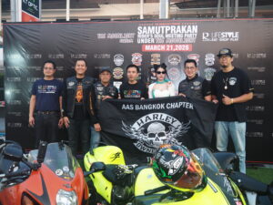 กลุ่ม Harley-Davidsonนับร้อยคันบิดเสียงดังกระฮิ่มสร้างความฮือฮาให้กับผู้พบเห็น นายถนอมศักดิ์ สระแก้ว ประธาน บริษัท เดอะ เฟิรส์ทครีเอชั่น (999) จำกัด ผู้บริหาร The Moonlight Paknam กล่าวว่า วันนี้ เป็นการรวมตัวของชาว2ล้อ Harley-Davidson ของจังหวัดสมุทรปราการ เรียกได้ว่าเป็นเพื่อนเก่าเพื่อนใหม่มาเจอกัน และรวมตัวกันที่ตลาด THE MOONLIGHT PAKNAMหน้าห้างโรบินสันสมุทรปราการ ซึ่งจะมีปาร์ตี้เล็กๆ และมี มินิคอนเสิร์ต โดยชาว2ล้อ ก็จะมีกิจกรรมทำบุญ ทำทาน กันก่อนที่จะจัดกิจกรรม เรามีวันนี้เราก็แบ่งปันกันไป ทุกอย่างที่ทำเราถือสังคมเป็นเรื่องใหญ่ วันนี้ชาวชาว2ล้อ Harley-Davidson ได้มารวมตัวกัน100-200 คัน รถสองล้อที่นำมาวิ่งในวันนี้มีตั้งแต่ราคาหลักแสนและหลักหลายล้านให้ทุกคนลองมาสัมผัสดูได้ โดยในวันนี้กลุ่มผู้ขับขี่รถจักรยานยนต์ Harley Davidson ได้จัด ขบวนพาเหรด Harley Davidson กว่า 100 – 200 คัน ที่จะรวมตัวกันสร้างปรากฏการณ์ขบวนรถจักรยานยนต์ขนาดใหญ่ โดยขบวนจะวิ่งผ่านเส้นทางสำคัญจาก ปั๊มศรีนครินทร์ มุ่งหน้าสู่ Robinson Lifestyle สมุทรปราการ ระยะทางกว่า 4 กิโลเมตร ซึ่งถือเป็นภาพที่หาชมได้ยากในพื้นที่จังหวัดสมุทรปราการ นายถนอมศักดิ์ สระแก้ว ประธาน บริษัท เดอะ เฟิรส์ทครีเอชั่น (999) จำกัด ผู้บริหาร The Moonlight Paknam ยังได้กล่าวอีกว่า “เราต้องการให้ The Moonlight Paknam เป็นพื้นที่ที่รวมคนที่มี Passion เดียวกัน ทั้งสาย Biker ดนตรี และไลฟ์สไตล์ ให้มาเจอกันและสร้าง Community ดี ๆ ในสมุทรปราการ” เพื่อสร้างแลนด์มาร์คไลฟ์สไตล์ใหม่ที่ The Moonlight Paknam สมุทรปราการ ด้วยการจัดงานรวมพลของกลุ่มผู้ขับขี่รถจักรยานยนต์ Harley Davidson ครั้งใหญ่ ภายใต้ชื่อ “Samutprakan Rider’s Soul Meeting Party Under the Moonlight ” เพื่อเปิดตัวพื้นที่กิจกรรมไลฟ์สไตล์ใหม่ The Moonlight Paknam @ Robinson Lifestyle สมุทรปราการ ซึ่งจะเป็นจุดรวมตัวของชุมชนไบค์เกอร์ ดนตรี และวัฒนธรรมวินเทจเพื่อสร้างบรรยากาศและความตื่นเต้นให้กับนักท่องเที่ยวและผู้มาจับจ่ายสินค้าในตลาดอีกด้วย