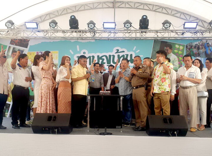 นายสุนทร ปานแสงทอง นายก อบจ.จัดพิธีบวงสรวงสิ่งศักดิ์ประจำบ้าน และพิธีทำบุญเลี้ยงพระ เนื่องในวันคล้ายวันเกิดครบรอบ 70 ปี เพื่อความเป็นสิริมงคล วันที่ 23 มีนาคม 2569 เวลา 08.00 น. ที่บ้านปานแสงทอง หมู่ 9 ชุมชนบ้านไม้ท้ายซอย ตำบลบางโฉลง อำเภอบางพลี จังหวัดสมุทรปราการ นายสุนทร ปานแสงทอง นายกองค์การบริหารส่วนจังหวัดสมุทรปราการ และครอบครัวปานแสงทอง จัดพิธีบวงสรวงศาลพระภูมิศาลตายาย จากนั้นได้มีพิธีทำบุญเลี้ยงพระ เนื่องในวันคล้ายวันเกิดครบรอบ 70 ปี โดยมีคณะผู้บริหาร สมาชิกสภา องค์การบริหารส่วนจังหวัดสมุทรปราการ คณะผู้บริหาร สมาชิกสภา หัวหน้าส่วนราชการ จากหน่วยงานองค์กรปรกครองส่วนท้องถิ่น เทศบาลฯ และ อบต.ในเขตพื้นที่จังหวัดสมุทรปราการ ตลอดจนตัวแทนหน่วยงานภาครัฐ ภาคเอกชน ทหาร ตำรวจ ฝ่ายปกครอง กำนัน ผู้ใหญ่บ้าน นำกระเช้าดอกไม้ และกระเช้าของขวัญ มาร่วมอวยพรในวันคล้ายวันเกิด นายก อบจ.กันเป็นจำนวนมาก