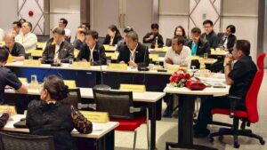 วันที่ 24 มีนาคม 2569 นายวัฒนา เจริญจิต นายอำเภอเมืองสมุทรปราการเป็นประธานในการประชุมคณะกรรมการร่วมติดตามตรวจสอบการดำเนินงานด้านสิ่งแวดล้อมและการพัฒนาคุณภาพชีวิตชุมชนโรงไฟฟ้าพระนครใต้ (ประชุมไตรภาคี) ครั้งที่ 1 ประจำปี 2569 ณ ห้องประชุม Auditorium อาคารที่ทำการโรงไฟฟ้าพระนครใต้ โดยมีนายรังสิต แก้วหวังสกูล ผู้อำนวยการโรงไฟฟ้าพระนครใต้ ให้การต้อนรับ ในการประชุมมีการรายงานผลการดำเนินงานของโรงไฟฟ้าพระนครใต้ ในเดือนกรกฎาคม-ธันวาคม 2569 อาทิ ด้านคุณภาพสิ่งแวดล้อม กิจกรรมประชาสัมพันธ์ ชุมชนสัมพันธ์ และการพัฒนาคุณภาพชีวิต รวมถึงโครงการต่างๆที่ส่งเสริมด้านสิ่งแวดล้อมร่วมกับชุมชน นอกจากนี้ยังได้เปิดโอกาสให้ผู้เข้าร่วมประชุมให้ข้อเสนอแนะในการปรับปรุงกิจกรรมที่ดำเนินงานร่วมกับชุมชนในพื้นที่รอบโรงไฟฟ้าพระนครใต้ เพื่อให้ได้ประโยชน์สูงสุดต่อประชาชนในพื้นที่