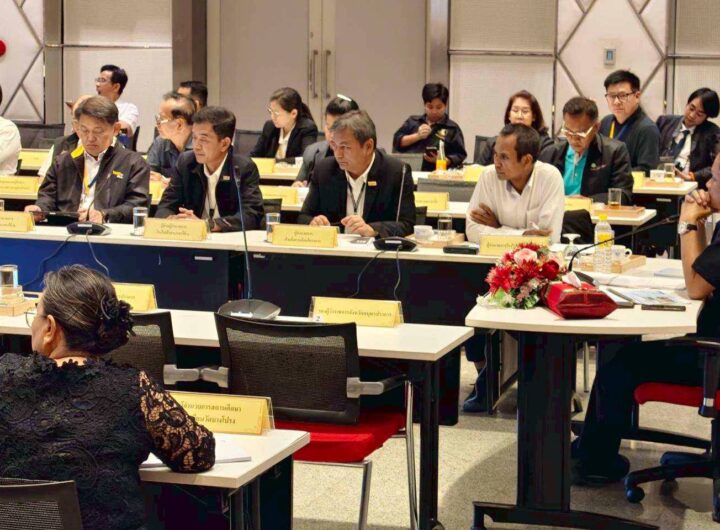 วันที่ 24 มีนาคม 2569 นายวัฒนา เจริญจิต นายอำเภอเมืองสมุทรปราการเป็นประธานในการประชุมคณะกรรมการร่วมติดตามตรวจสอบการดำเนินงานด้านสิ่งแวดล้อมและการพัฒนาคุณภาพชีวิตชุมชนโรงไฟฟ้าพระนครใต้ (ประชุมไตรภาคี) ครั้งที่ 1 ประจำปี 2569 ณ ห้องประชุม Auditorium อาคารที่ทำการโรงไฟฟ้าพระนครใต้ โดยมีนายรังสิต แก้วหวังสกูล ผู้อำนวยการโรงไฟฟ้าพระนครใต้ ให้การต้อนรับ ในการประชุมมีการรายงานผลการดำเนินงานของโรงไฟฟ้าพระนครใต้ ในเดือนกรกฎาคม-ธันวาคม 2569 อาทิ ด้านคุณภาพสิ่งแวดล้อม กิจกรรมประชาสัมพันธ์ ชุมชนสัมพันธ์ และการพัฒนาคุณภาพชีวิต รวมถึงโครงการต่างๆที่ส่งเสริมด้านสิ่งแวดล้อมร่วมกับชุมชน นอกจากนี้ยังได้เปิดโอกาสให้ผู้เข้าร่วมประชุมให้ข้อเสนอแนะในการปรับปรุงกิจกรรมที่ดำเนินงานร่วมกับชุมชนในพื้นที่รอบโรงไฟฟ้าพระนครใต้ เพื่อให้ได้ประโยชน์สูงสุดต่อประชาชนในพื้นที่