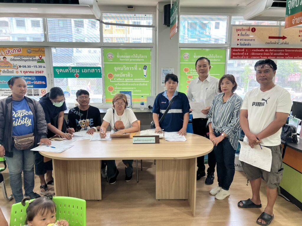 📣 “รองโจ” ลุยช่วยชุมชนซอยโรงน้ำแข็ง เดินหน้าแก้ปัญหาน้ำท่วมสะสมกว่า 30 ปี 📌วันที่ 24 มีนาคม 2569 พ.ต.อ.กรวัฒน์ หันประดิษฐ์ หรือ “รองโจ” อดีตผู้สมัครสมาชิกสภาผู้แทนราษฎร จังหวัดสมุทรปราการ เขต 4 พรรคเพื่อไทย ลงพื้นที่ช่วยเหลือประชาชนในชุมชนซอยโรงน้ำแข็ง หมู่ 20 ต.บางพลีใหญ่ อ.บางพลี จ.สมุทรปราการ หลังชาวบ้านรวมตัวร้องขอความช่วยเหลือในการดำเนินการยกถนนสาธารณะภายในชุมชนให้แก่องค์กรปกครองส่วนท้องถิ่น เพื่อนำงบประมาณมาพัฒนาปรับปรุงโครงสร้างพื้นฐานและแก้ไขปัญหาน้ำท่วมที่เกิดขึ้นซ้ำซากยาวนานกว่า 30 ปี โดย พ.ต.อ.กรวัฒน์ หันประดิษฐ์ ได้ลงพื้นที่รับฟังปัญหาความเดือดร้อนของประชาชน พร้อมให้คำปรึกษาด้านกฎหมายอย่างใกล้ชิด และพากลุ่มชาวบ้านเดินทางไปยังสำนักงานที่ดินจังหวัดสมุทรปราการ สาขาบางพลี เพื่อดำเนินการคัดลอกเอกสารโฉนดที่ดิน รวมถึงเตรียมความพร้อมในการยื่นฟ้องต่อศาล เพื่อนำคำพิพากษามาประกอบคำร้อง ในการผลักดันให้ถนนภายในชุมชนสามารถโอนเป็นสาธารณะและอยู่ในความดูแลของภาครัฐได้อย่างถูกต้อง ด้านนางโชคชุดา เพ็ชรสหาย แพทย์ประจำตำบลบางพลีใหญ่ ซึ่งเป็นหนึ่งในตัวแทนชาวบ้านและเป็นผู้พักอาศัยภายในชุมชนที่ได้รับความเดือดร้อนเปิดเผยว่า ชาวบ้านภายในชุมชนซอยโรงน้ำแข็ง ได้รับผลกระทบเกี่ยวกับปัญหาน้ำท่วมภายในชุมชนซ้ำซากมานานหลายปี เนื่องจากที่ผ่านมาถนนสาธารณะที่เป็นทางเข้าออกของคนในชุมชน ยังเป็นพื้นที่เอกชนทำให้หน่วยงานภาครัฐในพื้นที่ไม่สามารถเข้ามาดูแลในการแก้ไขปัญหาได้อย่างเต็มที่ โดยที่ผ่านมาชาวบ้านได้ช่วยกันติดตามหาเจ้าของที่ดินและทายาทมาเป็นเวลานานระยะหนึ่งแล้ว แต่ก็ยังไม่สามารถดำเนินการได้ เนื่องจากติดปัญหาในหลายๆด้าน ทั้งเรื่องค่าใช้จ่ายและข้อกฎหมายที่ชาวบ้านไม่รู้ จึงได้รวมตัวกันมาขอความช่วยเหลือกับทางด้าน "รองโจ" เพื่อให้ท่านช่วยเหลือเป็นสื่อกลางช่วยประสานงานและให้ความช่วยเหลือแก่ชาวบ้าน ซึ่งในครั้งนี้รู้สึกมีความหวังมากกว่าทุกครั้ง เนื่องจากการดำเนินงานด้านเอกสารมีความคืบหน้ามากกว่าทุกครั้งที่ชาวบ้านมาประสานงานเอง จึงอยากขอเป็นตัวแทนชาวบ้านในการขอบคุณท่าน รองโจ ที่เสียสละเวลามาช่วยเหลือชาวบ้านในครั้งนี้ ทั้งนี้ พ.ต.อ.กรวัฒน์ ยังได้ให้คำมั่นกับพี่น้องประชาชนในพื้นที่ว่าจะเดินหน้าช่วยเหลืออย่างเต็มที่ เพื่อให้โครงการดังกล่าวประสบความสำเร็จ พร้อมทั้งรับภาระค่าใช้จ่ายในกระบวนการทางกฎหมายและค่าดำเนินการในชั้นศาลให้แก่ชาวบ้านทั้งหมด เพื่อบรรเทาความเดือดร้อนเรื่องค่าใช้จ่ายของชาวบ้าน และจะเร่งแก้ไขปัญหาน้ำท่วมให้กับชาวบ้านอย่างยั่งยืนต่อไป